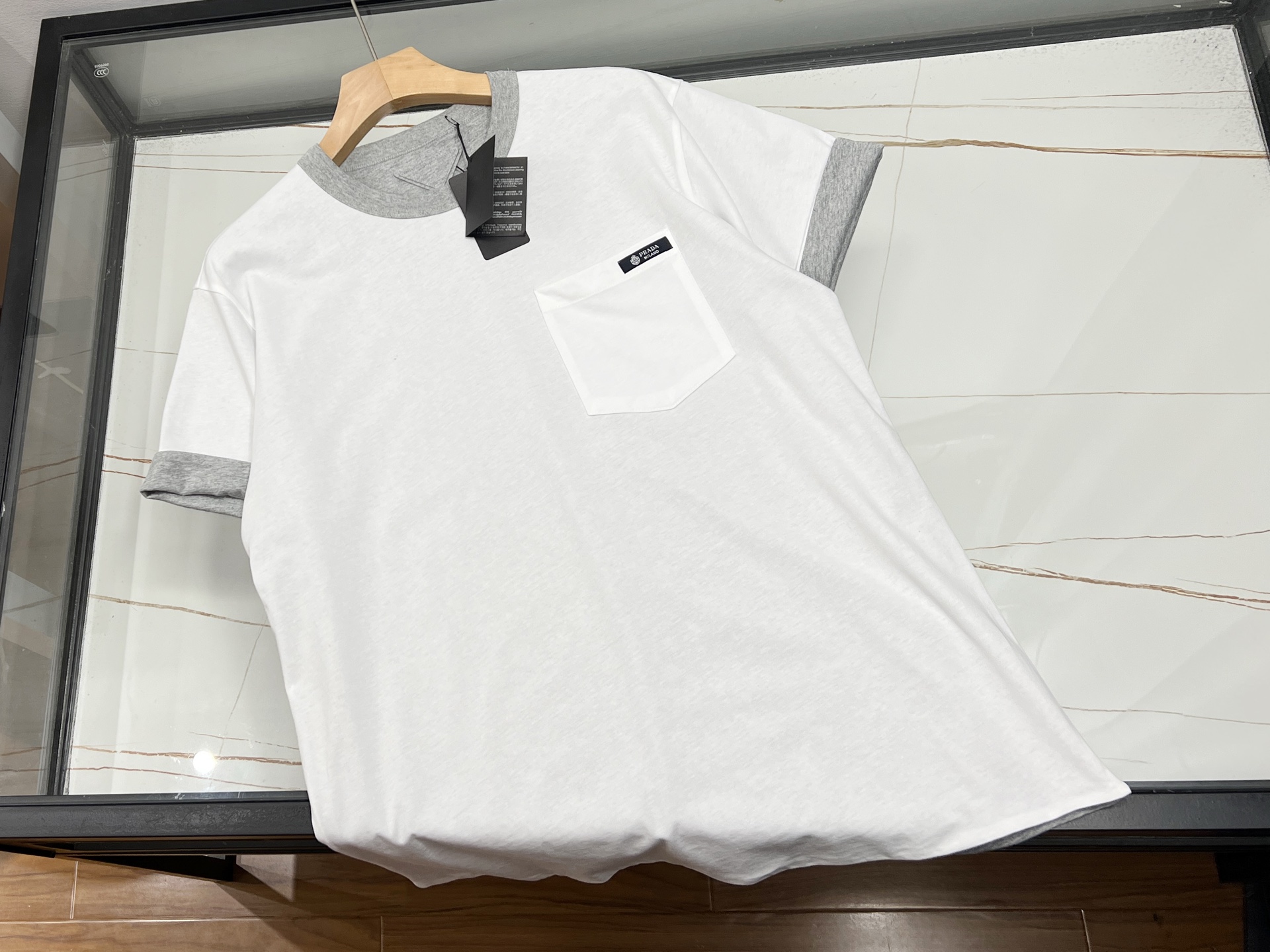 NO:660799,-26SS unlocks the fashion code of the season, this short-sleeved shirt is amazing!  The trend of the season is coming, this casual short-sleeve with word badge flower is a must-have artifact for fashion trendsetters!  It cleverly combines personality elements, with the exquisite word badge on the chest and the flower pattern complementing each other, which not only shows a unique attitude, but also exudes a romantic atmosphere. The fabric is soft and skin-friendly, and has excellent breathability, so it is no burden to wear in summer. The loose fit is not flattering, covers the flesh and makes you slim, easily creating a casual and casual style. Whether you wear it with simple jeans for a stroll on the street, or wear it with shorts for a beach vacation, it can make you the center of attention in an instant. Don’t hesitate anymore, wear it, embrace this vibrant season, and start your own fashion journey!  Available now in two colors S-XL, Prada-clothing, prada, shorts, jeans, T-shirt,  19860909-26SS解锁当季时尚密码,这款短袖绝了！ 当季潮流风暴来袭,这款字徽章花休闲短袖就是时尚弄潮儿的必备神器！ 它巧妙融合个性元素,胸前精致字徽章与花朵图案相得益彰,既彰显独特态度,又散发浪漫气息.面料柔软亲肤,透气性超棒,夏日穿着毫无负担.宽松版型不挑身材,遮肉又显瘦,轻松打造随性自在的休闲风. 无论是搭配简约牛仔裤漫步街头,还是配上短裤去海边度假,它都能让你瞬间成为焦点.别再犹豫,快穿上它,拥抱这个充满活力的季节,开启属于你的时尚之旅！ 现货发售二色S-XL,普拉达-服装,prada,shorts,jeans,T-shirt, ,Women's clothing