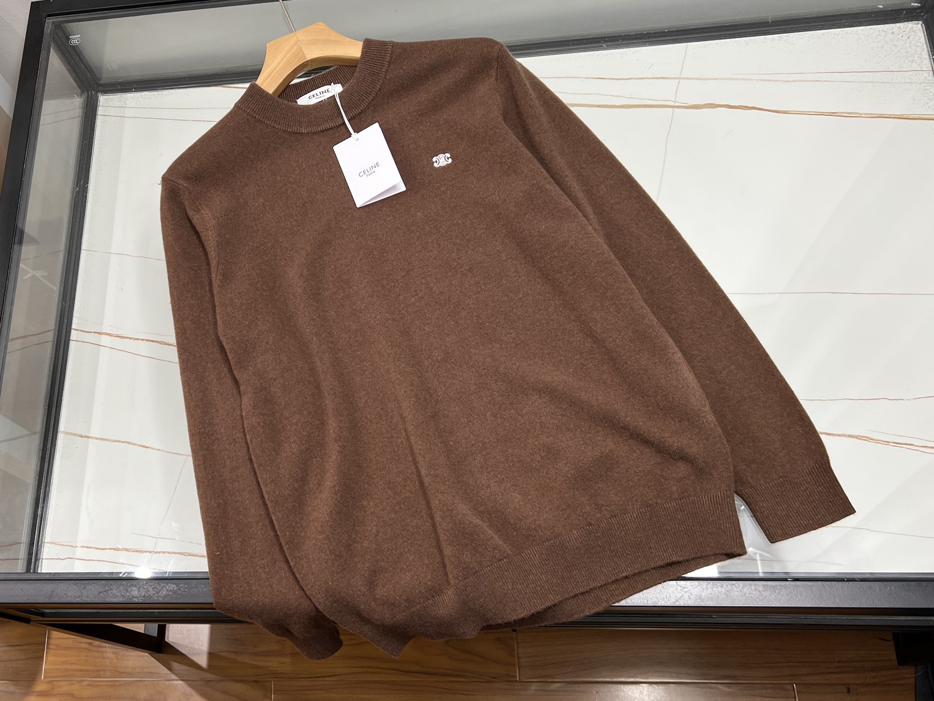 NO:660790,-25SS——An encounter between fashion and warmth in letter-embroidered knitted sweater. This letter-embroidered knitted sweater is a rare treasure item in the autumn and winter wardrobe. The delicate and soft knitted fabric has no itchy feeling when worn next to the skin, as if it is wrapped in gentle clouds, giving the skin the gentlest care. It has outstanding thermal insulation performance and can firmly lock in warmth in the cold wind.  The letter embroidery on the sweater is a highlight. The exquisite stitching outlines the letters to life, either simple or playful, adding a unique personality and fashion sense to the whole. Whether it is paired with jeans to show casualness, or with a skirt to create an elegant temperament, it can be easily controlled, making you stand out from the crowd and become the focus of fashion. It is the best choice for those who pursue individuality and quality.  Available now in brown color XS-S-M-L, Celine-clothing, celine, skirts, jeans, sweaters,  19860909-25SS———字母刺绣针织毛衣时尚与温暖的邂逅 这件字母刺绣针织毛衣,是秋冬衣橱里不可多得的宝藏单品.细腻柔软的针织面料,贴身穿也毫无刺痒感,仿佛被轻柔的云朵包裹,给予肌肤最温柔的呵护,保暖性能更是出众,寒风中也能牢牢锁住温暖. 毛衣上的字母刺绣是一大亮点,精致的针法将字母勾勒得栩栩如生,或简约或俏皮,为整体增添了独特的个性与时尚感.无论是搭配牛仔裤展现休闲随性,还是配裙子营造优雅气质,它都能轻松驾驭,让你在人群中脱颖而出,成为时尚焦点,是追求个性与品质人士的不二之选. 现货发售咖啡色XS-S-M-L,赛琳-服装,celine,skirts,jeans,sweaters, ,Women's clothing