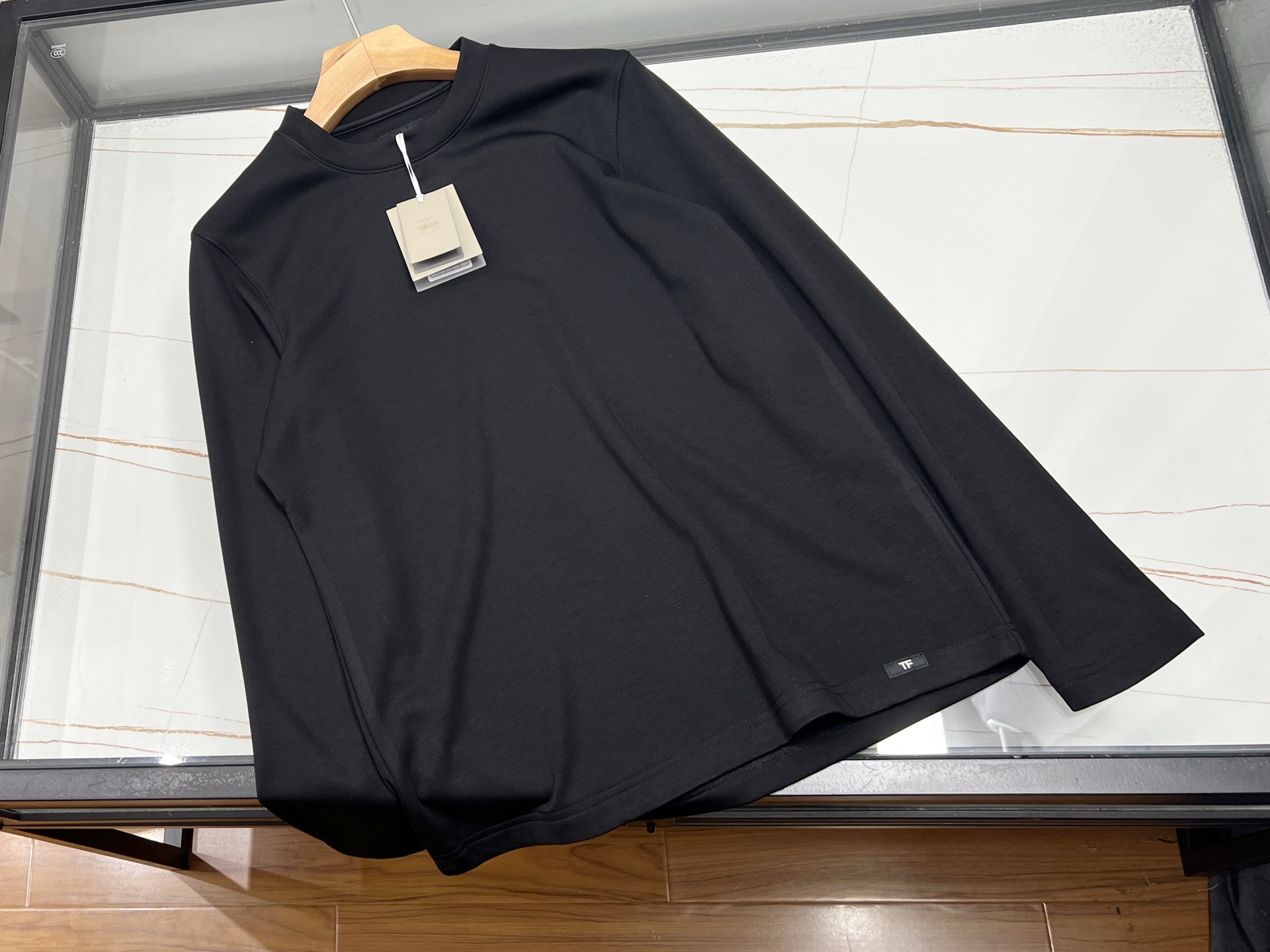 NO:660771,-25SS——With a minimalist design and delicate touch, the TF round neck long-sleeved T-shirt combines the three qualities of skin-friendly, silky and soft with luxurious fabrics and neat tailoring for daily wear. The upper body has a crisp outline and can always fit the skin, giving it both comfort and style.  The classic round neck fits the neckline without pressing on the skin, and the long-sleeved design wraps the arms without feeling restrictive. When paired with an extended hem, it looks casual and lazy when worn alone, and can add a sense of layering when worn underneath - wear it with a suit when commuting, and the silky fabric weakens the seriousness of formal wear; wear it with trousers for leisure, and the soft texture conveys a relaxed atmosphere, making it comfortable to wear in many scenes.  The color scheme focuses on the classic black and white, black looks slim but not boring, the silky fabric has a delicate luster, and is low-key to show texture; the white is clean and unobtrusive, and the soft touch is more gentle against the skin, making it refreshing and comfortable for daily wear. The size covers 48-56, adapting to different body shapes, no matter what kind of body shape, it can be worn with a skin-friendly experience that is not tight but not tight.  The scientific ratio of fabrics hides the secret of skin softening. 13 acetate wool and 2 wool give a silky touch and a cooling feeling instantly when applied to the skin; 11 modal is superimposed with soft qualities, and you can tell it is delicate when you first touch it; 61 acrylic guarantees a crisp and not soft fit, and 13 spandex provides micro-elasticity, which not only prevents the fabric from tightening the skin, but also makes the softness last longer, and maintains a skin-friendly texture after long-term wear and washing.  From the fingertips to the upper body experience, every detail is designed around 'softness' and 'smoothness'. There is no need to deliberately match it. You can also enjoy the silky and skin-friendly luxury in daily wear. It can easily cope with the four seasons. It is a textured item that people want to wear again and again. Available in stock in two colors 48-56, men's clothing, tom ford, tees, t-shirt, business suit,  19860909-25SS———以极简设计承载细腻触感,TF圆领长袖T恤凭借奢选面料与利落剪裁,将亲肤、丝滑、柔软三大特质融入日常穿着,上身既有挺括轮廓,又能时刻贴合肌肤,让舒适与格调兼具. 经典圆领贴合颈线不压肤,长袖设计包裹手臂却无束缚感,搭配加长衣摆,单穿时尽显随性慵懒,内搭时又能衬出层次感——通勤时搭西装,丝滑面料弱化正装严肃感；休闲时配长裤,柔软质地传递松弛氛围,多场景穿都自在. 配色聚焦经典黑白二色黑色显瘦不沉闷,丝滑面料泛着细腻光泽,低调显质感；白色干净不挑人,柔软触感贴肤更显温柔,日常穿清爽又舒适.尺码覆盖48-56,适配不同身形,无论哪种体态,都能穿出合身不紧绷的亲肤体验. 面料科学配比藏着柔肤秘诀13醋酸羊毛与2羊毛赋予丝滑触感,贴肤瞬间自带凉润感；11莫代尔叠加柔软特质,上手摸便知细腻；61晴纶保障版型挺括不软塌,13氨纶赋予微弹,既避免面料紧绷勒肤,又让柔软度更持久,久穿洗仍保持亲肤质感. 从指尖触碰到上身体验,每一处细节都围绕“柔”与“顺”设计,无需刻意搭配,日常穿也能享受到丝滑亲肤的奢感,轻松应对四季,是让人想反复穿的质感单品. 现货发售二色48-56,男装,tom ford,tees，t-shirt,business suit, ,Women's clothing