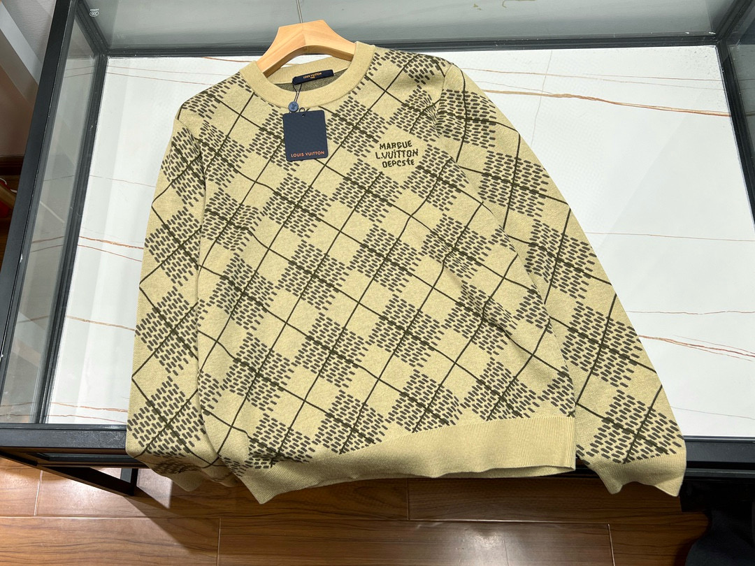 NO:660778,-25SS Lingge wool unisex sweater In the gentle seasonal change, Lingge wool unisex sweater has become an indispensable classic choice in the wardrobe with its unique charm. It is made of high-quality wool, soft and close to the skin, warm and breathable. Even in the coolness of early autumn or the severe cold of late winter, it can give you the most considerate and warm embrace.  In terms of design, Lingge wool sweaters cleverly combine simplicity and fashion. The unique plaid pattern not only breaks the monotony of solid-color sweaters, but also adds a touch of retro style and modernity. The design of the same style for men and women allows this warmth to transcend gender boundaries. Whether it is a tacit matching between lovers or a warm sharing among families, it can be easily controlled and show different style charms.  The details are genuine, the exquisite weaving method, every stitch and every thread reveals the craftsman's intention and insistence on quality. Wearing it, whether it is daily travel or casual gatherings, can make you stand out from the crowd and become that gentle scenery that cannot be ignored. Lingge wool unisex sweater is not only the guardian of warmth in this season, but also an elegant display of your taste and style. Choose it, let warmth and fashion go hand in hand, and let this autumn and winter be warm and different because of you.  Ready for sale khaki XS-S-M-L, Louis Vuitton-clothing, louis vuitton, sweaters,  19860909-25SS凌格羊毛男女同款毛衣 在温柔的季节更迭中,凌格羊毛男女同款毛衣以其独特的魅力,成为衣橱里不可或缺的经典之选.精选上乘羊毛材质,轻柔贴肤,保暖而不失透气,即便是初秋的微凉或是深冬的严寒,都能给予您最贴心的温暖拥抱. 设计上,凌格羊毛毛衣巧妙融合了简约与时尚,独特的格子图案不仅打破了纯色毛衣的单调,更添一抹复古风情与现代感.男女同款的设计,让这份温暖跨越性别的界限,无论是情侣间的默契搭配,还是家人间的温馨共享,都能轻松驾驭,展现不一样的风格魅力. 细节之处见真章,精致的织法,每一针每一线都透露着匠人的用心与对品质的坚持.穿着它,无论是日常出行还是休闲聚会,都能让您在人群中脱颖而出,成为那抹不可忽视的温柔风景. 凌格羊毛男女同款毛衣,不仅是这个季节的温暖守护者,更是您品味与格调的优雅展现.选择它,让温暖与时尚同行,让这个秋冬,因你而温暖不同. 现货发售卡其XS-S-M-L,路易威登-服装,louis vuitton,sweaters, ,Women's clothing