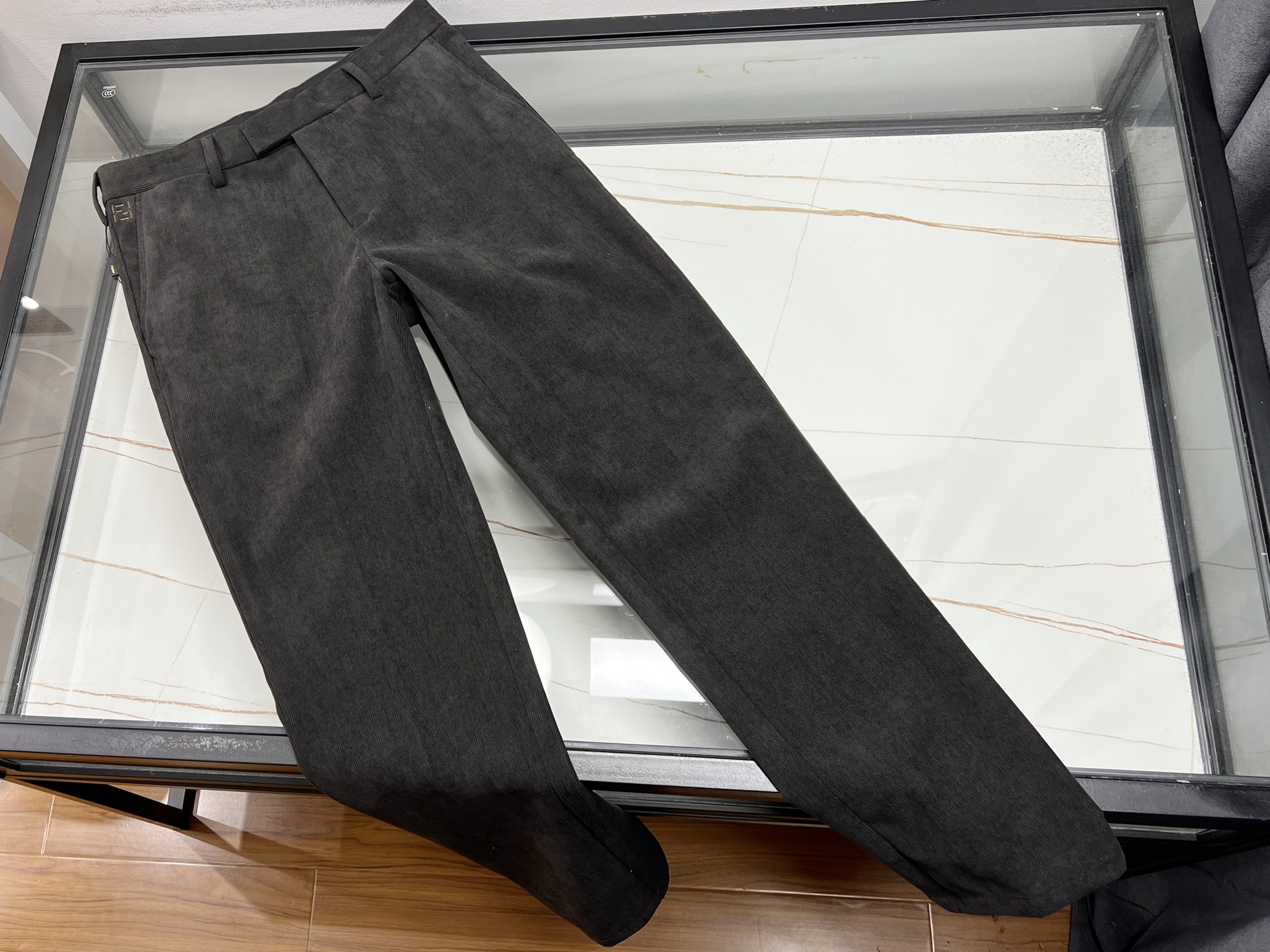 NO:661805,-25SS——Casual and fashionable pants with letters on the waist, unlocking a new trendy attitude. These casual and fashionable pants are definitely a must-have for fashionistas!  Its uniqueness lies in the carefully designed letter elements on the waist, which instantly break the monotony, inject personality and vitality into the overall look, and easily become the focus of the street. The shape of the pants is superb, slimming but not tight, perfectly outlines the leg lines, making you look slimmer and taller. The fabric is of high quality, soft and skin-friendly, has good breathability, and is comfortable to wear without restraint. Whether it is daily outings, sports and fitness, or gatherings with friends, it can make you feel free and casual.  The matching is also very diverse. Pair it with a simple white T for youthful vitality; pair it with a personalized shirt for a fashionable and sophisticated look; wear it with a short jacket for a full sense of layering. With it, you can easily control a variety of styles and start your own fashion journey!  Ready for sale gray 31-32-33-34-35-36, Fendi-clothing, fendi, jackets & coats, shirts,  19860909-25SS———腰头字母休闲时尚裤,解锁潮流新姿态 这款休闲时尚裤,绝对是时尚达人的必备单品！其独特之处在于腰头精心设计的字母元素,瞬间打破单调,为整体造型注入个性活力,轻松成为街头焦点. 裤子的版型超赞,修身但不紧绷,完美勾勒腿部线条,显瘦又显高.面料质感上乘,柔软亲肤,透气性佳,穿着舒适无束缚,无论是日常出街、运动健身还是朋友聚会,都能让你自在随性. 搭配也十分多样,配简约白T,青春活力；搭个性衬衫,时尚干练；外罩短款外套,层次感满满.拥有它,轻松驾驭多种风格,开启属于你的时尚之旅！ 现货发售灰色31-32-33-34-35-36,芬迪-服装,fendi,jackets & coats,shirts, ,Women's clothing