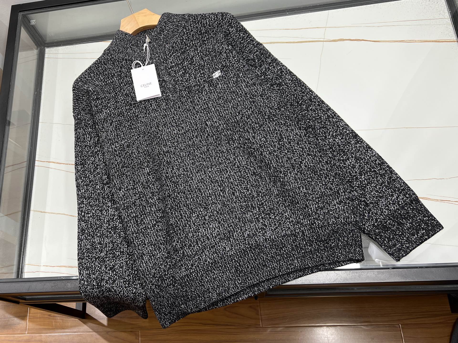 NO:661846,-25SS——An encounter between fashion and warmth in letter-embroidered zipper knitted sweater. This letter-embroidered knitted sweater is a rare treasure item in the autumn and winter wardrobe. The delicate and soft knitted fabric has no itchy feeling when worn close to the body, as if it is wrapped by gentle clouds, giving the skin the gentlest care. Its thermal insulation performance is even more outstanding, and it can firmly lock in warmth in the cold wind.  The letter embroidery on the sweater is a highlight. The exquisite stitching outlines the letters to life, either simple or playful, adding a unique personality and fashion sense to the whole. Whether it is paired with jeans to show casualness, or with a skirt to create an elegant temperament, it can be easily controlled, making you stand out from the crowd and become the focus of fashion. It is the best choice for those who pursue individuality and quality.  Available now in dark gray XS-S-M-L, Celine-clothing, celine, skirts, jeans, sweaters,  19860909-25SS———字母刺绣拉链针织毛衣时尚与温暖的邂逅 这件字母刺绣针织毛衣,是秋冬衣橱里不可多得的宝藏单品.细腻柔软的针织面料,贴身穿也毫无刺痒感,仿佛被轻柔的云朵包裹,给予肌肤最温柔的呵护,保暖性能更是出众,寒风中也能牢牢锁住温暖. 毛衣上的字母刺绣是一大亮点,精致的针法将字母勾勒得栩栩如生,或简约或俏皮,为整体增添了独特的个性与时尚感.无论是搭配牛仔裤展现休闲随性,还是配裙子营造优雅气质,它都能轻松驾驭,让你在人群中脱颖而出,成为时尚焦点,是追求个性与品质人士的不二之选. 现货发售深灰色XS-S-M-L,赛琳-服装,celine,skirts,jeans,sweaters, ,Women's clothing