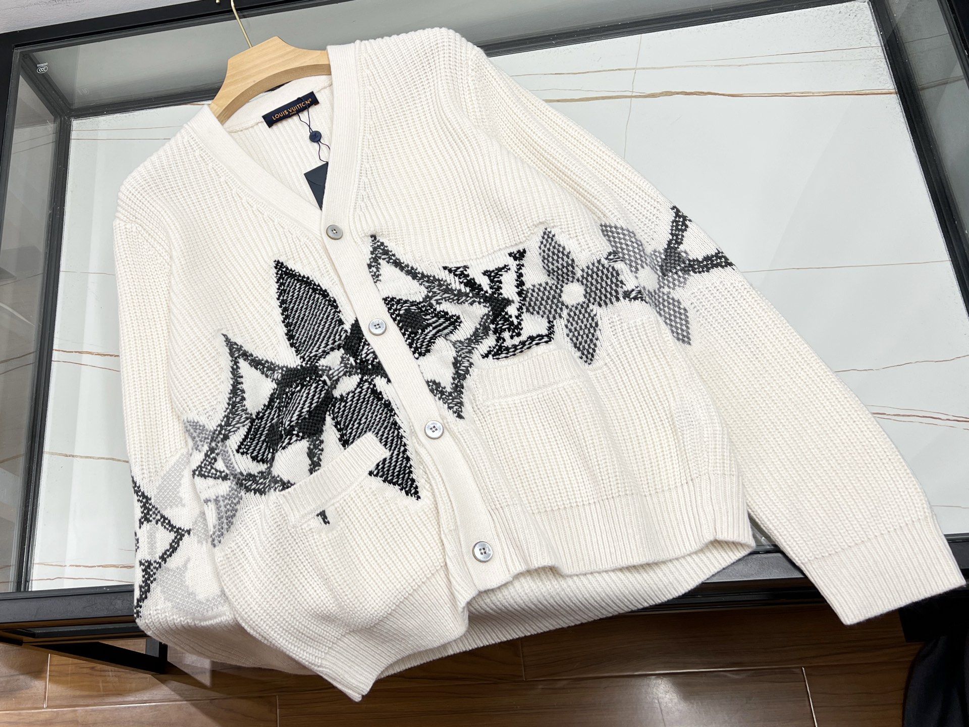 NO:661835,-25SS————Alphabet casual cardigan unlocks the universal formula for daily wear!  When a letter-printed T-shirt meets a soft and waxy knitted cardigan, the chemical reaction between casualness and sophistication instantly ignites the wardrobe. The oversize silhouette hugs the figure, the dropped shoulder design weakens the shoulder line, and the drapey fabric visually elongates the proportions, easily creating a 'paper figure' effect. Wear a slim-fitting letter tee on the inside to expose the collarbone line, and wear a solid-color cardigan on the outside to form the golden rule of 'tight inside and loose outside', perfect for commuting and dating.  The rules of dopamine color matching are brought to a new level here - a fluorescent green letter tee is used as the inner liner, and a haze blue cardigan is worn as an outer cover. The cold and warm tones collide to create an unexpected harmony; Morandi's gray tone tee is layered with a linen cardigan of the same color, and the sense of luxury is as natural as breathing. The detachable hood design unlocks N types of styles, and the zipper is half-zipped to show an uninhibited attitude. It can be fully opened to instantly transform into a breathable jersey, and the reflective strips on the back are a safe code for night running parties.  The air-conditioned room survival guide has long been written into the DNA of wearing an ice silk tee to cool down, a wool-blend cardigan to keep warm, and double buffs to cope with temperature differences. The student party directly copied the homework from the eighth class in the morning - a navy blue horn-button cardigan layered with a shirt and tie, which is very college style; a fat girl uses a bat-sleeved tee to hide the fat, and wears a mid-length cardigan to perfectly modify the figure.  From cafes to art exhibition areas, from gyms to dating sites, this casual cardigan with letters is like a breathing fashion armor, covering all life scenes with the most relaxed posture. After all, real dressing masters know how to hide their subtleties in the details. Ready for sale in white19860909-25SS———字母休闲开衫解锁日常穿搭的万能公式！ 当字母印花T恤遇上软糯针织开衫,休闲与精致的化学反应瞬间点燃衣橱.oversize廓形包裹身形,落肩设计弱化肩线,垂坠感面料在视觉上拉长比例,轻松打造「纸片人」效果.内搭修身字母tee露出锁骨线条,外披纯色开衫形成「内紧外松」的黄金法则,通勤约会两相宜. 多巴胺配色法则在这里玩出新高度——荧光绿字母tee作内胆,外罩雾霾蓝开衫,冷暖色调碰撞出意外和谐；莫兰迪灰调tee叠穿同色系亚麻开衫,高级感如呼吸般自然.可拆卸连帽设计解锁N种造型,拉链半拉演绎不羁态度,全拉开秒变透气战袍,后背反光条更是夜跑党的安全密码. 空调房生存指南早已写进穿搭DNA冰丝字母tee降温,羊毛混纺开衫保暖,双buff叠加应对温差.学生党早八课直接抄作业——藏蓝牛角扣开衫叠穿衬衫领结,学院风拿捏得死死的；微胖女孩用蝙蝠袖tee隐藏拜拜肉,外搭中长款开衫完美修饰身形. 从咖啡馆到艺术展区,从健身房到约会现场,这件字母休闲开衫如同会呼吸的时尚盔甲,用最松弛的姿态包裹住所有生活场景.毕竟,真正的穿搭高手,都懂得在细节里藏满小心机. 现货发售白色XS-S-M-L,路易威登-服装,louis vuitton,versace,shirts,tees，t-shirt,gold,hats, ,Women's clothing