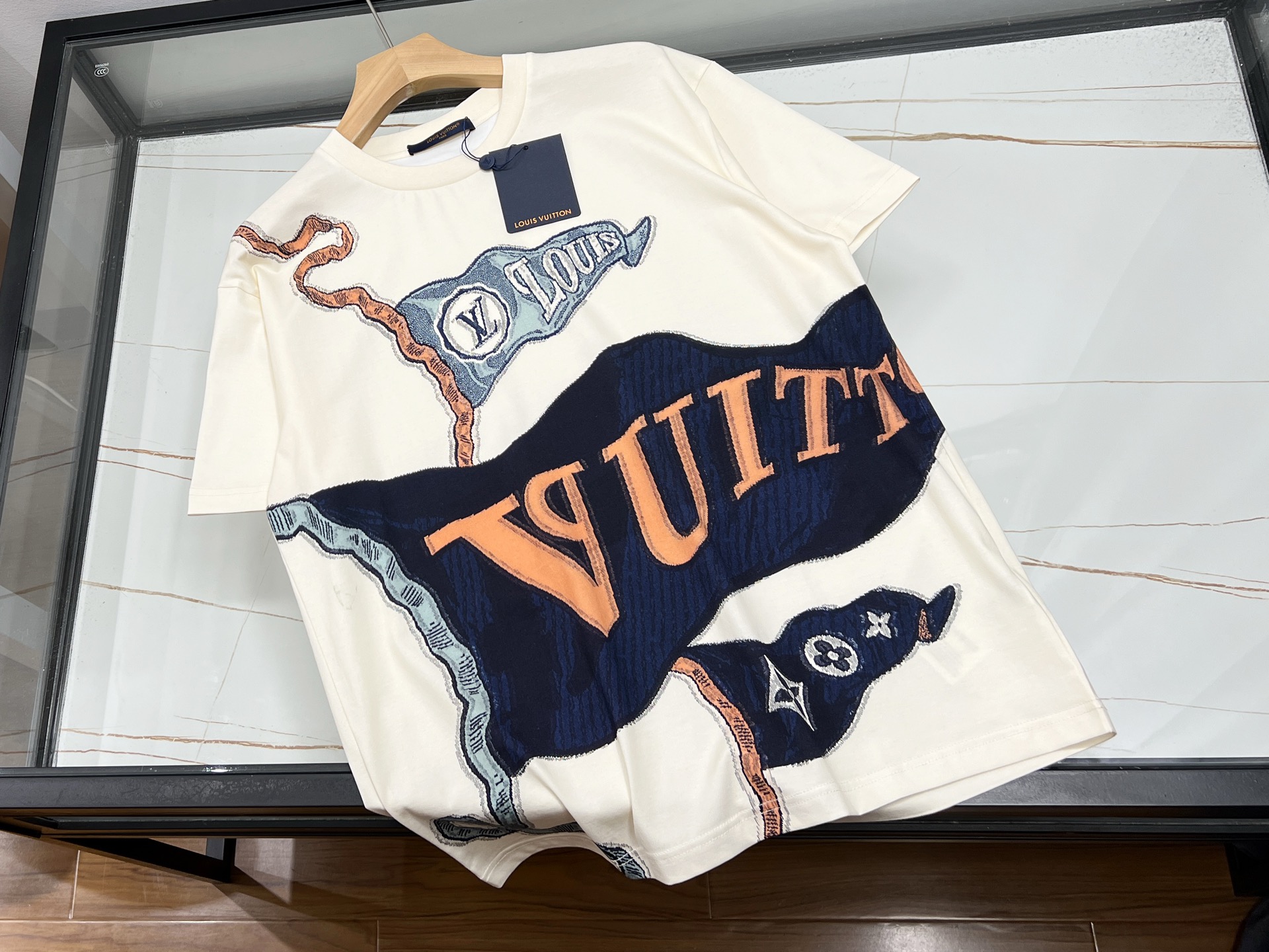 NO:661825,-25SS—— Six-color letter knitted casual short-sleeves, brightening up daily wear with colorful vitality. Selected soft knitted fabrics, delicate and skin-friendly, good breathability, comfortable to wear. Six bright colors are available, whether it is fresh and elegant pastel tones or vibrant bright colors, it can meet different style preferences. Exquisite letter print design on the chest, simple  It adds a personal highlight to the overall look without losing the sense of fashion. The short-sleeved version is neat and casual, and can be easily worn whether it is paired with jeans, casual pants or a short skirt. Whether it is a daily outing, a gathering with friends or a casual vacation, this six-color letter knitted short-sleeve is your ideal choice, allowing you to stand out from the crowd and show your youthful vitality and fashionable charm.  Ready for sale white XS-S-M-L, Louis Vuitton-clothing, louis vuitton, skirts, jeans, T-shirt,  19860909-25SS———六色字母针织休闲短袖,以多彩活力点亮日常穿搭.精选柔软针织面料,触感细腻亲肤,透气性佳,穿着舒适自在.六种鲜明色彩可选,无论是清新淡雅的柔和色调,还是活力张扬的亮色系,都能满足不同风格偏好.胸前精致字母印花设计,简约而不失时尚感,为整体造型增添个性亮点.短袖版型利落,休闲随性,无论是搭配牛仔裤、休闲裤还是短裙,都能轻松驾驭.无论是日常出街、朋友聚会还是休闲度假,这款六色字母针织短袖都是你的理想之选,让你在人群中脱颖而出,尽显青春活力与时尚魅力. 现货发售白色XS-S-M-L,路易威登-服装,louis vuitton,skirts,jeans,T-shirt, ,Women's clothing