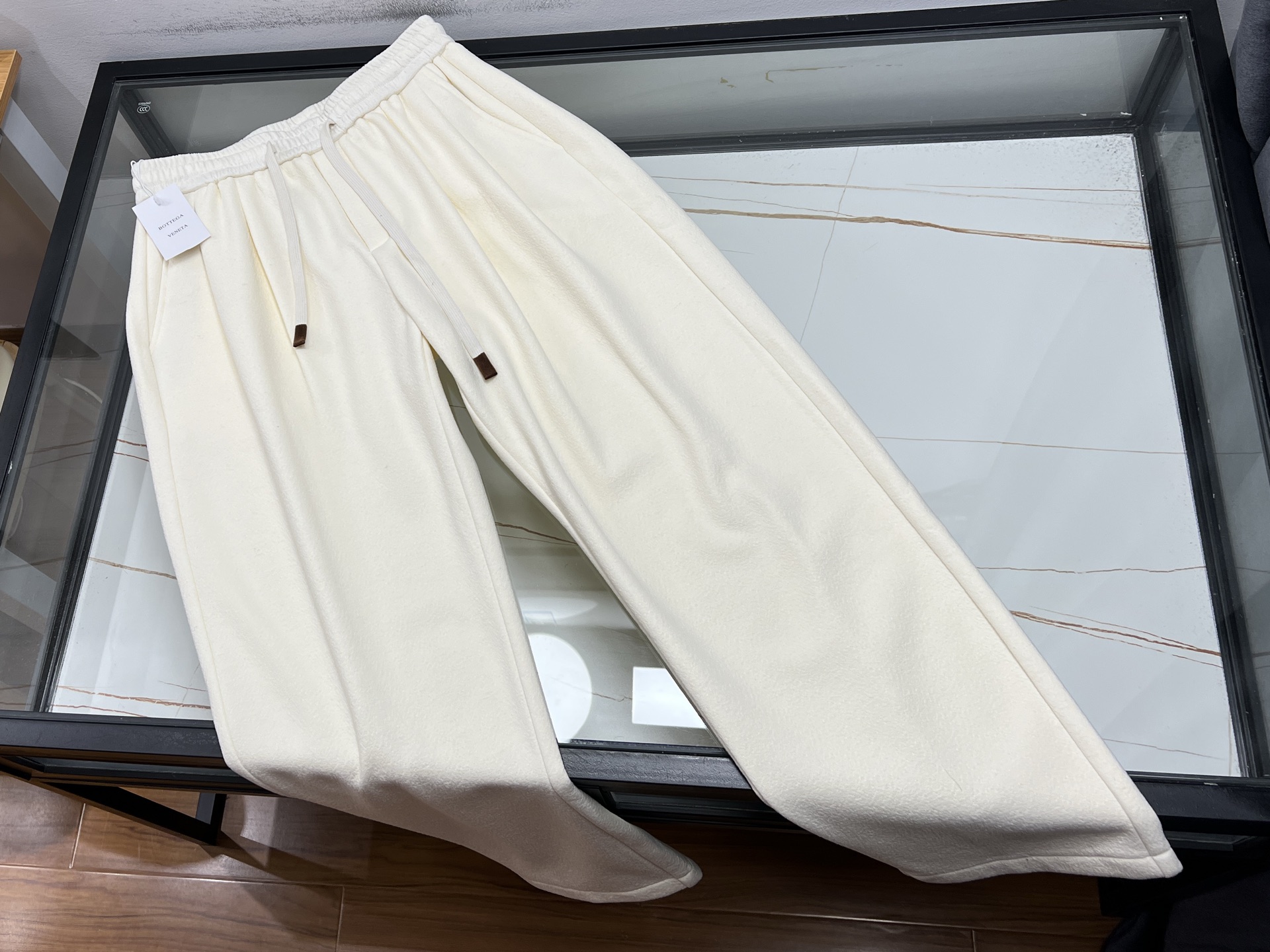 NO:661813,-25SS————In autumn and winter, a pair of white high-end puff casual pants has become the focus of fashion. It continues the 'soft and delicate' feel of puff pants. The fabric is soft but has muscles. The legs of the pants are flexible and elegant when walking, showing a high-end fairy spirit in laziness. The high-waisted design is matched with abdominal folds, cleverly lifting the waistline, hiding the belly, and easily creating a full-featured look.  The waist and trousers are straight and straight, which can perfectly cover problems such as straight legs and fat. The legs instantly become straight and slender. The side seams are moved forward to visually reduce the area of the legs and have a better slimming effect. Whether paired with a camel coat to create a gentle atmosphere, or with short boots to show a neat aura, you can easily look high-end and fashionable in autumn and winter.  Ready for sale white XS-L, Bottega Veneta-clothing, bottega veneta, boots,  19860909-25SS———秋冬时节,一款白色高定泡芙休闲裤成为时尚焦点.它延续泡芙裤“松软细腻”的触感,面料柔软却自带筋骨,走动间裤脚灵动飘逸,慵懒中透着高级仙气.高腰设计搭配腹部褶皱,巧妙提升腰线,藏匿小肚腩,轻松打造盈盈一握的腰肢.裤型笔直挺括,能完美遮盖腿不直、赘肉等问题,双腿瞬间变得笔直修长.侧缝线前移设计,视觉上缩减腿部面积,显瘦效果更佳.无论是搭配驼色大衣营造温柔氛围,还是配短靴展现利落气场,都能让你在秋冬季节轻松穿出高级感与时尚范. 现货发售白色XS-L,葆蝶家-服装,bottega veneta,boots, ,Women's clothing