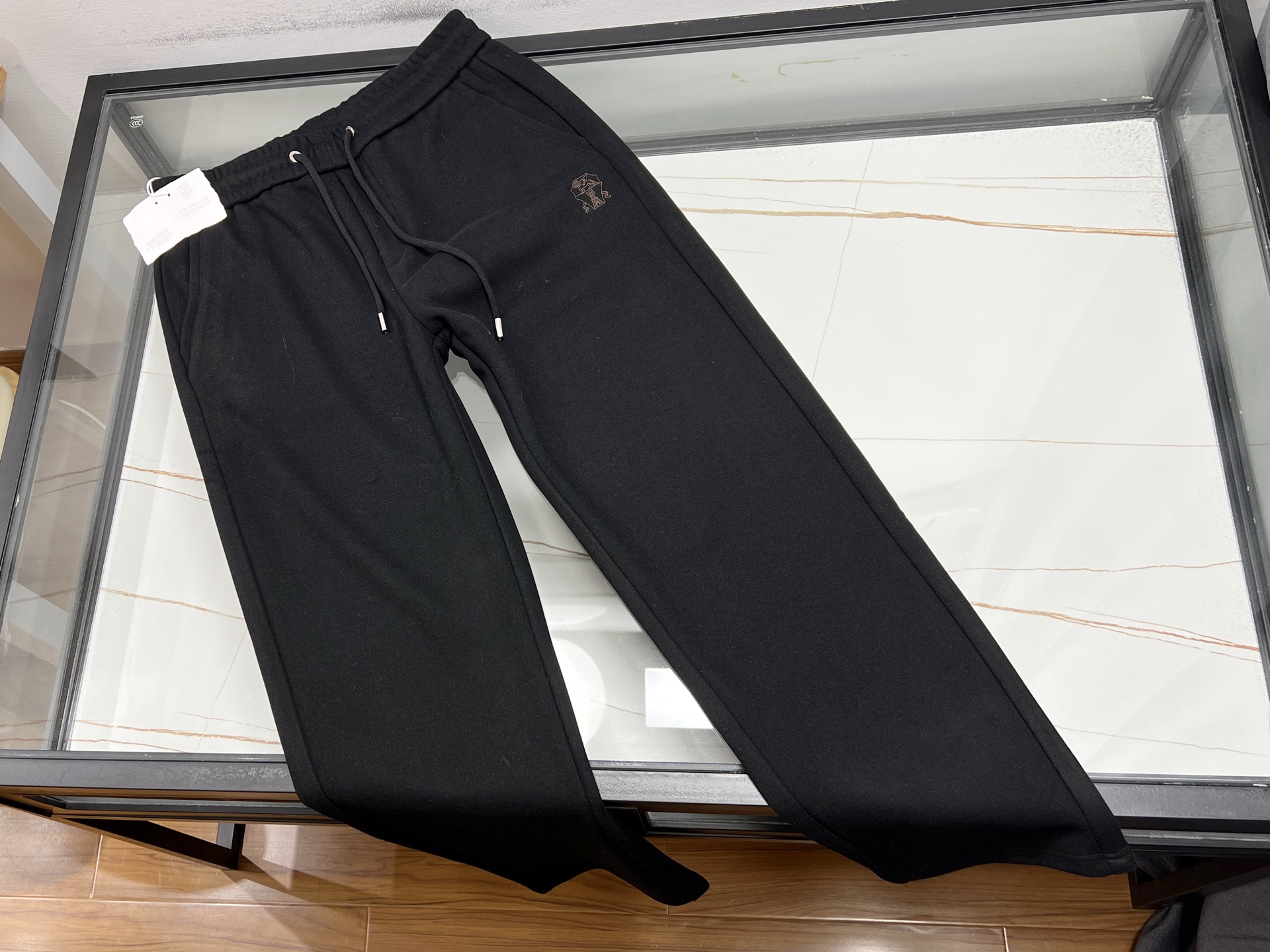 NO:676737,-25SS———— Letter embroidered autumn and winter casual pants, unlocking a new fashion attitude. How can the autumn and winter wardrobe be without these treasured casual pants!  It stands out with its unique letter embroidery design. The exquisite embroidery technology cleverly integrates the letters into the body of the pants, adding a bit of personality and artistic sense to the overall shape, easily breaking the dullness of autumn and winter wear.  The fabric is soft and skin-friendly, has good warmth retention, and provides intimate care for the skin in the cold season. The fit is loose and comfortable, and does not pick on your body shape. You can move freely whether you are going out on the street, exercising, or relaxing at home. Paired with a simple sweater, it is energetic and reduces your age; paired with a long coat, it is fashionable and atmospheric. A pair of letter embroidered autumn and winter casual pants allow you to easily wear a fashionable style in the cold season and become the focus of the street.  Available now in two colors 31-32-33-34-35-36, men's and women's clothing, hoodie, sweatshirts,19860909-25SS————字母刺绣秋冬休闲裤,解锁时尚新姿态 秋冬的衣橱怎能少了这条宝藏休闲裤！它以独特字母刺绣设计脱颖而出,精致的刺绣工艺,将字母巧妙融入裤身,为整体造型增添了几分个性与艺术感,轻松打破秋冬穿搭的沉闷. 面料柔软亲肤,保暖性佳,在寒冷季节给予肌肤贴心呵护.版型宽松舒适,不挑身材,无论是日常出街、运动健身,还是宅家放松,都能自在活动.搭配简约卫衣,活力又减龄；配上长款大衣,时尚又大气.一条字母刺绣秋冬休闲裤,让你在寒冷季节也能轻松穿出时尚范,成为街头焦点. 现货发售二色31-32-33-34-35-36,男装女装,hoodie,sweatshirts,,Women's clothing