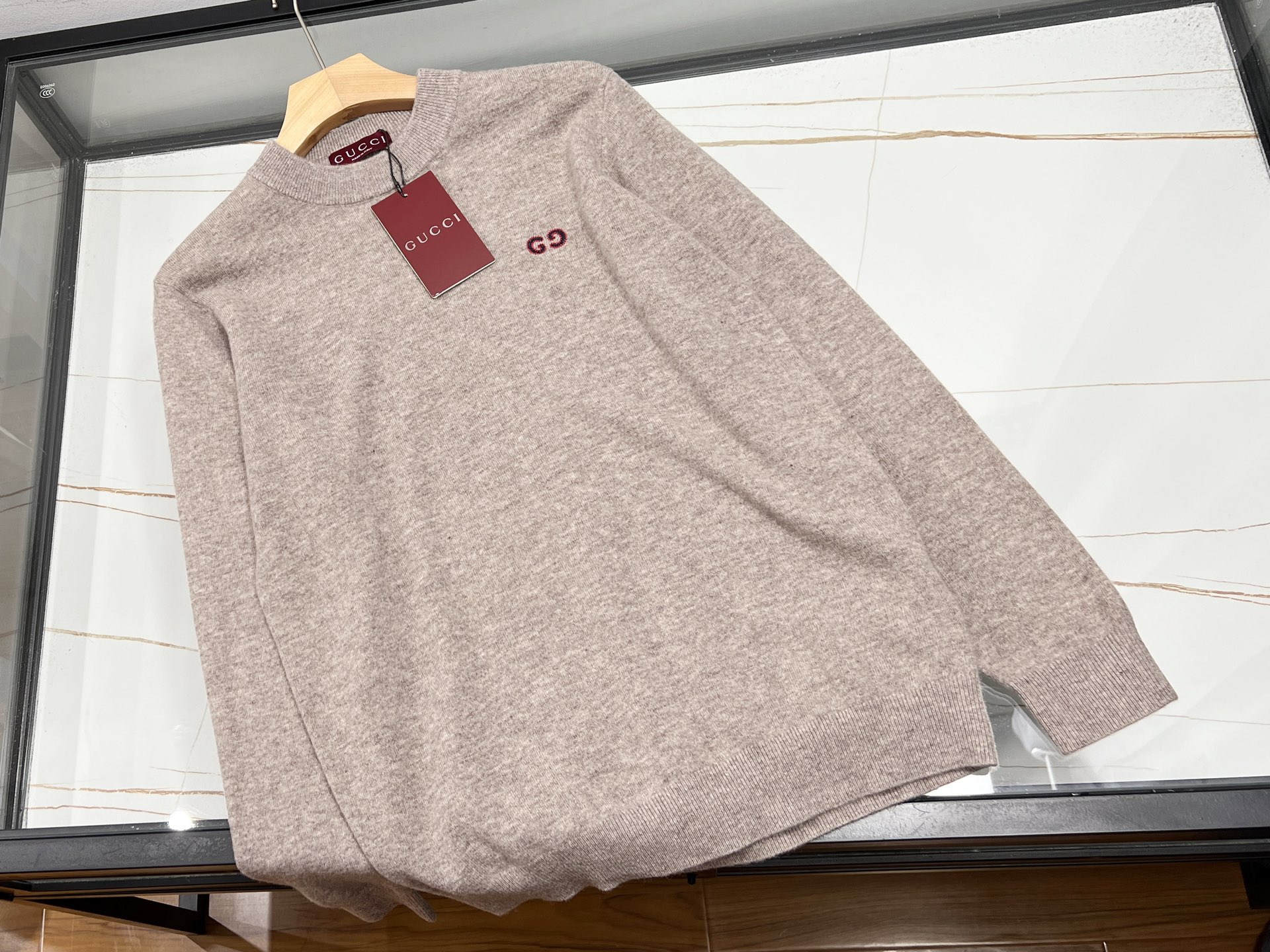 NO:676735,-25SS——Knitted sweater with letter embroidery, which cleverly combines retro and fashion, becoming an eye-catching item in the wardrobe. Selected soft knitted fabrics are delicate and skin-friendly, warm and comfortable to wear, and can resist the chill of autumn and winter. The exquisite letter embroidery on the sweater uses delicate stitching to outline a unique pattern, or a simple letter, or a personalized phrase, and every detail is highlighted  It has a sense of design and artistic flavor. It is not only a piece of warm clothing, but also a fashion statement that expresses one's own attitude. Whether it is paired with jeans to show a casual and casual style, or combined with a skirt to create an elegant temperament, it can be easily controlled. The letter embroidered knitted sweater adds highlights to daily wear with its unique charm, allowing you to stand out from the crowd and show your individual style.  Available now in apricot color XS-L, Gucci-clothing, gucci, skirts, jeans, sweaters,19860909-25SS———字母刺绣针织毛衣,将复古与时尚巧妙融合,成为衣橱里的吸睛单品.精选柔软针织面料,触感细腻亲肤,穿着温暖舒适,抵御秋冬寒意.毛衣上精致的字母刺绣,以细腻针法勾勒出独特图案,或简约字母、或个性短语,每一处细节都彰显着设计感与艺术气息.它不仅是一件保暖衣物,更是表达自我态度的时尚宣言.无论是搭配牛仔裤展现休闲随性,还是与半身裙组合营造优雅气质,都能轻松驾驭.字母刺绣针织毛衣,以独特魅力为日常穿搭增添亮点,让你在人群中脱颖而出,尽显个性风采. 现货发售杏色XS-L,古驰-服装,gucci,skirts,jeans,sweaters,,Women's clothing