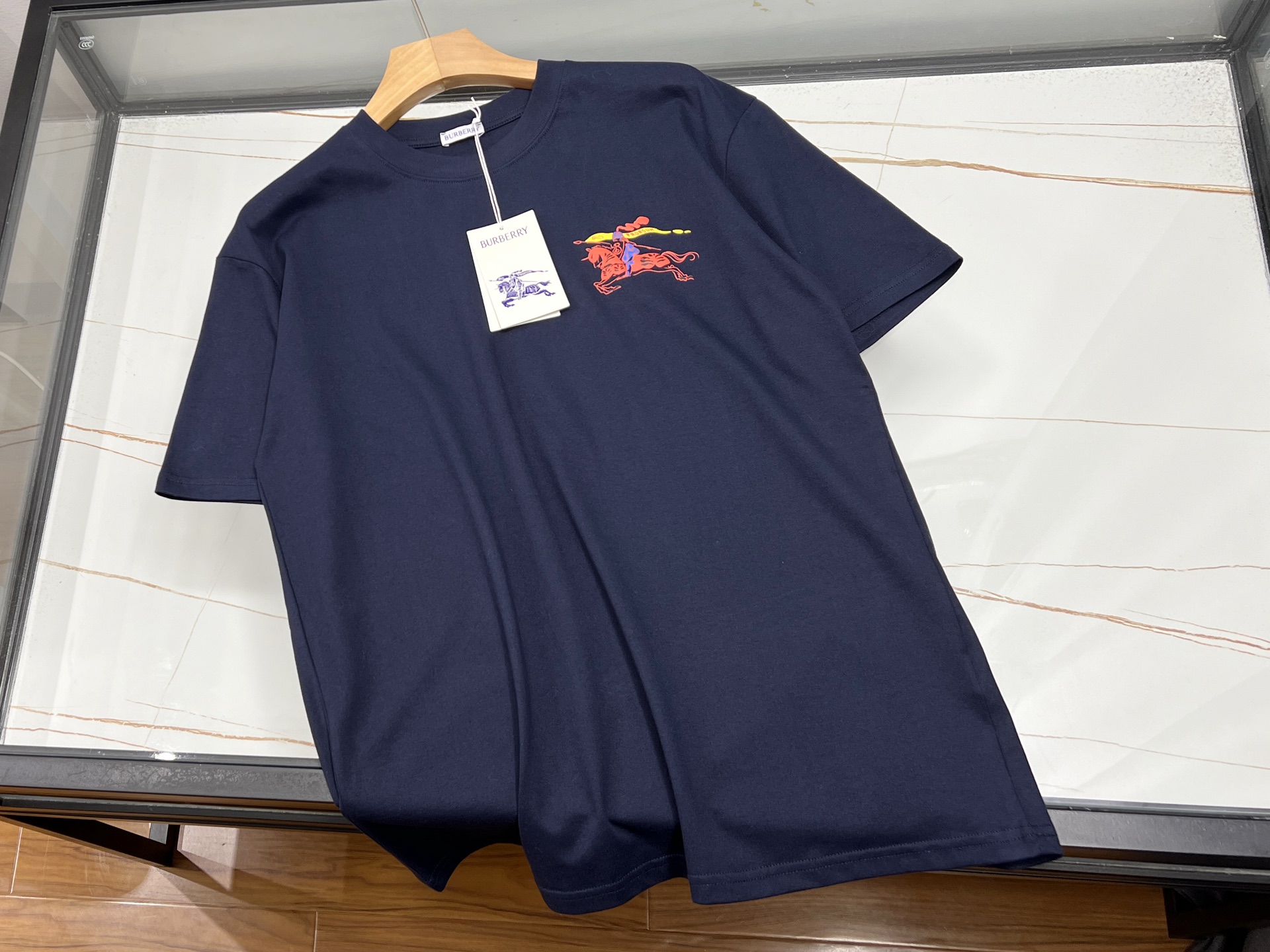 NO:676733,-25SS——The perfect fusion of fashion and personality of letter badge short sleeves. Letter badge short sleeves are undoubtedly the darling of the current fashion circle. With its simple yet stylish design, it easily captures the hearts of many fashion lovers. The eye-catching letter badge on the chest is the finishing touch. Different fonts, colors and arrangements give each short sleeve a unique soul. Whether it is flamboyant or low-key, it can accurately match the mood and style of the wearer.  In terms of fabric, high-quality cotton brings a soft and skin-friendly touch, is breathable and sweat-absorbent, and can keep you fresh and comfortable even in the hot summer. The loose fit is not flattering on your figure, whether it is paired with casual shorts to show a casual and comfortable style, or with jeans to look neat and capable, it can be easily controlled, making you stand out from the crowd and become the focus of fashion. Available in stock in two colors S-XL, Burberry-clothing, shorts, jeans, T-shirt,19860909-25SS———字母徽章短袖时尚与个性的完美融合 字母徽章短袖,无疑是当下时尚圈的宠儿.它以简约而不失格调的设计,轻松俘获众多潮流爱好者的心. 胸前醒目的字母徽章是点睛之笔,不同字体、色彩与排列组合,赋予每件短袖独特灵魂.或张扬个性,或低调内敛,都能精准契合穿着者的心情与风格. 面料上,优质棉质带来柔软亲肤的触感,透气又吸汗,即便在炎炎夏日,也能保持清爽舒适.宽松版型不挑身材,无论是搭配休闲短裤展现随性自在,还是配上牛仔裤凸显利落干练,都能轻松驾驭,让你在人群中脱颖而出,成为时尚焦点. 现货发售二色S-XL,博柏利-服装,shorts,jeans,T-shirt,,Women's clothing