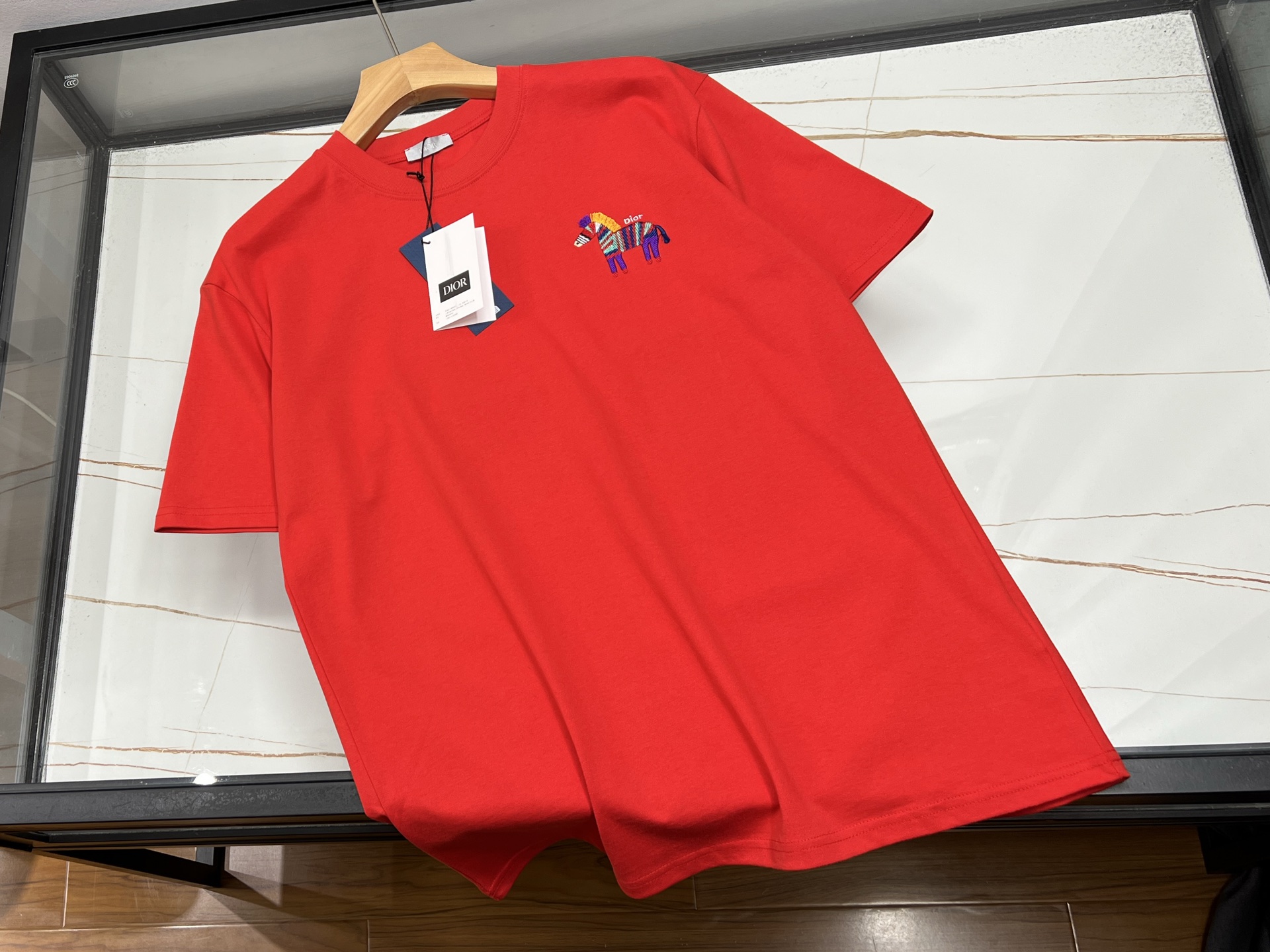 NO:676729,-25SS——The perfect fusion of fashion and personality of letter badge short sleeves. Letter badge short sleeves are undoubtedly the darling of the current fashion circle. With its simple yet stylish design, it easily captures the hearts of many fashion lovers. The eye-catching letter badge on the chest is the finishing touch. Different fonts, colors and arrangements give each short sleeve a unique soul. Whether it is flamboyant or low-key, it can accurately match the mood and style of the wearer.  In terms of fabric, high-quality cotton brings a soft and skin-friendly touch, is breathable and sweat-absorbent, and can keep you fresh and comfortable even in the hot summer. The loose fit is not flattering on your figure, whether it is worn with casual shorts to show a casual and comfortable style, or with jeans to show a neat and capable look, it can be easily controlled, making you stand out from the crowd and become the focus of fashion. Available in stock in four colors S-XL, Dior-clothing, dior, shorts, jeans, T-shirt,19860909-25SS———字母徽章短袖时尚与个性的完美融合 字母徽章短袖,无疑是当下时尚圈的宠儿.它以简约而不失格调的设计,轻松俘获众多潮流爱好者的心. 胸前醒目的字母徽章是点睛之笔,不同字体、色彩与排列组合,赋予每件短袖独特灵魂.或张扬个性,或低调内敛,都能精准契合穿着者的心情与风格. 面料上,优质棉质带来柔软亲肤的触感,透气又吸汗,即便在炎炎夏日,也能保持清爽舒适.宽松版型不挑身材,无论是搭配休闲短裤展现随性自在,还是配上牛仔裤凸显利落干练,都能轻松驾驭,让你在人群中脱颖而出,成为时尚焦点. 现货发售四色S-XL,迪奥-服装,dior,shorts,jeans,T-shirt,,Women's clothing