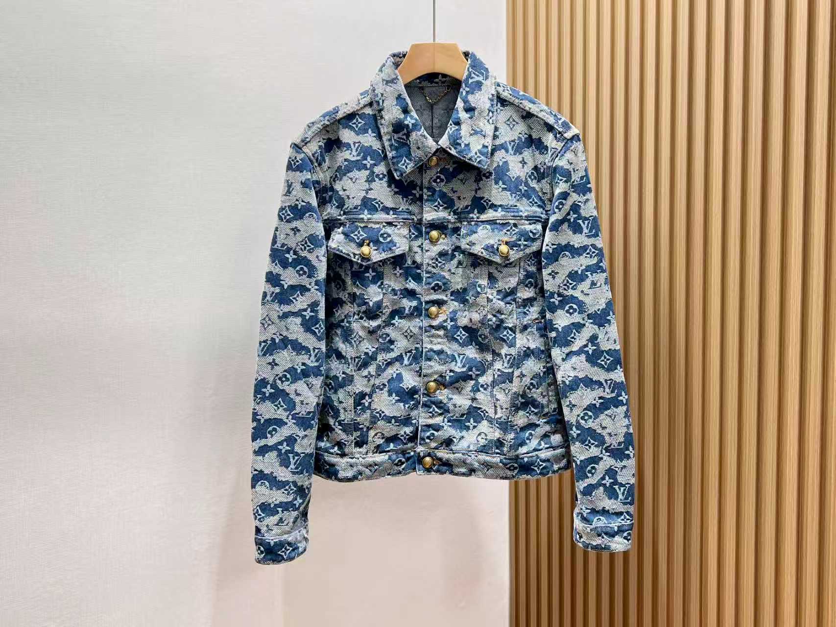 NO:676709,——The perfect collision of fashion and art in the jacquard denim jacket. When tough denim meets soft jacquard, a visual feast about fashion begins. The jacquard denim jacket, with its unique design language, has become the focus of street trends.  The design of jacquard letters all over the body, every word is exquisite, showing extraordinary taste. It is not a simple pile of patterns, but integrates art into it, with every stitch and line being ingenuity, showing a luxurious texture. The fusion of jacquard and denim is like a dialogue between hardness and softness, colliding with wonderful sparks and creating a unique visual effect.  Its loose fit, hidden flesh, and casual chicness seem to create a small world of freedom for the body. The design of the zipper fly allows for a variety of styles, making the overall upper body effect directly fuller. Whether it is paired with a turtleneck bottoming shirt to instantly transform into a mature manly style, or it can be freely combined with jeans, casual pants, shirts, etc., it can generate an exclusive trend code with one click.  The jacquard denim jacket is a must-have item in spring and autumn, allowing you to resist the cold while maintaining a fashionable look. Wear it, you will be the most beautiful scenery on the street, and easily become the focus. Available in stock blue S-XL, Louis Vuitton-clothing, louis vuitton, jeans, jackets & coats, shirts,19860909———提花牛仔外套时尚与艺术的完美碰撞 当硬朗牛仔邂逅柔美提花,一场关于时尚的视觉盛宴就此开启.提花牛仔外套,以其独特的设计语言,成为街头潮流的焦点. 满身提花字母的设计,字字珠玑,每一处都彰显着不凡品味.它不是简单的图案堆砌,而是将艺术融入其中,一针一线皆匠心,尽显奢华质感.提花与牛仔的融合,如同刚与柔的对话,碰撞出奇妙的火花,打造出独特的视觉效果. 其版型宽松,藏肉又带着随性的潇洒劲儿,仿佛为身体搭建了一个自由的小天地.拉链门襟的设计,更是玩转多样风格,让整体上身效果直接拉满.无论是搭配高领打底衫秒变成熟型男范儿,还是与牛仔裤、休闲裤、衬衫等自由组合,都能一键生成专属潮流密码. 提花牛仔外套,是春秋季的必备单品,让你在抵御凉意的同时,保持时髦精人设不倒.穿上它,你就是街头最靓的风景线,轻松成为焦点. 现货发售蓝色S-XL,路易威登-服装,louis vuitton,jeans,jackets & coats,shirts,,Women's clothing