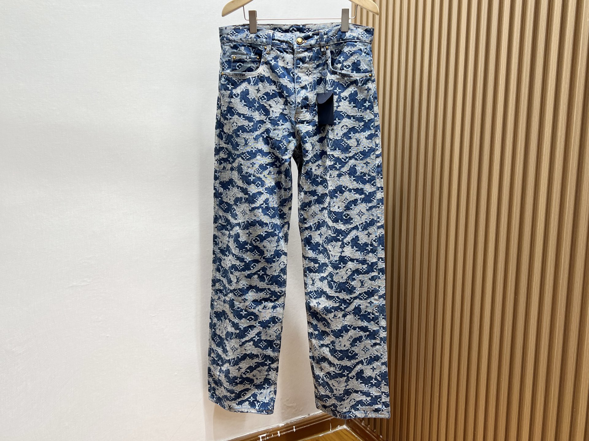 NO:676713,-25SS——Jacquard jeans are a low-key and luxurious fashion statement!  When classic denim blue meets dark pattern jacquard craftsmanship, a pair of pants becomes a walking work of art. Jacquard jeans break the monotony with their unique texture, and the faintly visible patterns under the light are low-key luxury and a silent declaration of personality.  The high-waisted design elongates the proportions of the legs, and the nine-point cut is neat and slim. Whether it is paired with Martin boots for a cool style or a casual look with white shoes, it can be easily controlled. The elastic fabric wraps the free soul, and the washing process carves out the texture of time. From morning jogging cafes to nightclub music festivals, it can provide you with high-energy output in all scenes.  The embroidery on the back pocket hides a hidden trick, and the exquisite details are revealed when turning around, which is the operation of a real scheming girl; the asymmetrical pocket breaks the convention, and the cool posture of inserting the pocket on one side is already in place. It is not just a pair of pants, but also a secret weapon for you to express yourself - wear spring on your body, so that you can shine with confidence in every step. Available now in blue S-XL, Louis Vuitton-clothing, louis vuitton, boots, jeans,19860909-25SS———提花牛仔裤低调奢华的时尚宣言！ 当经典牛仔蓝邂逅暗纹提花工艺,一条裤子便成了行走的艺术品.提花牛仔裤以独特肌理打破单调,灯光下若隐若现的纹路,是低调的奢华,更是个性的无声宣言. 高腰设计拉长腿部比例,九分剪裁利落显瘦,无论是搭配马丁靴的酷飒风,还是配小白鞋的休闲感,都能轻松驾驭.弹力面料包裹自由灵魂,水洗工艺雕琢时光质感,从晨跑咖啡馆到夜店音乐节,承包你所有场景的高能输出. 后袋刺绣暗藏小心机,转身时露出精致细节,才是真·心机girl操作；不对称口袋打破常规,单侧插兜耍帅姿势已就位.它不只是一条裤子,更是你表达自我的秘密武器——把春天穿在身上,让每一步都走出自信光芒. 现货发售蓝色S-XL,路易威登-服装,louis vuitton,boots,jeans,,Women's clothing