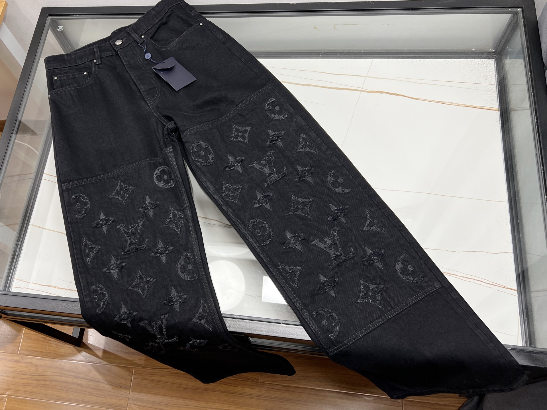 NO:676949,-25SS - loose jacquard jeans, a trendy item that coexists with fashion and comfort. Its unique feature is that the trousers are integrated with exquisite jacquard craftsmanship, and the patterns are either retro or modern, adding an artistic flavor to the overall look. The loose-fitting design is not picky about body shapes, and can be easily controlled by various body types, and can be worn freely and without restraint. The fabric is made of high-quality denim, which is durable and durable.  They are breathable and suitable for daily wear. Whether paired with a simple T-shirt or a fashionable shirt, you can show your individual style. The jacquard details are cleverly processed, making jeans farewell to monotony and becoming the focus of the streets. Whether it is a casual party or shopping, loose jacquard jeans are your ideal choice, allowing you to easily become a fashionista.  Now on sale black S-XL, Louis Vuitton-clothing, louis vuitton, jeans, shirts, tees, t-shirt,19860909-25SS——宽松提花牛仔裤,时尚与舒适并存的潮流单品.其独特之处在于裤身融入精致提花工艺,图案或复古或现代,为整体造型增添艺术气息.宽松版型设计,不挑身材,轻松驾驭各种体型,穿着自在无拘束.面料选用优质牛仔布,耐磨透气,适合日常穿搭.无论是搭配简约T恤,还是时尚衬衫,都能展现个性风采.提花细节处理巧妙,让牛仔裤告别单调,成为街头巷尾的焦点.无论是休闲聚会,还是逛街购物,宽松提花牛仔裤都是你的理想选择,让你轻松成为时尚达人. 现在发售黑色S-XL,路易威登-服装,louis vuitton,jeans,shirts,tees，t-shirt,,Women's clothing