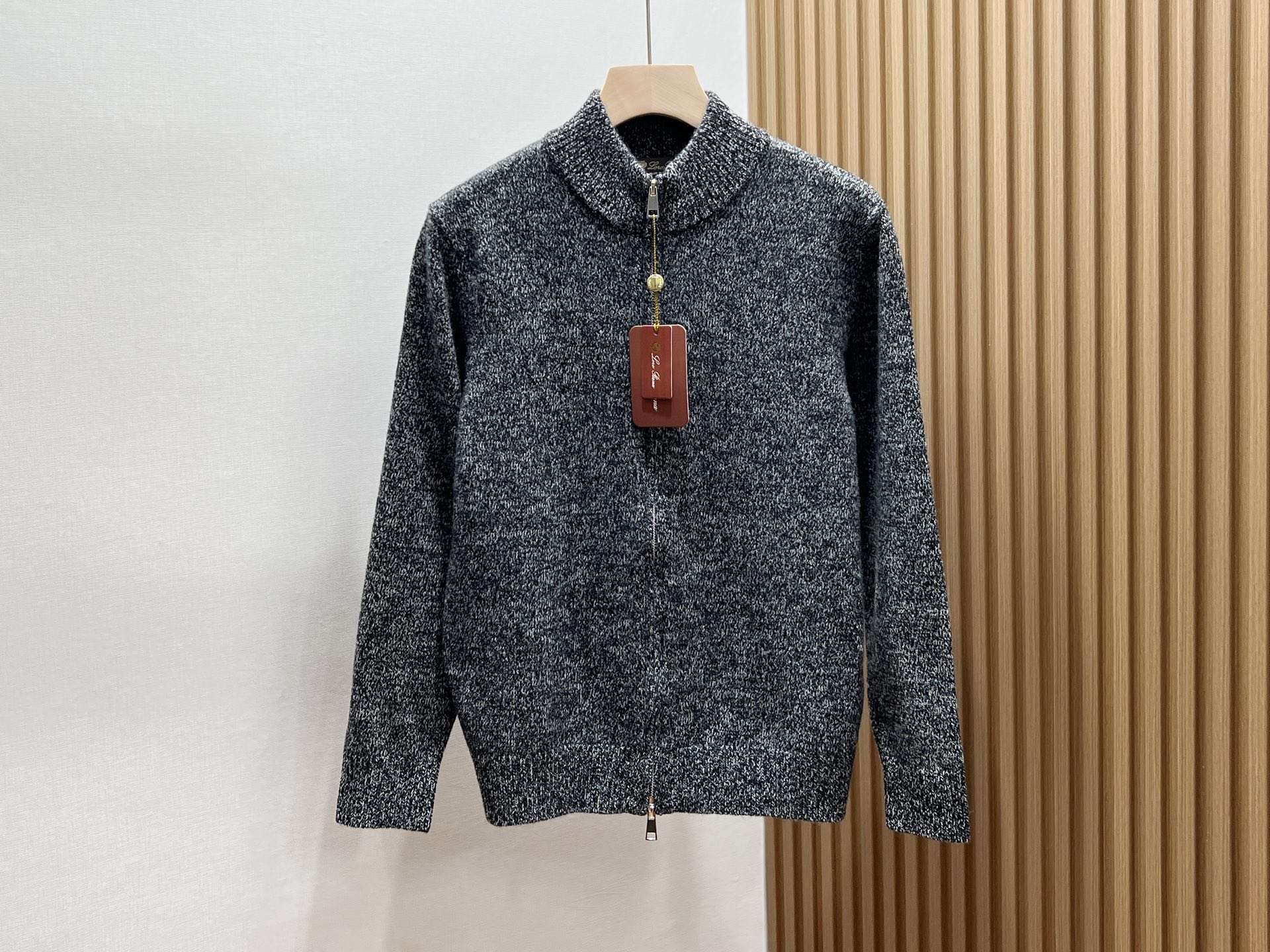 NO:676703,-25SS——Gentle poem of spring wardrobe——Wool knitted cardigan When the spring breeze blows gently on the cheeks, a soft and waxy wool knitted cardigan becomes a must-have item in the wardrobe. With its light and feathery posture, it perfectly combines warmth and elegance, as if it is wearing the first ray of spring sunshine on the body.  Selected high-quality wool material has a delicate touch that makes people fall in love with it. It is both warm and breathable, and can easily cope with the slight cold in early spring. The simple yet stylish design can be easily used in various occasions, whether it is paired with a skirt to show femininity or trousers to show neatness. The V-neck design cleverly lengthens the neck line, making you appear slimmer and taller, making you confident every time you appear.  This cardigan is not only a piece of clothing, but also a yearning and interpretation of exquisite life. Wear it, stroll along the flower path, weave a dream about romance and elegance, and make every moment of spring full of tenderness and poetry. Available now in gray S-XL, men's clothing, skirts,19860909-25SS———春日衣橱的温柔诗篇——羊毛针织开衫 当春风轻拂面颊,一件软糯的羊毛针织开衫便成了衣橱里的必备单品.它以轻盈如羽的姿态,将温暖与优雅完美融合,仿佛把春天的第一缕阳光穿在身上. 精选高品质羊毛材质,细腻触感让人爱不释手,既保暖又透气,早春微寒时也能从容应对.简约而不失格调的设计,无论是搭配裙装展现柔美,还是配以裤装彰显利落,都能轻松驾驭各种场合.V领设计巧妙拉长颈部线条,显瘦显高,让每一次亮相都自信满满. 这件开衫,不仅是一件衣物,更是对精致生活的向往与诠释.穿上它,漫步花径,编织一场关于浪漫与优雅的美梦,让春日的每一刻都充满温柔与诗意. 现货发售灰色S-XL,男装,skirts,,Women's clothing