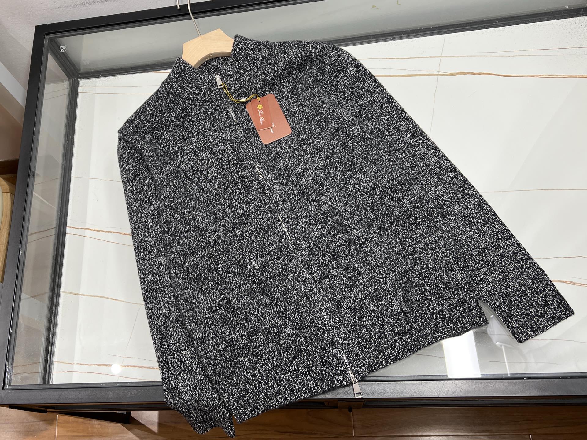 NO:676711,-25SS——Gentle poem of spring wardrobe——Wool knitted cardigan When the spring breeze blows gently on the cheeks, a soft and waxy wool knitted cardigan becomes a must-have item in the wardrobe. With its light and feathery posture, it perfectly combines warmth and elegance, as if it is wearing the first ray of spring sunshine on the body.  Selected high-quality wool material has a delicate touch that makes people fall in love with it. It is both warm and breathable, and can easily cope with the slight cold in early spring. The simple yet stylish design can be easily used in various occasions, whether it is paired with a skirt to show femininity or trousers to show neatness. The V-neck design cleverly lengthens the neck line, making you appear slimmer and taller, making you confident every time you appear.  This cardigan is not only a piece of clothing, but also a yearning and interpretation of exquisite life. Wear it, stroll along the flower path, weave a dream about romance and elegance, and make every moment of spring full of tenderness and poetry. Available now in gray S-XL, men's clothing, skirts,19860909-25SS———春日衣橱的温柔诗篇——羊毛针织开衫 当春风轻拂面颊,一件软糯的羊毛针织开衫便成了衣橱里的必备单品.它以轻盈如羽的姿态,将温暖与优雅完美融合,仿佛把春天的第一缕阳光穿在身上. 精选高品质羊毛材质,细腻触感让人爱不释手,既保暖又透气,早春微寒时也能从容应对.简约而不失格调的设计,无论是搭配裙装展现柔美,还是配以裤装彰显利落,都能轻松驾驭各种场合.V领设计巧妙拉长颈部线条,显瘦显高,让每一次亮相都自信满满. 这件开衫,不仅是一件衣物,更是对精致生活的向往与诠释.穿上它,漫步花径,编织一场关于浪漫与优雅的美梦,让春日的每一刻都充满温柔与诗意. 现货发售灰色S-XL,男装,skirts,,Women's clothing