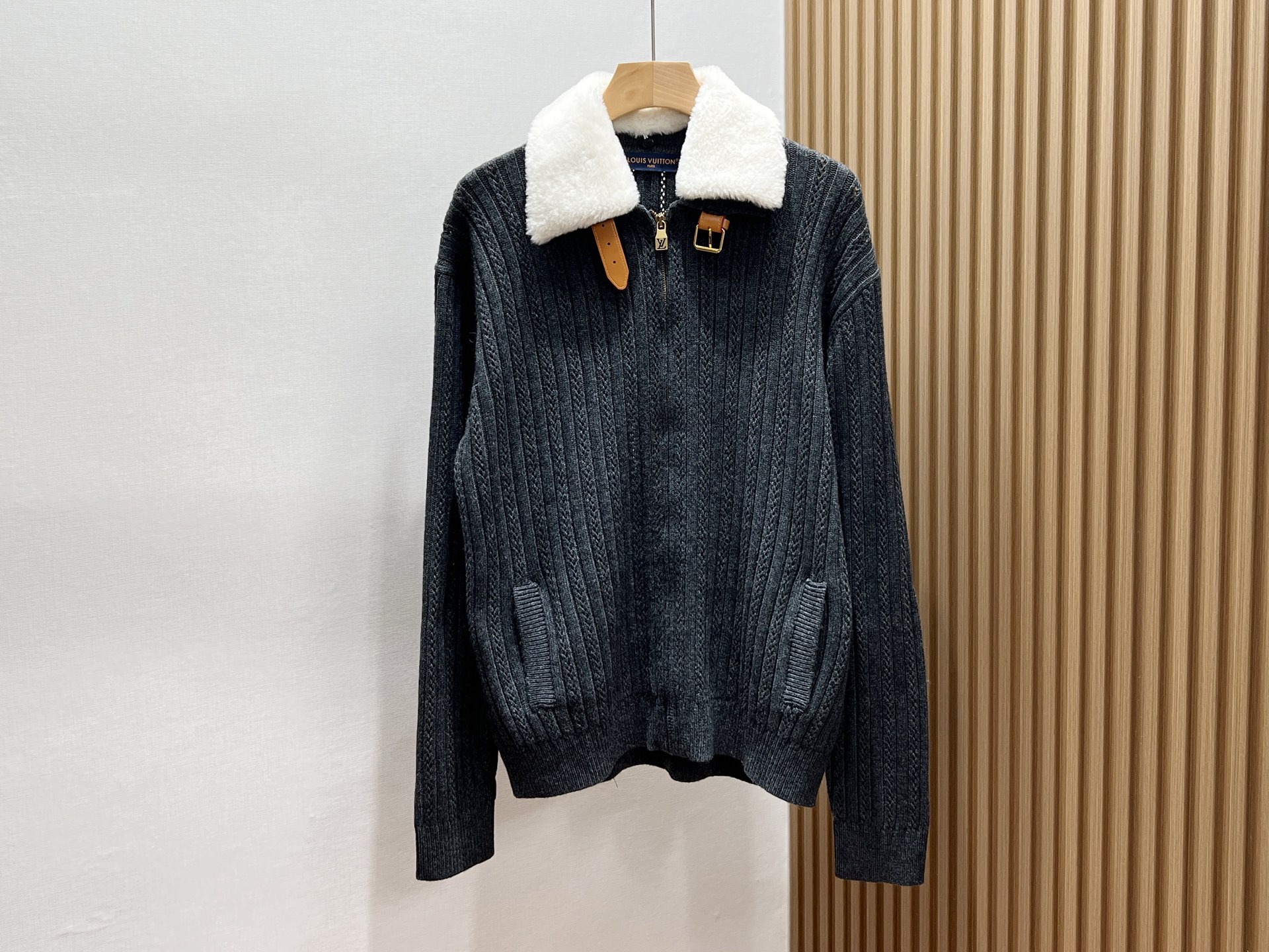 NO:676717,-25SS————The letter belt wool knitted cardigan is the perfect fusion of fashion and warmth. This letter belt wool knitted cardigan is undoubtedly a treasure item in the autumn and winter wardrobe. It is selected from high-quality wool, with a soft and delicate touch, excellent thermal insulation performance, and no sense of sticking when worn close to the body, giving the most gentle care to the skin.  The overall design of the cardigan is simple yet individual. The unique letter belt decoration is the finishing touch, adding a bit of fashion and playfulness to the solid color body, breaking the monotony and highlighting the unique taste. The slim fit cleverly outlines the body lines, whether worn alone to show elegance or layered as an inner layer, it can be easily controlled. Paired with jeans, it is casual and casual; paired with a skirt, it is gentle and sweet. In the cold season, with it, warmth and fashion are in place.  Ready for sale gray S-XL, Louis Vuitton-clothing, louis vuitton, skirts, jeans,19860909-25SS———字母皮带羊毛针织开衫时尚与温暖的完美融合 这款字母皮带羊毛针织开衫,无疑是秋冬衣橱的宝藏单品.精选优质羊毛,触感柔软细腻,保暖性能卓越,贴身穿着也毫无扎感,给予肌肤最温柔的呵护. 开衫整体设计简约而不失个性,独特的字母皮带装饰是点睛之笔,为纯色衣身增添了几分时尚俏皮感,打破单调,彰显独特品味.修身的版型巧妙勾勒出身体线条,无论是单穿展现优雅气质,还是作为内搭叠穿,都能轻松驾驭.搭配牛仔裤,休闲随性；搭配半身裙,温柔甜美.在寒冷季节,有它相伴,温暖与时尚一步到位. 现货发售灰色S-XL,路易威登-服装,louis vuitton,skirts,jeans,,Women's clothing