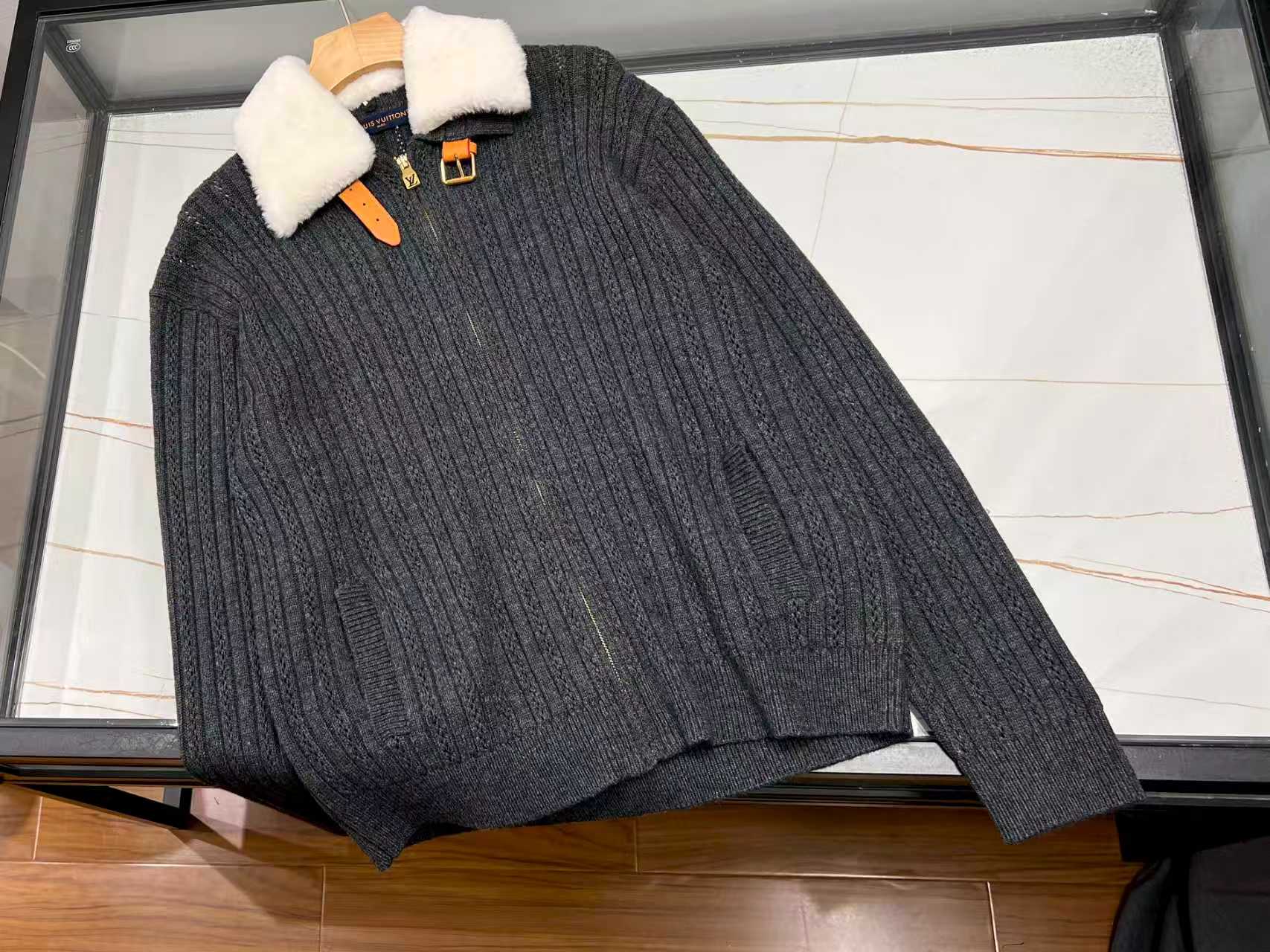 NO:676726,-25SS————The letter belt wool knitted cardigan is the perfect fusion of fashion and warmth. This letter belt wool knitted cardigan is undoubtedly a treasure item in the autumn and winter wardrobe. It is selected from high-quality wool, with a soft and delicate touch, excellent thermal insulation performance, and no sense of sticking when worn close to the body, giving the most gentle care to the skin.  The overall design of the cardigan is simple yet individual. The unique letter belt decoration is the finishing touch, adding a bit of fashion and playfulness to the solid color body, breaking the monotony and highlighting the unique taste. The slim fit cleverly outlines the body lines, whether worn alone to show elegance or layered as an inner layer, it can be easily controlled. Paired with jeans, it is casual and casual; paired with a skirt, it is gentle and sweet. In the cold season, with it, warmth and fashion are in place.  Ready for sale gray S-XL, Louis Vuitton-clothing, louis vuitton, skirts, jeans,19860909-25SS———字母皮带羊毛针织开衫时尚与温暖的完美融合 这款字母皮带羊毛针织开衫,无疑是秋冬衣橱的宝藏单品.精选优质羊毛,触感柔软细腻,保暖性能卓越,贴身穿着也毫无扎感,给予肌肤最温柔的呵护. 开衫整体设计简约而不失个性,独特的字母皮带装饰是点睛之笔,为纯色衣身增添了几分时尚俏皮感,打破单调,彰显独特品味.修身的版型巧妙勾勒出身体线条,无论是单穿展现优雅气质,还是作为内搭叠穿,都能轻松驾驭.搭配牛仔裤,休闲随性；搭配半身裙,温柔甜美.在寒冷季节,有它相伴,温暖与时尚一步到位. 现货发售灰色S-XL,路易威登-服装,louis vuitton,skirts,jeans,,Women's clothing