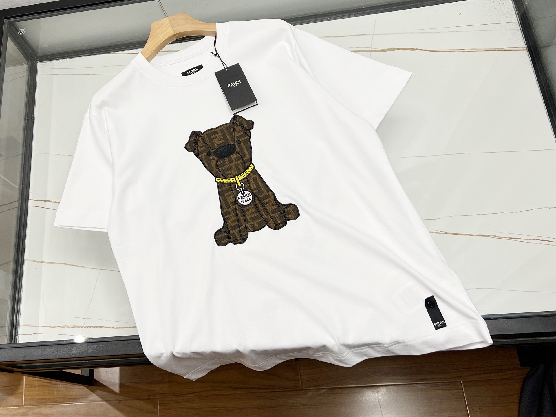 NO:676723,——Unisex printed short-sleeved doll, unlocking new fashion trends This printed male and female short-sleeved doll is simply a treasure in the fashion industry!  Uniquely designed doll prints, either cute or cool, inject full vitality into the overall look and instantly break the monotony. The designs of the same styles for men and women are very considerate, making it sweet for couples to go out on the street, or perfect for besties to wear, easily creating a unique atmosphere. The fabric is soft and soft against the skin, and has good breathability, so you can wear it without any burden in summer. The fit is loose and comfortable, and it doesn't pick on your body shape. It can be easily controlled whether you are tall or petite.  It is not only a short-sleeved piece, but also a fashion statement that shows your personality and attitude. Whether it is daily outings, parties or sports, if you wear it, you will be the most eye-catching presence in the crowd. Come and bring this fashion and personality home!  Three colors S-XL, Fendi-clothing, fendi, T-shirt, available for sale now.19860909———印花公仔男女同款短袖,解锁时尚新风尚 这款印花公仔男女同款短袖,简直是时尚界的宝藏单品！独特设计的公仔印花,或俏皮可爱,或酷炫个性,为整体造型注入满满活力,瞬间打破单调感. 男女同款的设计超贴心,情侣穿甜蜜出街,闺蜜穿默契满分,轻松营造出独特的氛围感.面料亲肤柔软,透气性佳,夏日穿着毫无负担.版型宽松舒适,不挑身材,无论你是高挑型还是娇小型,都能轻松驾驭. 它不仅是一件短袖,更是展现个性态度的时尚宣言.无论是日常出游、聚会还是运动,穿上它,你就是人群中最亮眼的存在,快来把这份时尚与个性带回家！ 现货发售三色S-XL,芬迪-服装,fendi,T-shirt,,Women's clothing