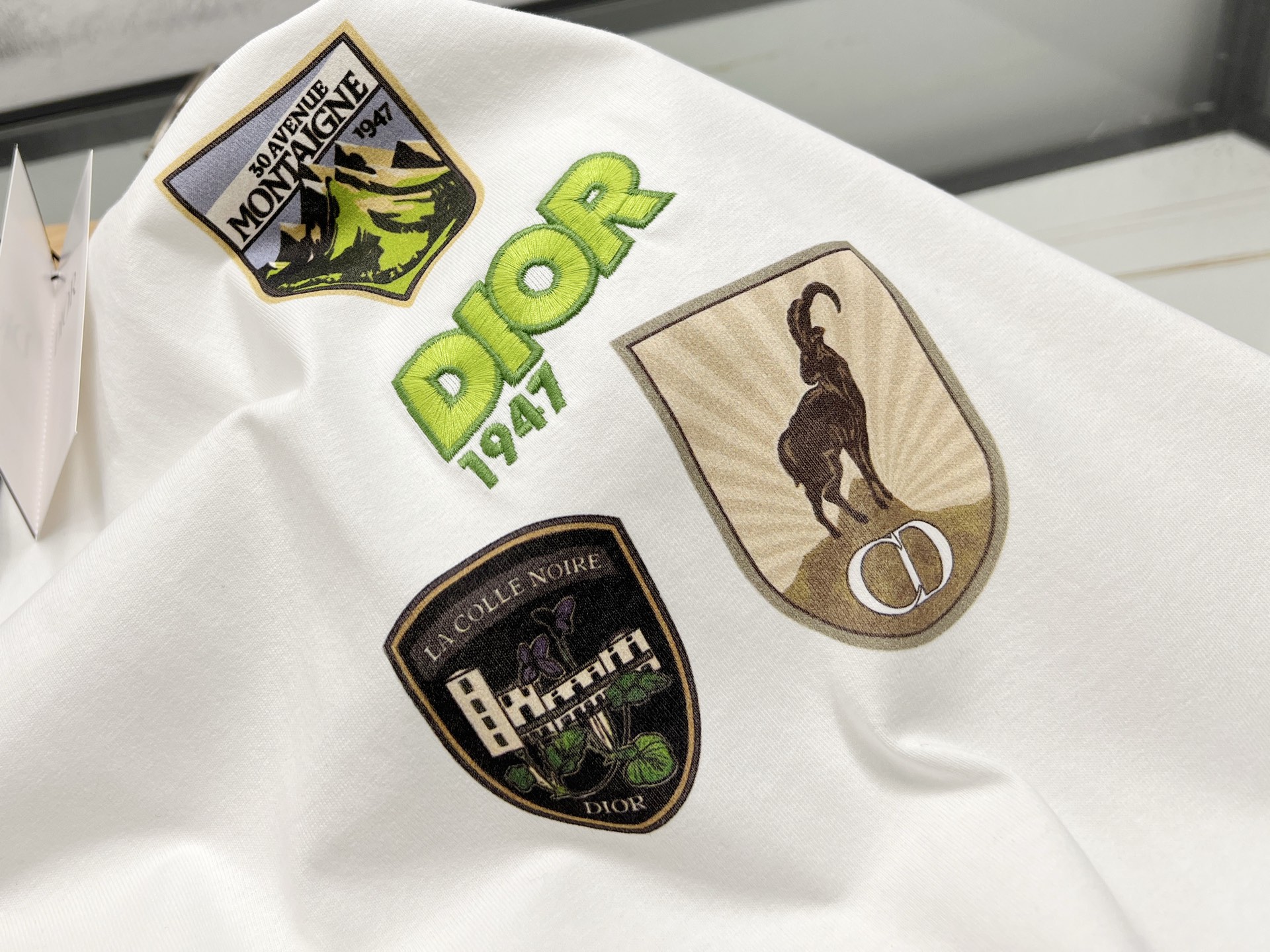 NO:676716,-26SS——Micro-emblem short sleeves, a fashionable choice for both men and women. This micro-emblem short sleeve, the same style for men and women, is undoubtedly a must-have item for fashionistas. The simple yet personalized design, the delicate micro-emblem on the chest and eye-catching letter prints instantly break the monotony and add a unique sense of trend to the overall look.  It is made of high-quality fabrics, feels soft and skin-friendly, and has excellent breathability. It can keep you dry and comfortable even in the hot summer. It has a loose fit and is suitable for both boys and girls regardless of body shape, showing a casual and comfortable style. Whether it is paired with casual shorts, jeans, or sports pants, it can be perfectly adapted and can be easily switched between various occasions. Whether it is daily outings, sports and fitness, or friends gatherings, wearing it, you will be the focus of the crowd, showing your fashion attitude and personality charm.  Three colors S-XL, Dior-clothing, dior, shorts, jeans, T-shirt, available for sale now.19860909-26SS———微章字母短袖,男女同款时尚之选 这款男女同款的微章字母短袖,无疑是时尚达人的必备单品.简约而不失个性的设计,胸前精致的微章搭配醒目的字母印花,瞬间打破单调,为整体造型增添了独特的潮流感. 它采用优质面料,触感柔软亲肤,透气性极佳,即使在炎炎夏日也能让你保持干爽舒适.宽松的版型,不挑身材,无论是男生还是女生,都能轻松驾驭,展现出随性自在的穿搭风格. 无论是搭配休闲短裤、牛仔裤,还是运动裤,它都能完美适配,轻松切换多种场合.无论是日常出街、运动健身还是朋友聚会,穿上它,你就是人群中的焦点,尽显时尚态度与个性魅力. 现货发售三色S-XL,迪奥-服装,dior,shorts,jeans,T-shirt,,Women's clothing