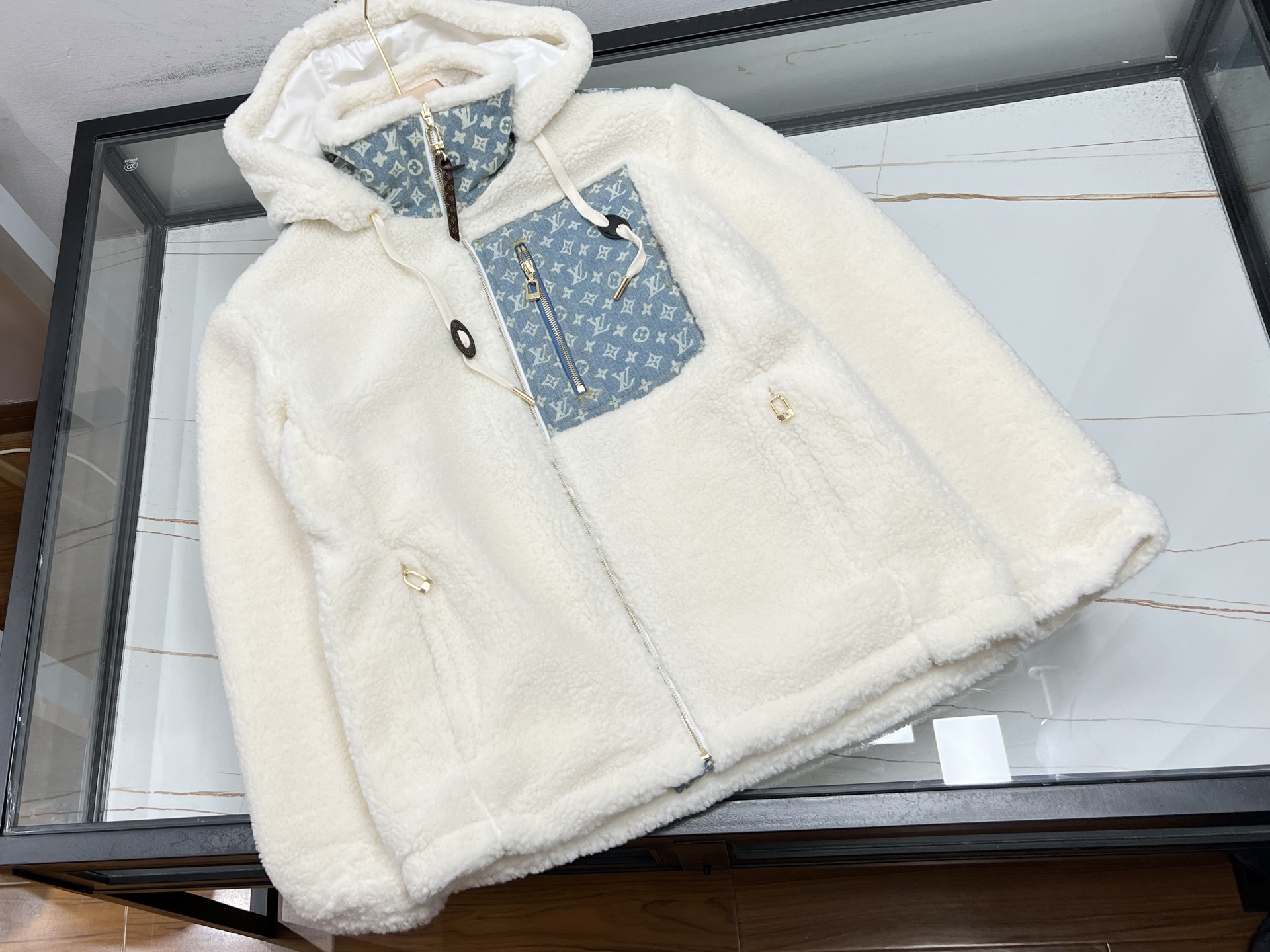 NO:676712,-25SS——Alphabet jacquard spliced lamb wool jacket for men and women is an excellent choice for autumn and winter fashion. Its uniqueness lies in the clever splicing of letter jacquard elements and soft lamb wool. The letter jacquard adds a sense of individuality and trend, breaks the monotony, and highlights unique taste; the lamb wool material brings ultimate warmth, soft and smooth touch.  It is extremely comfortable to wear close to the body. The jacket is loose and stylish, with the same design for men and women, regardless of body shape. Whether it is paired with jeans for a casual style, or with sports pants for a dynamic look, it can be easily worn. In the cold season, wear it, it is both warm and fashionable, making you stand out from the crowd and become the focus of attention on the street.  Now on sale in off-white S-XL, Louis Vuitton-clothing, louis vuitton, jeans, jackets & coats,19860909-25SS———字母提花拼接羊羔毛男女外套,是秋冬时尚的绝佳之选.其独特之处在于将字母提花元素与柔软羊羔毛巧妙拼接,字母提花增添个性潮流感,打破单调,彰显独特品味；羊羔毛材质则带来极致温暖,触感柔软顺滑,贴身穿着舒适无比.外套版型宽松有型,男女同款设计,不挑身材,无论是搭配牛仔裤展现休闲风,还是配运动裤打造活力感,都能轻松驾驭.在寒冷的季节里,穿上它,既保暖又时尚,让你在人群中脱颖而出,成为街头瞩目的焦点. 现在发售米白色S-XL,路易威登-服装,louis vuitton,jeans,jackets & coats,,Women's clothing