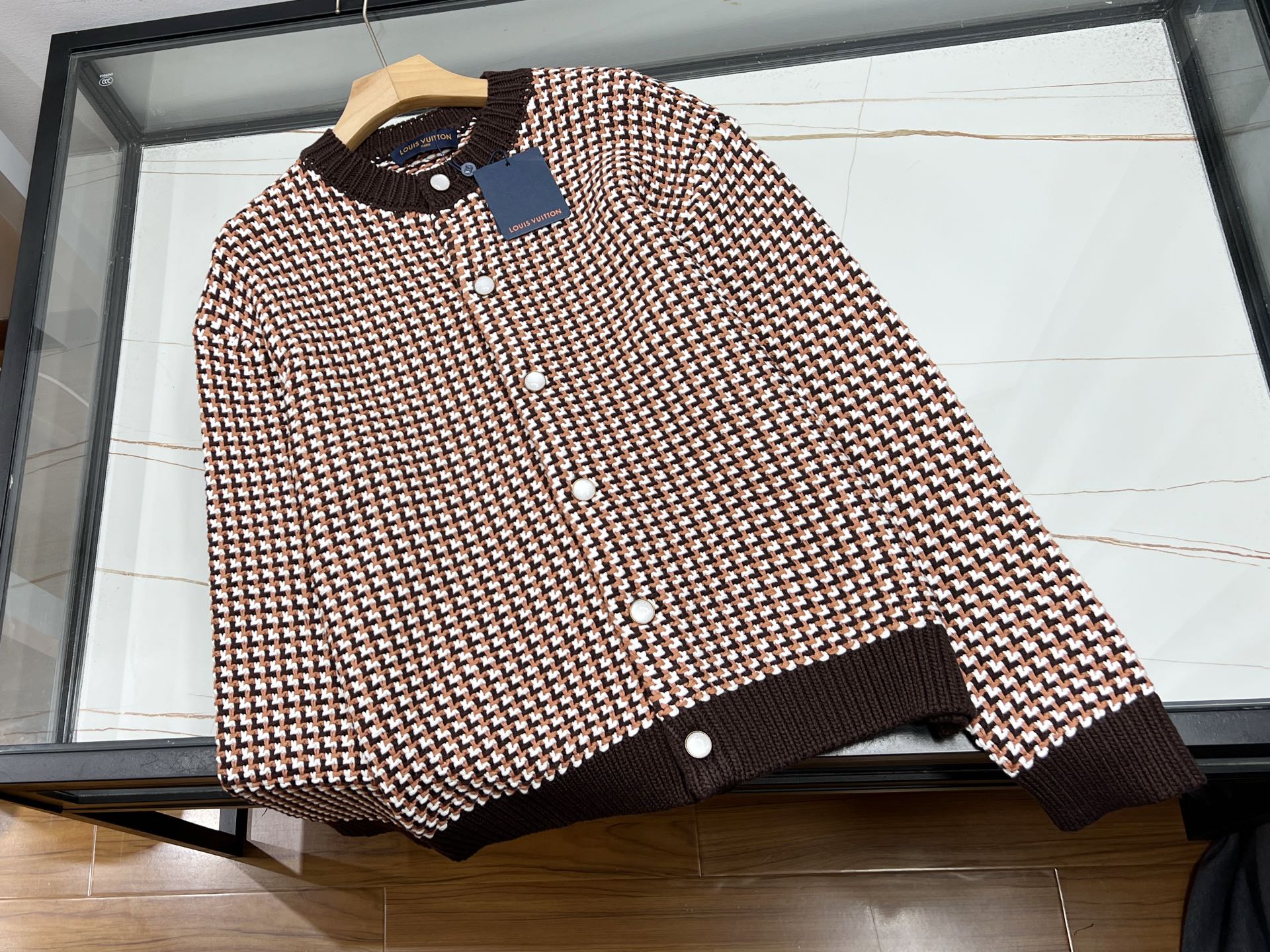 NO:676710,-25SS——Houndstooth cardigan, unlocking new fashion trends. This houndstooth cardigan for men and women is the perfect fusion of fashion and classic. The classic houndstooth pattern, with its unique black and white texture, presents a retro yet modern style, easily breaking the monotony and highlighting your unique taste.  It is made of high-quality fabrics, feels soft and skin-friendly, is comfortable to wear, and has excellent warmth retention. The loose-fitting design makes it easy for people regardless of body shape, whether they are slender or slightly chubby, and can be easily managed and free and easy. The design of the same style for men and women makes it easy for couples or friends to create a harmonious outfit. Pair it with jeans and casual shoes for daily outings, which is casual and fashionable; wear it with a shirt or dress at a party to instantly enhance your temperament. This cardigan is undoubtedly an indispensable fashion item in the wardrobe.  Burgundy S-XL, Louis Vuitton-clothing, Louis Vuitton, skirts, jeans, shirts, available for sale now19860909-25SS———千鸟格开衫,解锁时尚新风尚 这款千鸟格男女同款开衫,是时尚与经典的完美融合.经典的千鸟格图案,以黑白交织的独特纹理,呈现出复古又摩登的格调,轻松打破单调,彰显独特品味. 它采用优质面料,触感柔软亲肤,穿着舒适自在,保暖性也十分出色.宽松的版型设计,不挑身材,无论是纤细身形还是微胖人士,都能轻松驾驭,尽显随性洒脱. 男女同款的设计,让情侣或好友间能轻松打造出默契穿搭.日常出街,搭配牛仔裤与休闲鞋,休闲又时尚；参加聚会,内搭衬衫或连衣裙,瞬间提升气质.这款开衫,无疑是衣橱里不可或缺的时尚单品. 现货发售酒红S-XL,路易威登-服装,louis vuitton,skirts,jeans,shirts,,Women's clothing