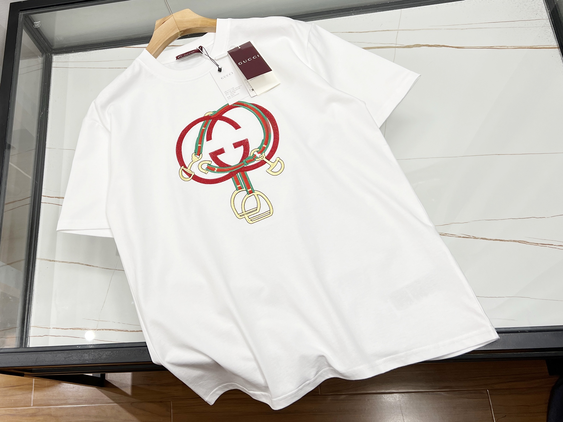 NO:676707,-25SS——Short sleeves with embroidered letters, a trendy item that perfectly combines fashion and personality. Selected soft and skin-friendly fabrics are comfortable and breathable to wear, bringing a refreshing experience in summer. The short-sleeved design is simple and elegant, suitable for various occasions. The most eye-catching thing is the exquisite embroidered letters on the chest. Each stitch outlines a unique charm, or makes a personal statement, or  It shows literary and artistic temperament and adds highlights to the overall look. Whether it is worn with jeans to create a casual style or with a skirt to create a sweet and fresh feeling, it can be easily controlled. It is not only a piece of clothing, but also an expression of your own style. Wearing short-sleeves with embroidered letters will make you stand out from the crowd, become the focus of fashion, and show your unique charm.  Ready for sale white S-XL, Gucci-clothing, gucci, skirts, jeans, T-shirt,19860909-25SS———刺绣字母短袖,时尚与个性完美融合的潮流单品.精选柔软亲肤面料,穿着舒适透气,夏日里带来清爽体验.短袖设计简约大方,适合各种场合穿搭.最吸睛之处在于胸前精致的刺绣字母,一针一线勾勒出独特韵味,或张扬个性宣言,或展现文艺气质,为整体造型增添亮点.无论是搭配牛仔裤,打造休闲随性风；还是配上半身裙,营造甜美清新感,都能轻松驾驭.它不仅是一件衣物,更是自我风格的表达.穿上刺绣字母短袖,让你在人群中脱颖而出,成为时尚焦点,展现独一无二的魅力. 现货发售白色S-XL,古驰-服装,gucci,skirts,jeans,T-shirt,,Women's clothing