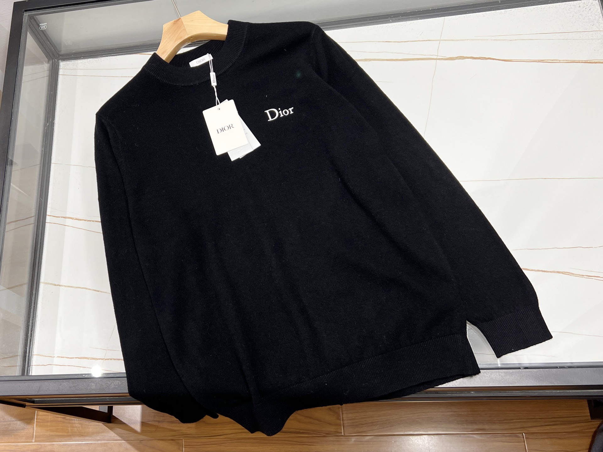 NO:676929,-25SS——Knitted sweater with letter embroidery, which cleverly combines retro and fashion, becoming an eye-catching item in the wardrobe. Selected soft knitted fabrics are delicate and skin-friendly, warm and comfortable to wear, and can resist the chill of autumn and winter. The exquisite letter embroidery on the sweater uses delicate stitching to outline a unique pattern, or a simple letter, or a personalized phrase, and every detail is highlighted  It has a sense of design and artistic flavor. It is not only a piece of warm clothing, but also a fashion statement that expresses one's own attitude. Whether it is paired with jeans to show a casual and casual style, or combined with a skirt to create an elegant temperament, it can be easily controlled. The letter embroidered knitted sweater adds highlights to daily wear with its unique charm, allowing you to stand out from the crowd and show your individual style.  Available now in black XS-XL, Dior-clothing, dior, skirts, jeans, sweaters,19860909-25SS———字母刺绣针织毛衣,将复古与时尚巧妙融合,成为衣橱里的吸睛单品.精选柔软针织面料,触感细腻亲肤,穿着温暖舒适,抵御秋冬寒意.毛衣上精致的字母刺绣,以细腻针法勾勒出独特图案,或简约字母、或个性短语,每一处细节都彰显着设计感与艺术气息.它不仅是一件保暖衣物,更是表达自我态度的时尚宣言.无论是搭配牛仔裤展现休闲随性,还是与半身裙组合营造优雅气质,都能轻松驾驭.字母刺绣针织毛衣,以独特魅力为日常穿搭增添亮点,让你在人群中脱颖而出,尽显个性风采. 现货发售黑色XS-XL,迪奥-服装,dior,skirts,jeans,sweaters,,Women's clothing