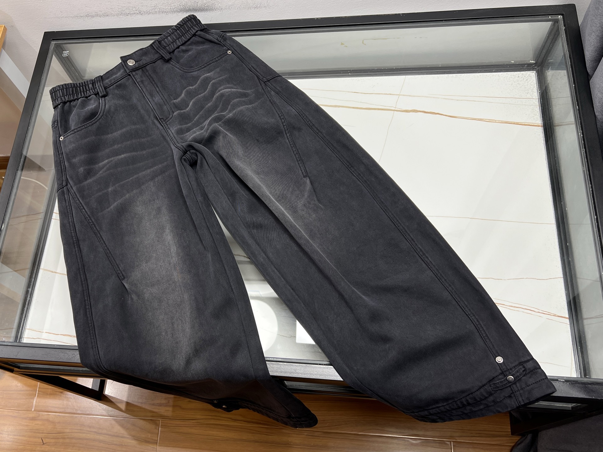 NO:677080,-25SS——The perfect fusion of winter fashion and warmth in washed corrugated velvet jeans. When the cold wind sweeps in, washed corrugated velvet jeans turn into 'anti-freeze armor' with a gentle attitude, locking warmth and fashion into every inch of fabric. The classic blue tone is processed by a special general washing process, and the color is as soft and natural as the morning sun. The washed and distressed texture seems to be kneaded into the folds of time, and each texture hides an unruly sense of story.  The inner layer of fine velvet is like a spring breeze blowing over the skin, but the thin velvet design hides the black technology of constant temperature - even at minus 5 degrees Celsius, you can walk with a cool pace that you would never recognize. In the south, wearing it alone is enough to keep out the cold, and in the north, layering long johns does not feel bulky. The high-waist cut and slightly elastic fabric instantly lengthen the leg line, and the thick legs turn into cartoon legs in seconds. The nine-point length exposes the ankles to show the slender proportions. Small girls can enjoy it with their eyes closed!  The black and gray color scheme comes with advanced filters. Pair it with a down jacket for a cool street style. Pair it with a sweater and you will look like a lazy Instagram blogger. The embroidery on the back pocket breaks the dullness. It is reinforced with double threads and is as stable as an old dog. The smoothness of the zipper is comparable to that of Dove chocolate and its elasticity  The sex belt design can even save those who overeat. From squeezing the subway in the early morning to shopping at the mall in the evening, from commuting to dating to outdoor adventures, these pants always write a new chapter in fashion with temperature, allowing you to walk out of a 2.8-meter-high aura in the steel forest!  Ready for sale black XS-S-M-L, Bottega Veneta-clothing,bottega veneta,hoodie,sweatshirts,jeans,down jacket,19860909-25SS———水洗波纹加绒牛仔裤冬日时尚与温暖的完美融合 当寒风裹挟着冷意席卷而来,水洗波纹加绒牛仔裤以温柔姿态化身“抗冻铠甲”,将温暖与时尚同时锁进每一寸布料.经典蓝调经特殊普洗工艺处理,色泽如晨曦般柔和自然,水洗做旧纹理仿佛揉进了时光的褶皱,每道纹路都藏着不羁的故事感. 内层细腻绒毛如春日微风拂过肌肤,薄绒设计却藏着恒温黑科技——零下五度也能走出六亲不认的潇洒步伐,南方单穿足够御寒,北方叠穿秋裤也毫无臃肿感.高腰剪裁搭配微弹面料,瞬间拉长腿部线条,小粗腿秒变漫画腿,九分长度露出脚踝更显比例修长,小个子女生闭眼入！ 黑灰双色系自带高级滤镜,配羽绒服是酷飒街头风,搭卫衣秒变慵懒ins博主.后袋刺绣小心机打破沉闷,双车线加固走位稳如老狗,拉链顺滑度堪比德芙巧克力,弹性腰带设计甚至能拯救吃撑星人.从清晨挤地铁到傍晚逛商场,从通勤约会到户外探险,这条裤子始终以温度书写时尚新篇章,让你在钢筋森林里也能走出两米八的气场！ 现货发售黑色XS-S-M-L,葆蝶家-服装,bottega veneta,hoodie,sweatshirts,jeans,down jacket,,Women's clothing