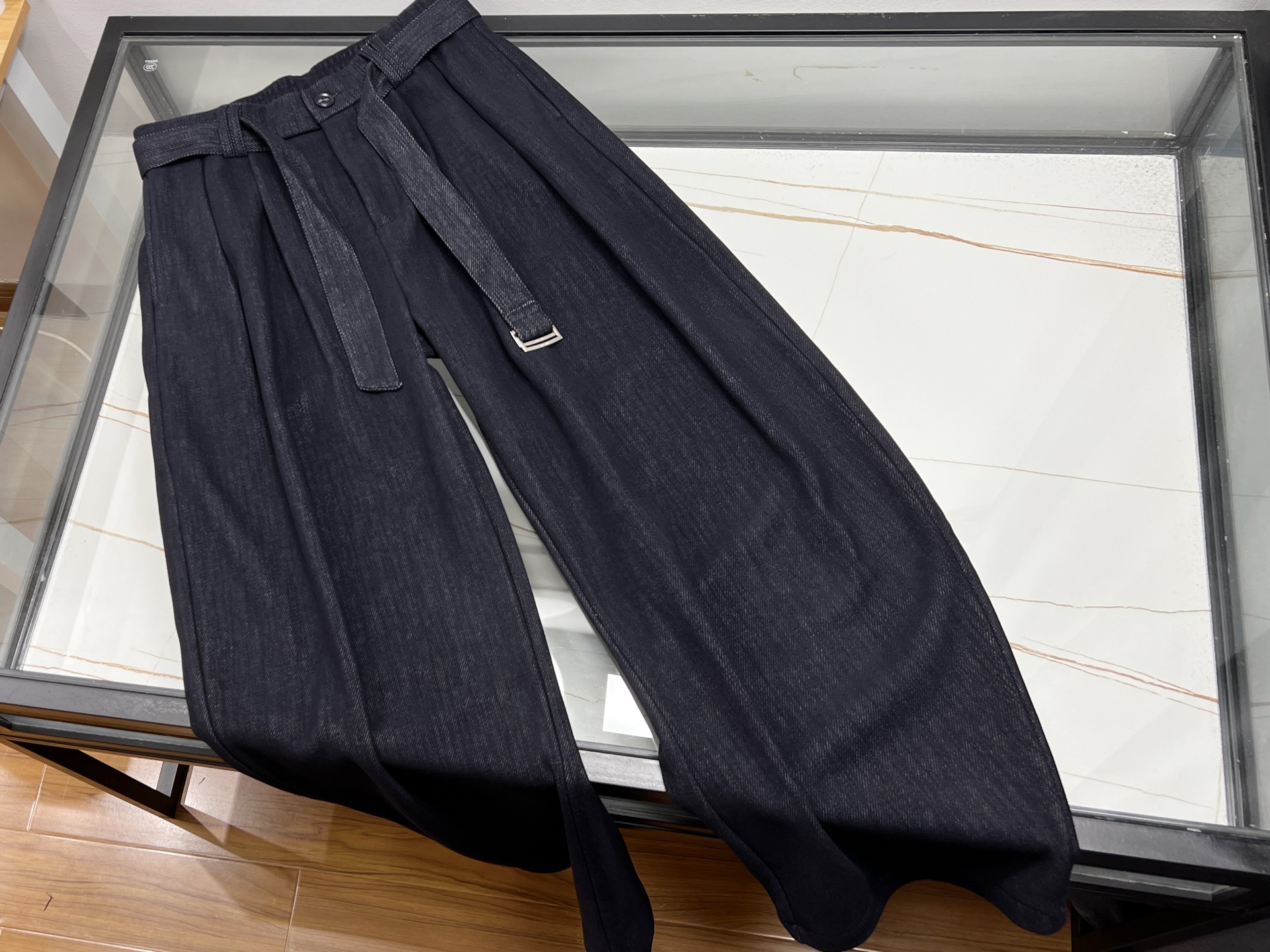 NO:677070,-25SS——Belted wide-leg pants are a versatile artifact in the fashion industry and have won the favor of many women with their unique design. The high-waisted style is paired with an exquisite belt, which cleverly outlines a slender waist, elongates the leg lines, and easily creates the visual effect of long legs. The wide-leg pants are loose and comfortable, and are elegant and agile when walking. They not only modify the leg shape, but also smartly  Hides small imperfections on the legs. Whether paired with a simple T-shirt for a casual look or a slim-fitting shirt for a smart and elegant look, it can be worn with ease. It is suitable for a variety of occasions, whether it is daily outings, the workplace, or parties and dates. It can make you confident and become the focus of the crowd. It is an indispensable fashion item in your wardrobe.  Available now in two colors XS-L, Valentino-clothing, valentino, shirts, tees, t-shirt,19860909-25SS———腰带阔腿裤是时尚界的百搭神器,以独特设计赢得众多女性的青睐.其高腰款式搭配精致腰带,巧妙勾勒出纤细腰肢,拉长腿部线条,轻松打造大长腿视觉效果.阔腿裤型宽松舒适,行走间飘逸灵动,不仅修饰腿型,还能巧妙隐藏腿部小瑕疵.无论是搭配简约T恤,展现休闲随性；还是配上修身衬衫,彰显干练优雅,都能游刃有余.它适合多种场合,无论是日常出街、职场办公,还是聚会约会,都能让你自信满满,成为人群中的焦点,是衣橱里不可或缺的时尚单品. 现货发售二色XS-L,华伦天奴-服装,valentino,shirts,tees，t-shirt,,Women's clothing