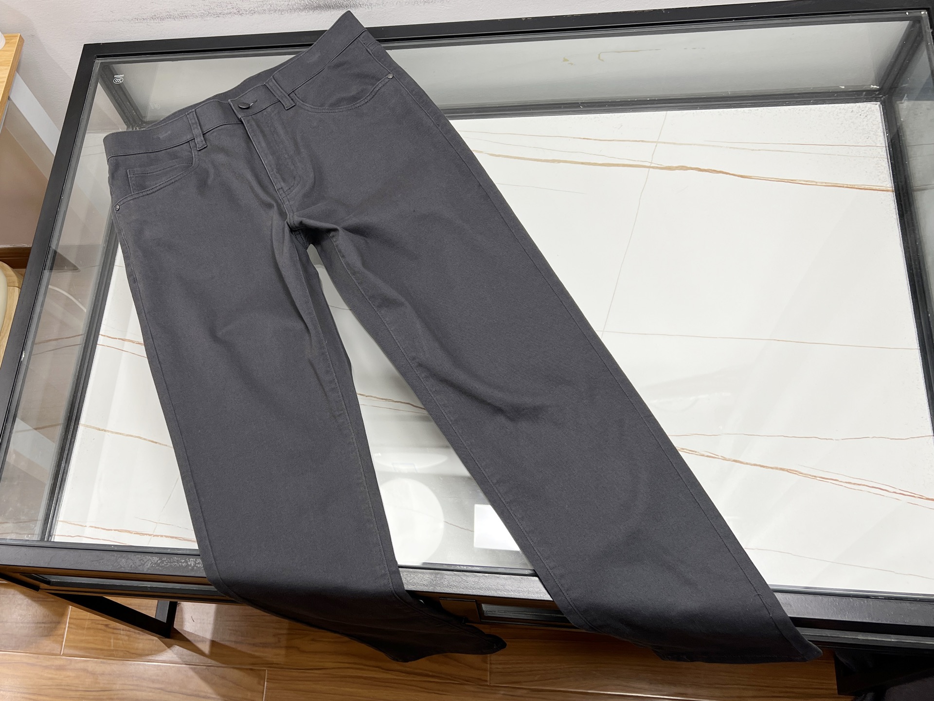 NO:677368,-25SS——-Alphabet casual classic jeans unlock the dual code of fashion and comfort!  When classic denim meets letter elements, a fashion revolution about freedom and individuality begins. With a simple yet stylish design concept, these casual jeans with letters cleverly combine youthful vitality and mature charm, becoming an indispensable C-position item in the wardrobe. **Classic blues, interpretation of eternal charm** The classic blue treated with washing technology is like a gentle poem accumulated over time, with a low-key sense of luxury. Whether it is retro style or modern style, it can be easily controlled, making every step a confident step and becoming the focus of the street.  **Details are carved to highlight the quality and craftsmanship** Exquisite tailoring and clever splicing elements give the overall shape a three-dimensional and full sense of layering. The high-waist design elongates the leg proportions, which is good news for petite girls; the waist-cinched version outlines elegant curves, so that the cute figure will not be missed. The fine velvet inside touches the skin lightly, as comfortable as the spring breeze, and can keep warm in cold weather. **Versatile attributes, unlocking multiple styles**  From outdoor fun to indoor rest, it is always with you, without any sense of restraint. The flesh-covering effect is perfect, and it can be worn on thick legs, X-shaped or O-shaped legs for a perfect experience; there is no need to worry about matching black and gray colors, it can easily hold the whole scene. Whether paired with a simple T-shirt or a fashionable jacket, it can make you look like a long-legged goddess in an instant, and say goodbye to bloated body anxiety. **Perfect balance of fashion and comfort**  Not only are these jeans comfortable, they also make your legs straighter, taking your leg lines to a new level. The soft, skin-friendly fabric is wear-resistant and washable, and will not easily deform or fade. It is the first choice for perfectionists!  It is not only a pair of pants, but also a work of art, carrying the designer's infinite pursuit of beauty, just to bring you an unprecedented surprise. Available in stock, gray 31-32-33-34-35-36, men's clothing, jeans, jackets & coats, tees, t-shirt,19860909-25SS———字母休闲经典牛仔裤解锁时尚与舒适的双重密码！ 当经典牛仔邂逅字母元素,一场关于自由与个性的时尚革命就此开启.这款字母休闲牛仔裤,以简约而不失格调的设计理念,将青春活力与成熟韵味巧妙融合,成为衣橱中不可或缺的C位单品.  **经典蓝调,演绎永恒魅力**  经水洗工艺处理的经典蓝色,似岁月沉淀的温柔诗篇,低调中透着高级感.无论是复古风还是现代感,它都能轻松驾驭,让每一步都走出自信步伐,成为街头焦点.  **细节雕琢,彰显品质匠心**  精致剪裁与巧妙拼接元素,赋予整体造型立体饱满的层次感.高腰设计拉长腿部比例,堪称小个子女生的福音；收腰版型勾勒优雅曲线,让身材萌动不再错过.内里细密绒毛轻触肌肤,如春日微风拂过般惬意自在,寒冷天气也能保持暖暖哒.  **百搭属性,解锁多元风格**  从户外撒欢到室内休憩,它始终相伴左右,毫无拘束感.遮肉效果绝绝子,粗腿、X型或O型腿都能穿出完美体验；黑灰色系无需纠结搭配,轻松hold住全场.无论是搭配简约T恤还是时尚外套,都能让你秒变大长腿女神,告别臃肿身材焦虑症.  **时尚与舒适的完美平衡**  这款牛仔裤不止舒服,更超显腿直,让腿部线条美出新高度.柔软亲肤的面料耐磨耐洗,不易变形褪色,完美主义者首选！它不仅仅是一条裤子,更是一件艺术品,承载着设计师对美的无限追求,只为给你带来前所未有的惊喜感受.  现货发售灰色31-32-33-34-35-36,男装,jeans,jackets & coats,tees，t-shirt,,Women's clothing