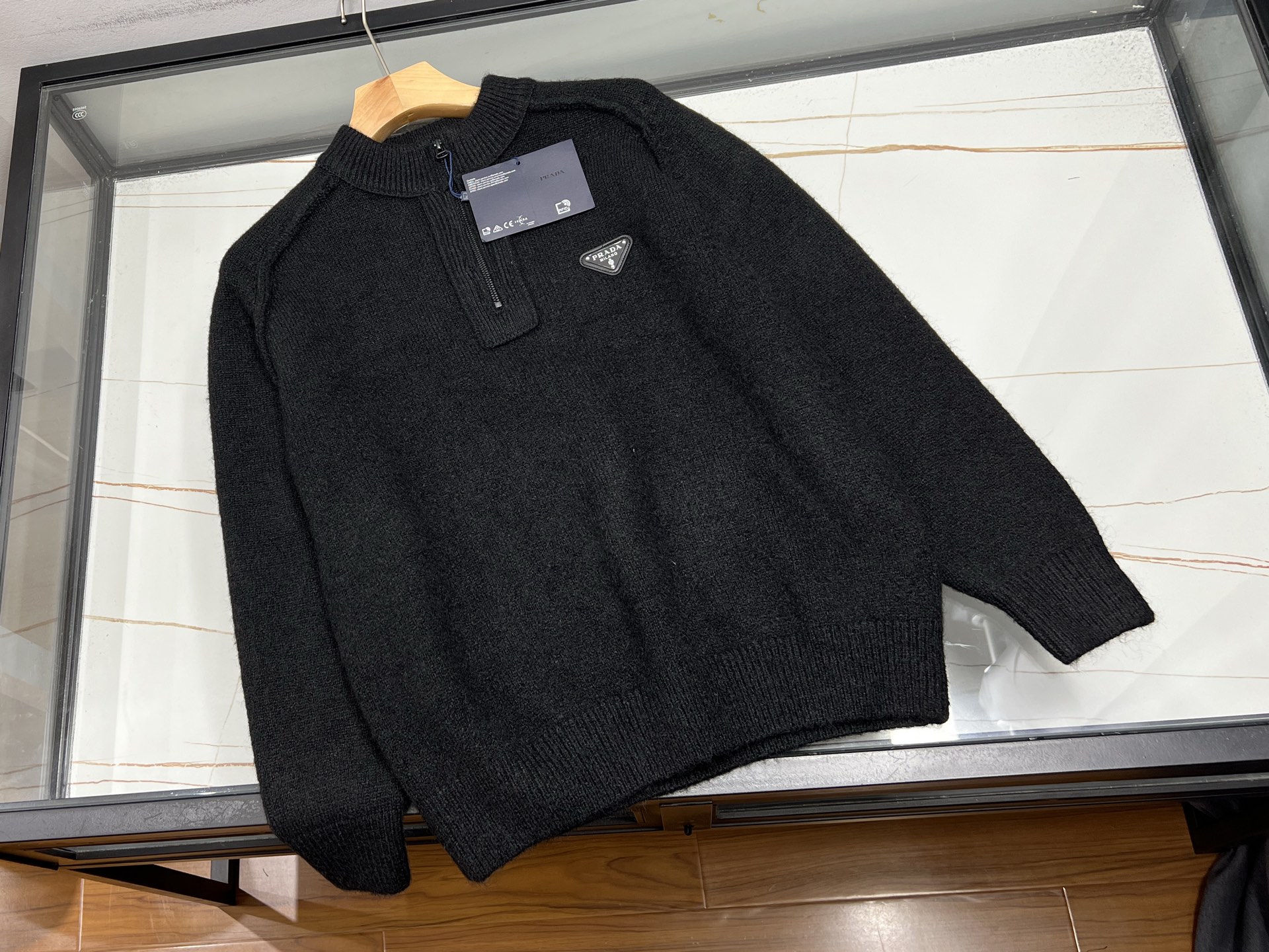 NO:677363,-25SS——Triangle logo Black Samurai plush sweaters, if they are designed based on luxury brands such as Darth Vader, usually combine classic triangle logo elements with Darth Vader-style pure black color matching to create a fashionable and recognizable item. Its plush material is mostly made of high-quality wool or blended fabrics, which is soft to the touch and has excellent thermal insulation properties, making it suitable for autumn and winter.  Wear. In terms of style design, loose tailoring or slim-fitting styles may be used to meet different dressing needs. Some styles will also add ribbed cinch designs to details such as collars and cuffs to enhance the windproof effect. The overall style is low-key and luxurious, suitable for both daily casual wear and formal occasions. It is a good choice for consumers who pursue quality and taste.  Ready for sale black XS-L, Prada-clothing, prada, sweaters,19860909-25SS———三角标黑武士长绒毛衣若以等奢侈品牌为设计蓝本,通常融合经典三角标元素与黑武士风格的纯黑配色,打造兼具时尚感与辨识度的单品.其长绒毛材质多选用高品质羊毛或混纺面料,触感柔软且保暖性能优异,适合秋冬季节穿着.版型设计上,可能采用宽松剪裁或修身款式,满足不同穿搭需求.部分款式还会在领口、袖口等细节处加入罗纹收口设计,增强防风效果.整体风格低调奢华,既适合日常休闲搭配,也能驾驭正式场合,是追求品质与品味的消费者的不错选择. 现货发售黑色XS-L,普拉达-服装,prada,sweaters,,Women's clothing