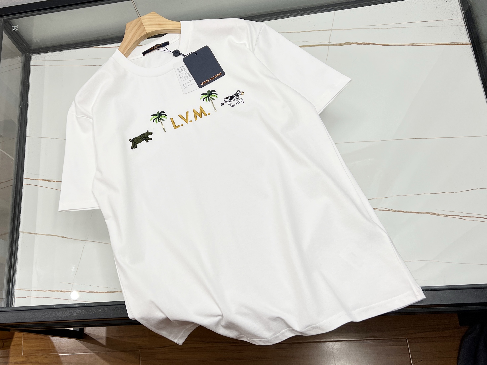 NO:689158,-26SS Coconut Fashionable Casual Short Sleeves for Men and Women, perfectly blending tropical style with modern trends!  Inspired by the refreshing coconut tree elements, this short-sleeved shirt has bright colors and lively patterns, which instantly brightens up summer outfits. The fabric is made of high-quality cotton, which is soft and skin-friendly, breathable and sweat-absorbent, making it comfortable and burden-free to wear. The simple tailoring and loose fit can be easily worn by both boys and girls, showing off  Now you have a casual and casual style. Whether paired with jeans, shorts or sports pants, you can easily create a fashionable and personalized look. Whether it is daily outings, parties or vacations, this coconut short-sleeve is your ideal choice, allowing you to stand out from the crowd and show your youthful vitality!  Ready for sale white S-XL, Louis Vuitton-clothing, louis vuitton, shorts, jeans, T-shirt,19860909-26SS椰树时尚休闲男女短袖,将热带风情与现代潮流完美融合！这款短袖以清爽的椰树元素为设计灵感,色彩明快,图案活泼,瞬间点亮夏日穿搭.面料选用优质棉质,柔软亲肤,透气吸汗,穿着舒适无负担.简约的剪裁,宽松的版型,无论是男生还是女生都能轻松驾驭,展现随性自在的休闲风格.无论是搭配牛仔裤、短裤还是运动裤,都能轻松打造出时尚又个性的造型.无论是日常出街、聚会还是度假旅行,这款椰树短袖都是你的理想选择,让你在人群中脱颖而出,尽显青春活力！ 现货发售白色S-XL,路易威登-服装,louis vuitton,shorts,jeans,T-shirt,,Women's clothing