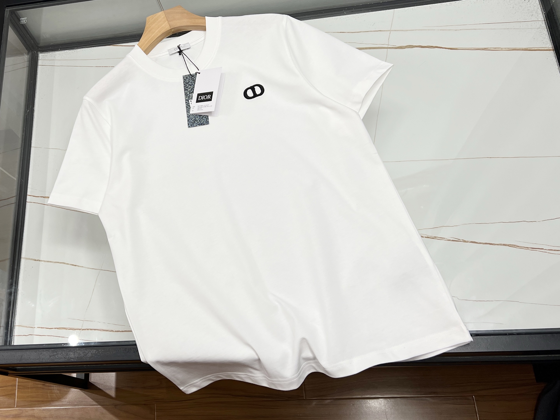 NO:677353,-25SS————Embroidered letter short sleeves, interpreting the new fashion trend with simple design. Selected soft and skin-friendly fabrics, comfortable and breathable to wear, bringing a refreshing experience in summer. The short sleeves are neatly cut and fit the body shape, showing the wearer's ability and vitality. The highlight is the exquisite embroidered letters on the chest, either simple line outlines, or complex patterns, every stitch and every  The threads are full of craftsmanship, adding a unique charm to the overall look. Whether paired with jeans for a casual look or a skirt for an elegant look, it can be easily used in various occasions. The embroidered letter short sleeves are not only a versatile item in the wardrobe, but also a fashion statement that highlights your personality and taste, allowing you to stand out from the crowd and show off your unique charm.  Ready for sale in two colors S-XL, Dior-clothing, dior, skirts, jeans, T-shirt,19860909-25SS————刺绣字母短袖,以简约设计诠释时尚新风尚.精选柔软亲肤面料,穿着舒适透气,夏日里带来清爽体验.短袖剪裁利落,贴合身形,展现穿着者的干练与活力.其亮点在于胸前精致的刺绣字母,或简约线条勾勒,或繁复图案呈现,每一针每一线都蕴含匠心,为整体造型增添一抹独特韵味.无论是搭配牛仔裤,展现休闲随性；还是配以半身裙,演绎优雅气质,都能轻松驾驭多种场合.刺绣字母短袖,不仅是衣橱里的百搭单品,更是彰显个性与品味的时尚宣言,让你在人群中脱颖而出,绽放独特魅力. 现货发售二色S-XL,迪奥-服装,dior,skirts,jeans,T-shirt,,Women's clothing