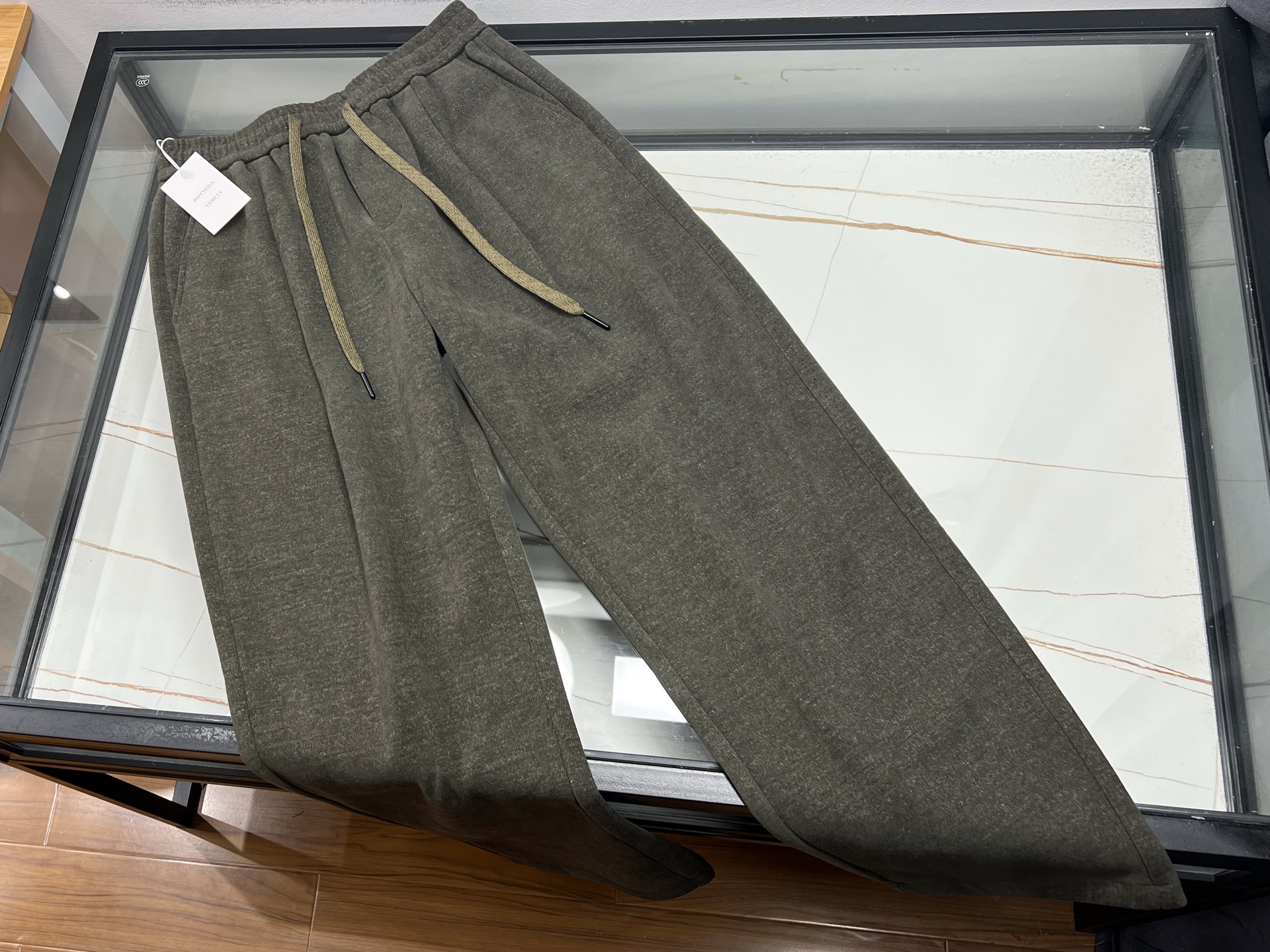 NO:677347,-35SS——loose casual men's and women's trousers, unlocking a new experience of comfortable dressing. These loose and casual men's and women's trousers are the perfect fusion of fashion and comfort. It adopts a loose straight version and is not body-specific. No matter you are tall, short, fat or thin, you can easily control it without restraint.  The fabrics are carefully selected, soft and skin-friendly, breathable, and not stuffy when worn for a long time. The trousers have smooth lines, simple yet design, and the pockets on both sides are practical and beautiful. The classic solid color style is versatile and easy to match with T-shirts, shirts, and sweatshirts. It can easily create a variety of styles such as casual, trendy, and sports. Whether it is for daily outings, sports and fitness, or leisure at home, it is your best choice, allowing you to always remain comfortable and casual, showing your unique charm.  Ready for sale green XS-S-M-L, Bottega Veneta-clothing,bottega veneta,hoodie,sweatshirts,shirts,tees,t-shirt,19860909-35SS———宽松休闲男女同款长裤,解锁自在穿搭新体验这款宽松休闲男女同款长裤,是时尚与舒适的完美融合.它采用宽松直筒版型,不挑身材,无论你是高矮胖瘦,都能轻松驾驭,自在无束缚. 面料上精心挑选,柔软亲肤又透气,久穿也不闷热.裤身线条流畅,简约而不失设计感,两侧口袋实用又美观.经典纯色款式,百搭不挑人,搭配T恤、衬衫、卫衣都毫无压力,轻松打造出休闲、潮流、运动等多种风格.无论是日常出街、运动健身还是居家休闲,它都是你的绝佳选择,让你时刻保持自在随性,展现独特魅力. 现货发售绿色XS-S-M-L,葆蝶家-服装,bottega veneta,hoodie,sweatshirts,shirts,tees，t-shirt,,Women's clothing