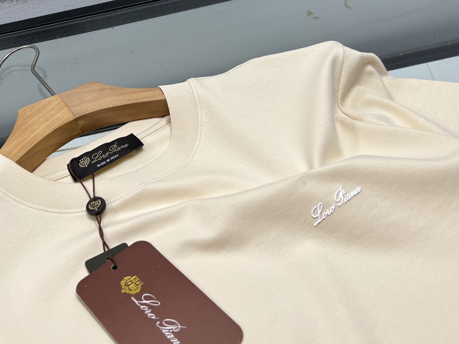 NO:677341,-26SS Laminated Letter Short Sleeves are the perfect fusion of fashion and quality. This Laminated Letter Short Sleeve can be called a treasure item in the summer wardrobe. It is made of high-quality fabrics, soft to the touch and skin-friendly, and has excellent breathability. It can keep you dry and comfortable even in the hot summer. The unique taping process firmly attaches the letters to the short sleeves, which is not only full of three-dimensionality, but also highly textured, highlighting a unique fashion attitude. The letter design is simple yet individual, adding a bit of trendiness to the overall look.  Whether paired with casual shorts to create a casual street style; or paired with jeans to create a simple and elegant daily wear, it can be easily controlled. Wearing it will instantly increase your fashion index, making you stand out from the crowd and become the center of attention. Available now in 4 colors S-XXL, men's clothing, shorts, jeans, T-shirt,19860909-26SS压胶字母短袖时尚与品质的完美融合 这款压胶字母短袖,堪称夏日衣橱的宝藏单品.精选优质面料,触感柔软亲肤,透气性绝佳,即便在炎炎夏日,也能让你时刻保持干爽舒适. 独特的压胶工艺,将字母牢固地附着在短袖上,不仅立体感十足,还极具质感,彰显出与众不同的时尚态度.字母设计简约而不失个性,为整体造型增添了几分潮流气息. 无论是搭配休闲短裤,打造随性自在的街头风；还是配上牛仔裤,塑造简约大气的日常穿搭,它都能轻松驾驭.穿上它,瞬间提升时尚指数,让你在人群中脱颖而出,成为焦点所在. 现货发售4色S-XXL,男装,shorts,jeans,T-shirt,,Women's clothing