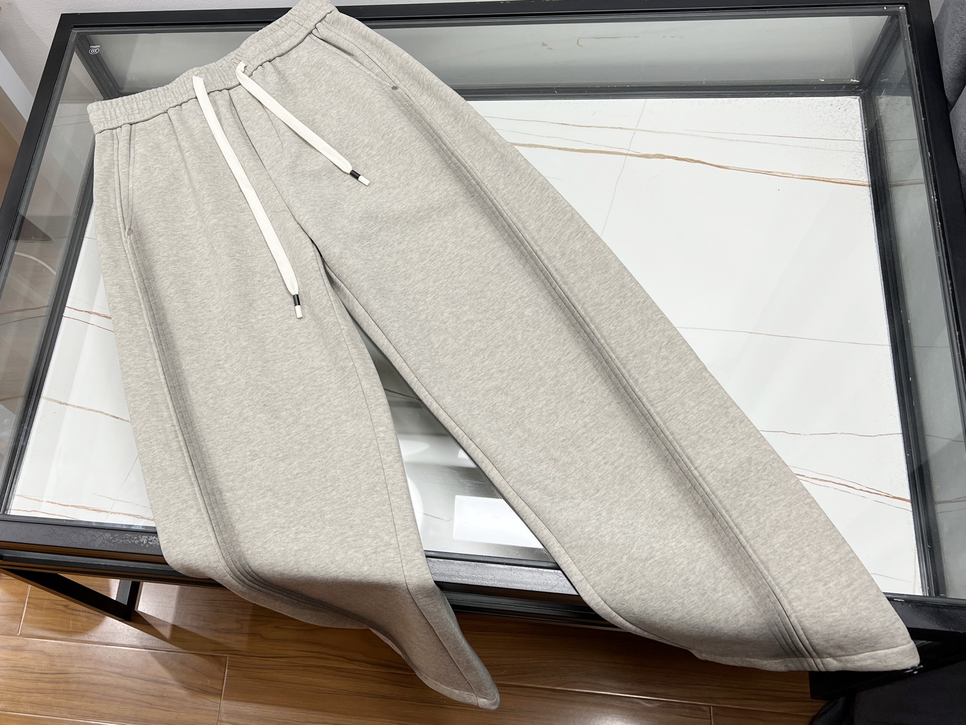 NO:677731,-25 SS——The low-key fashion code of gray shaded pants. These gray shaded pants are a perfect fusion of fashion and practicality. The main body of the pants is mainly soft gray, calm but not out of style, as if it has a restrained sense of luxury. The carefully designed shaded part is like adding a few smart brushstrokes on a quiet canvas, cleverly breaking the monotony and injecting unique charm into the overall look.  Its material is skin-friendly and comfortable to wear. It can be easily adapted to daily outings, commuting to work, or sports and leisure. Paired with a simple white T, it shows youthful vitality; paired with a shirt and suit, it instantly switches to a smart workplace style. Gray shaded pants, with a low-key appearance, interpret unlimited fashion possibilities, and are an indispensable treasure item in the wardrobe. Gray XS-S-M-L, available for sale now, men's and women's clothing, shirts, business suit,19860909-25 SS———灰色阴影裤低调中的时尚密码 这条灰色阴影部分裤子,是时尚与实用的完美融合.裤身主体以柔和的灰色为主调,沉稳而不失格调,仿佛自带一种内敛的高级感.而精心设计的阴影部分,如同在静谧的画布上添上几笔灵动的笔触,巧妙地打破了单调,为整体造型注入独特魅力. 它材质亲肤,穿着舒适自在,无论是日常出街、上班通勤,还是运动休闲,都能轻松适配.搭配简约白T,青春活力尽显；配上衬衫西装,又瞬间切换至干练职场风.灰色阴影裤子,以低调之姿,演绎无限时尚可能,是衣橱里不可或缺的宝藏单品. 现货发售灰色XS-S-M-L,男装女装,shirts,business suit,,Women's clothing