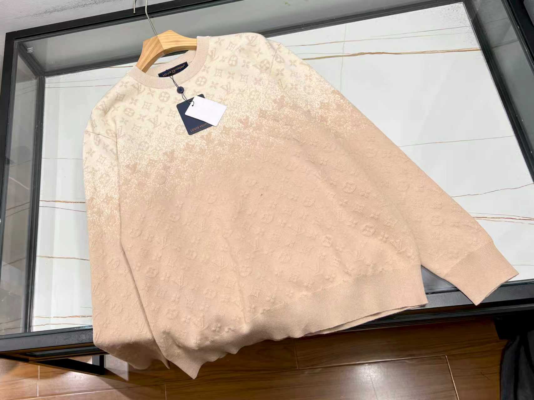 NO:677727,-25SS————The tenderness and personality statement of the gradient sweater in autumn and winter. When the cold wind blows, a gradient sweater becomes a secret weapon in the wardrobe. It uses soft color transitions, from milk white to haze blue, or from caramel brown to warm orange, just like a rainbow crushed and rewoven, every inch is flowing with poetry and warmth.  The same style design for men and women breaks gender boundaries, whether it is a slim cut to outline the body shape, or an oversized silhouette for a lazy and casual style, it can be easily controlled. The mohair blended material is as fluffy and soft as clouds touching the skin, while the high-weight wool is like a walking warm baby, locking in warmth without losing it. The gradient dyeing process makes the basic style instantly high-end, as if it has its own soft light filter. Whether worn inside or outside, it can become the most eye-catching presence on the street.  Wearing it, it feels like you are draping the morning mist of the Alps over your shoulders, or letting the afterglow of the sunset flow over your body. The gradient sweater is not only a tool to keep warm, but also a fashion statement to express your attitude - gentleness and personality, I want it. This autumn and winter, let the gradient sweater accompany you to unlock infinite possibilities and interpret your own ever-changing style. Available in stock, light color S-XL, Louis Vuitton-clothing, louis vuitton, versace, sweaters,19860909-25SS————渐变毛衣秋冬的温柔与个性宣言 当寒风轻拂,一件渐变毛衣便成了衣橱里的秘密武器.它以柔和的色彩过渡,从奶白到雾霾蓝,或从焦糖棕过渡至暖橘,如同将彩虹揉碎后重新编织,每一寸都流淌着诗意与温度. 男女同款的版型设计,打破了性别界限,无论是修身剪裁勾勒身形,还是oversize廓形慵懒随性,都能轻松驾驭.马海毛混纺的材质,蓬松柔软如云朵轻触肌肤,而高克重羊毛则像行走的暖宝宝,锁住温暖不流失.渐变晕染工艺让基础款瞬间高级,仿佛自带柔光滤镜,无论是内搭还是外穿,都能成为街头最吸睛的存在. 穿上它,仿佛把阿尔卑斯山的晨雾披在肩头,或让夕阳的余晖在身上流淌.渐变毛衣不仅是保暖的利器,更是表达态度的时尚宣言——温柔与个性,我都要.这个秋冬,让渐变毛衣陪你解锁无限可能,演绎属于自己的百变风格. 现货发售浅色S-XL,路易威登-服装,louis vuitton,versace,sweaters,,Women's clothing