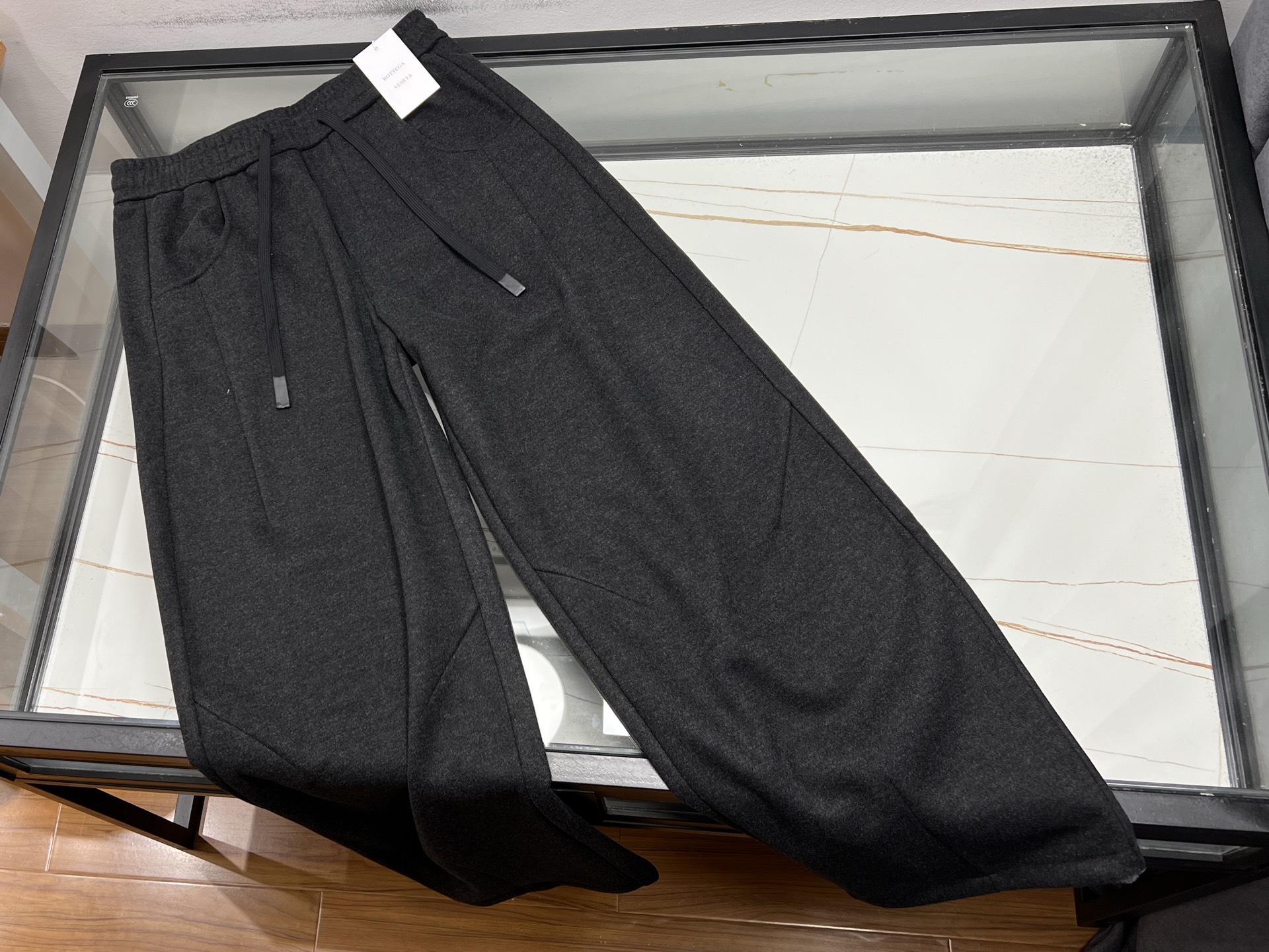 NO:677720,-25SS - Thickened wool blended pants are a great tool for keeping warm in autumn and winter. They are scientifically blended with high-quality wool and a variety of fibers, which not only retains the natural softness and warmth of wool, but also improves the wrinkle resistance and wear resistance of the pants through the blending process, making them more durable. The thickened design allows the pants to provide excellent thermal insulation in cold weather and effectively resist the cold wind. Pants type  Tailor-fitting and flattering leg shape, whether paired with casual shoes or boots, it can show both fashion and practical style. In addition, the wool blend material has good breathability, which makes it less likely to get stuffy even if worn for a long time, keeping you dry and comfortable. Whether it is daily travel, outdoor activities or business occasions, these thickened wool blend pants are an ideal choice, allowing you to spend autumn and winter warmly and decently.  Available now in black XS-L, Bottega Veneta-clothing, bottega veneta, boots,19860909-25SS——加厚羊毛混纺裤是秋冬季节的保暖利器.它精选优质羊毛与多种纤维科学混纺,既保留了羊毛天然的柔软与保暖性,又通过混纺工艺提升了裤子的抗皱性和耐磨性,穿着更持久.加厚设计让裤子在寒冷天气里也能提供出色的保暖效果,有效抵御寒风侵袭.裤型剪裁合体,修饰腿型,无论是搭配休闲鞋还是靴子,都能展现出时尚与实用并存的风格.此外,羊毛混纺材质透气性好,即使长时间穿着也不易闷热,保持干爽舒适.无论是日常出行、户外活动还是商务场合,这款加厚羊毛混纺裤都是理想的选择,让你温暖又体面地度过秋冬. 现货发售黑色XS-L,葆蝶家-服装,bottega veneta,boots,,Women's clothing