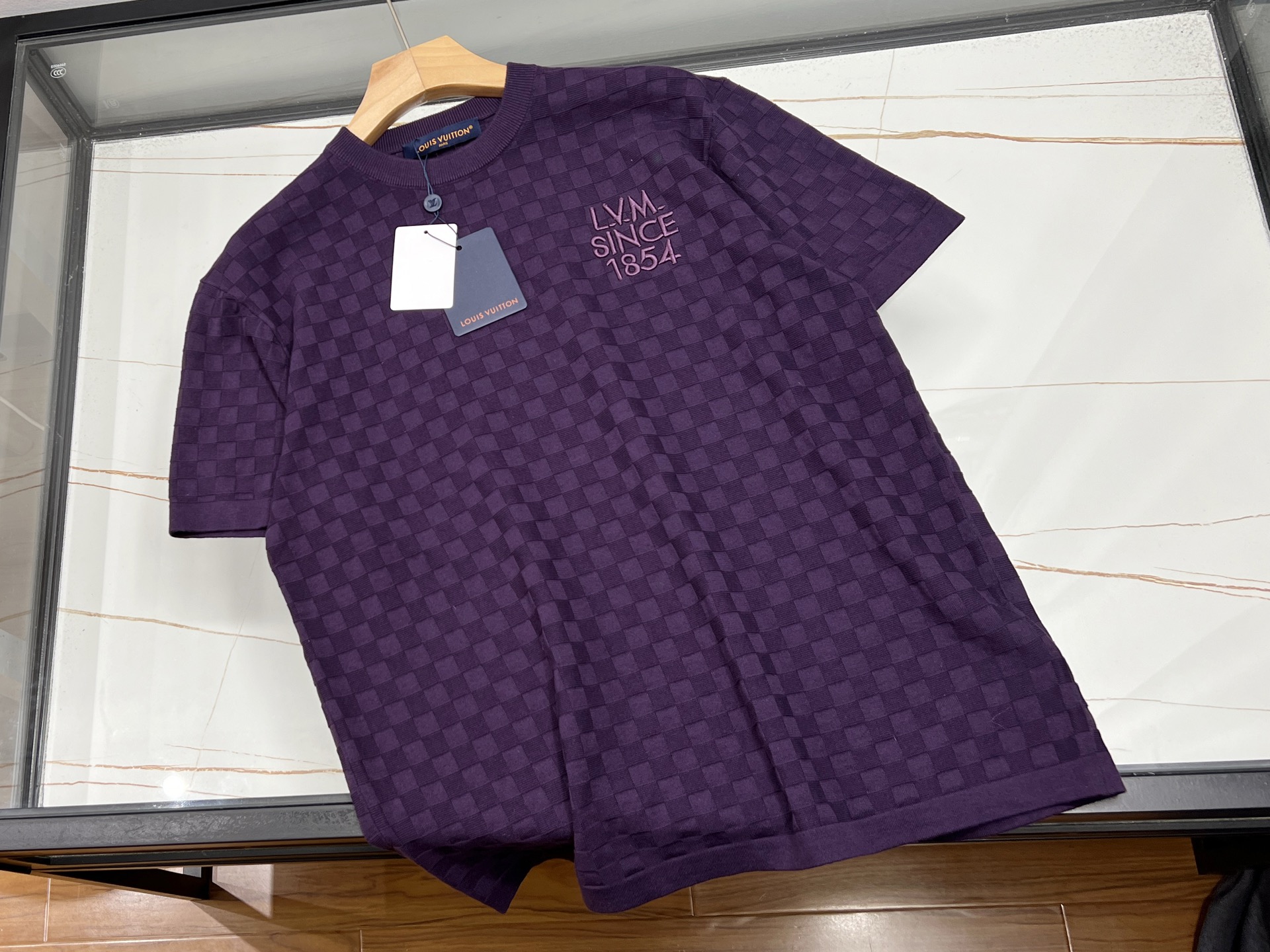 NO:677716,-26SS pin knitted short sleeves, the attractive choice for men and women. This pin knitted short sleeves for men and women is the perfect fusion of fashion and practicality. Its unique feature is the pin element design, which adds personality highlights to the simple short sleeves, breaks the rules and instantly enhances the sense of fashion. Whether it is worn by boys or girls, it can easily show unique taste.  The fabric is made of high-quality knitted material, which is soft and skin-friendly and has good breathability. It is refreshing and not stuffy to wear in summer. The fit is loose and moderate, not picky about the body shape, and can cleverly modify the body shape, cover the flesh and make the body slimmer. The design of the same style for men and women is suitable 19860909-26SS别针针织短袖,男女同款魅力之选 这款别针针织男女同款短袖,是时尚与实用的完美融合.其独特之处在于别针元素设计,为简约短袖增添个性亮点,打破常规,瞬间提升时尚感,无论是男生还是女生穿上,都能轻松展现独特品味. 面料选用优质针织材质,柔软亲肤,透气性佳,夏日穿着清爽不闷热.版型宽松适度,不挑身材,能巧妙修饰身形,遮肉显瘦.男女同款的设计,既适合情侣搭配出街,甜蜜又吸睛；也能作为日常休闲装,与朋友一同穿着,彰显青春活力.无论是搭配牛仔裤、短裤还是裙子,都能轻松驾驭,打造多样风格,是衣柜里不可或缺的时尚单品. 现货发售紫色S-XL,路易威登-服装,louis vuitton,skirts,shorts,jeans,T-shirt,,Women's clothing