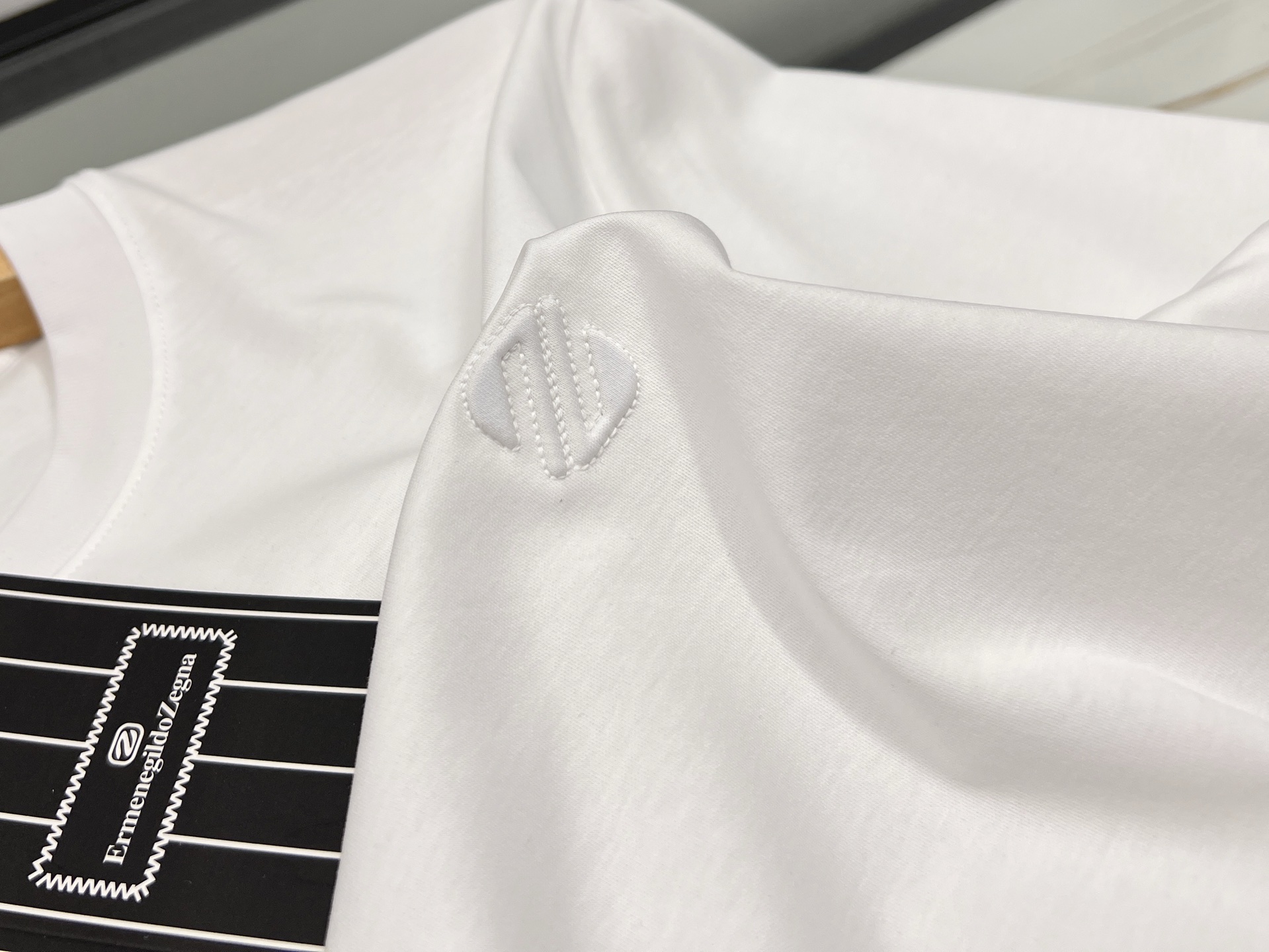 NO:689183,-26SS—— Pressed letter casual short sleeves, unlocking the summer fashion code. Pressed letter casual short sleeves, a must-have for summer wardrobe, are simply the perfect fusion of fashion and comfort. It is based on simple design, and the unique pressed letter print breaks the monotony and instantly enhances the fashion sense of the overall look. It can be easily used whether it is for daily outings or sports and fitness.  The fabric is made of skin-friendly and breathable material, and the upper body is soft and cool, allowing you to stay dry and comfortable at all times even in the hot summer. The loose fit is not particular to your figure and is highly tolerant, so everyone can find their own comfort. Paired with jeans, it is casual and casual; with shorts, it is energetic; with sports pants, it is full of movement. A casual short-sleeve with pressed letters can meet your dressing needs for various occasions, and it is a rare treasure item in the summer wardrobe.  Ready for sale in five colors M-XXXL, Dolce & Gabbana-clothing, Dolce&Gabbana, shorts, jeans, T-shirt,19860909-26SS———按压字母休闲短袖,解锁夏日时尚密码 夏日衣橱必备的按压字母休闲短袖,简直是时尚与舒适的完美融合.它以简约设计为基调,独特的按压字母印花打破单调,瞬间提升整体造型的时尚感,无论是日常出街还是运动健身,都能轻松驾驭. 面料选用亲肤透气的材质,上身柔软又凉爽,即便在炎炎夏日,也能让你时刻保持干爽自在.宽松的版型不挑身材,包容性极强,每个人都能找到属于自己的舒适状态. 搭配牛仔裤,休闲随性；配短裤,活力四射；搭运动裤,动感十足.一件按压字母休闲短袖,就能满足你多种场合的穿搭需求,是夏日衣橱里不可多得的宝藏单品. 现货发售五色M-XXXL,杜嘉班纳-服装,Dolce&Gabbana,shorts,jeans,T-shirt,,Women's clothing