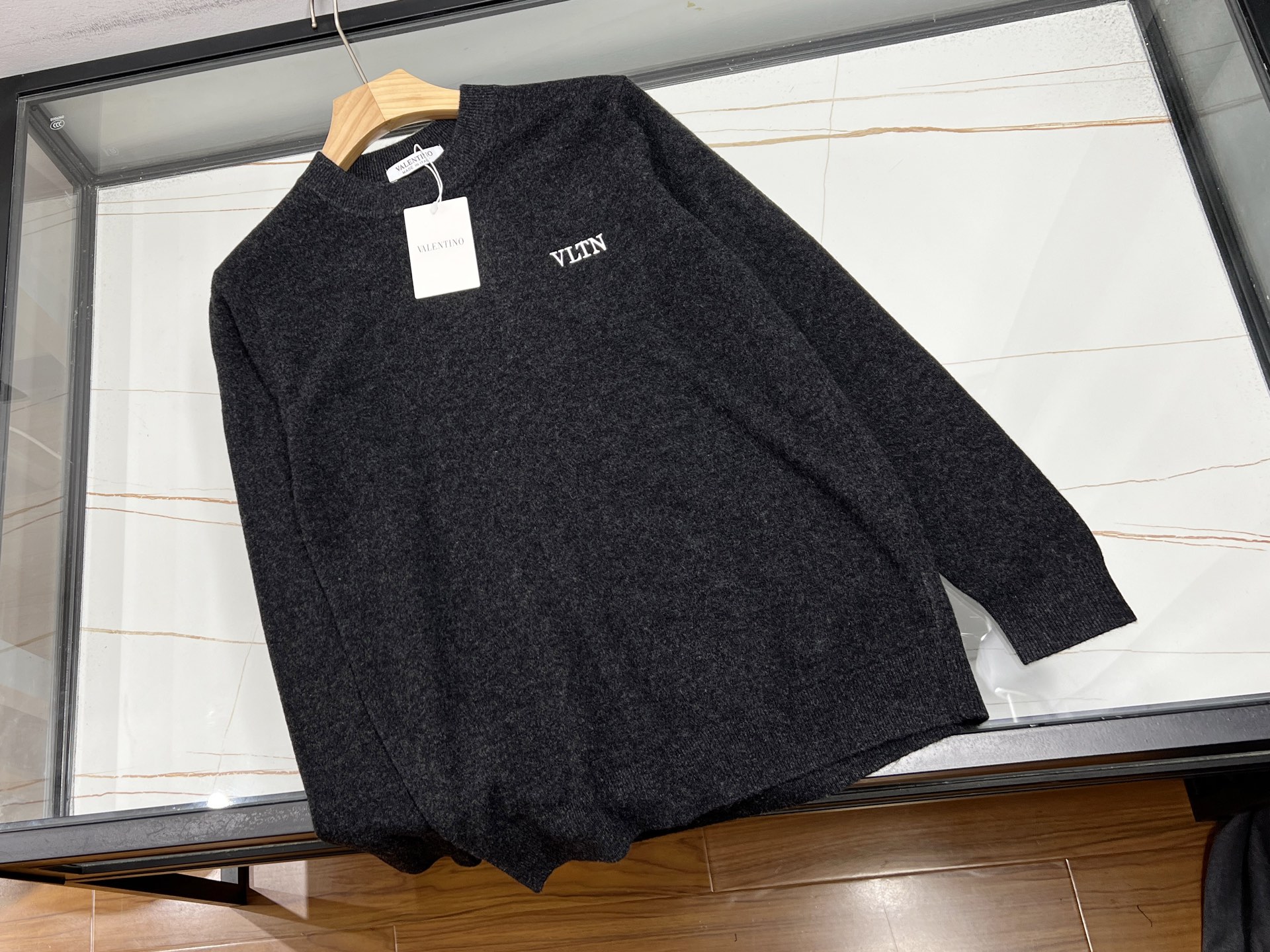 NO:689117,-25SS——Monogram embroidered knitted sweater for men and women, unlocking new fashion trends. This monogram embroidered knitted sweater is a fashion treasure for both men and women. It is made of high-quality fabrics, soft to the touch and skin-friendly, comfortable to wear next to the body, and has excellent warmth retention, giving you considerate care in cool weather.  The unique letter embroidery design is the finishing touch. The exquisite embroidery technology makes the letters full of three-dimensionality, adding personality and artistic sense to the simple sweater. Whether worn alone, it shows a casual and free style; or as an inner layer or outer jacket, it can easily create different styles. The design of the same style for men and women breaks the gender boundaries. Couples or friends can wear it together. It is tacit and eye-catching. It instantly becomes the focus of the street and opens up a new fashion experience. Available now in black XS-XL, Valentino-clothing, valentino, jackets  & coats, sweaters,19860909-25SS———字母刺绣针织男女同款毛衣,解锁时尚新风尚这款字母刺绣针织毛衣,是男女皆宜的时尚宝藏单品.精选优质面料,触感柔软亲肤,贴身穿着舒适自在,保暖性也十分出色,在微凉天气里给你贴心呵护. 独特的字母刺绣设计是点睛之笔,精致的刺绣工艺让字母立体感十足,为简约的毛衣增添了个性与艺术感.无论是单穿,展现随性洒脱；还是作为内搭,外搭外套,都能轻松营造出不同风格.男女同款的设计,打破了性别界限,情侣或好友一同穿着,默契又吸睛,瞬间成为街头焦点,开启时尚新体验. 现货发售黑色XS-XL,华伦天奴-服装,valentino,jackets & coats,sweaters,,Women's clothing