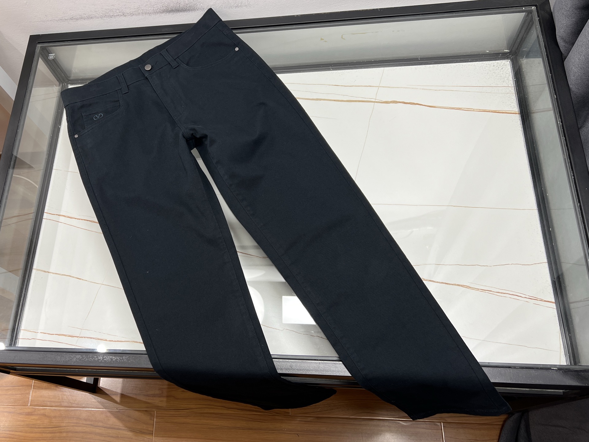 NO:689104,-25SS————Embroidered men's casual pants, showing unique charm. This men's casual pants perfectly integrates traditional embroidery technology with modern fashion. On the trousers, exquisite embroidery patterns are lifelike, either smart birds or simple patterns, adding a bit of artistic flavor and cultural heritage to the whole, breaking the monotony of conventional trousers.  The fabric is made of high-quality cotton, which is skin-friendly and breathable. It is comfortable to wear and has no sense of restriction in movement. The design fits the curves of the male body and is loose and moderate. It can modify the shape of the legs and make it look free and easy. Whether it is paired with a simple T-shirt to create a casual daily style or paired with a shirt to create a business casual style, it can easily do the job and is an indispensable fashion item in men's wardrobe.  Ready for sale black 31-32-33-34-35-36, Valentino-clothing, valentino, shirts, tees, t-shirt,19860909-25SS————刺绣男款休闲裤,演绎独特魅力 这款男款休闲裤,将传统刺绣工艺与现代时尚完美融合.裤身之上,精致刺绣图案栩栩如生,或是灵动的飞鸟,或是古朴的花纹,为整体增添了几分艺术气息与文化底蕴,打破常规裤装的单调感. 面料选用优质棉质,亲肤透气,穿着舒适自在,活动毫无束缚感.版型设计贴合男性身体曲线,宽松适度,既能修饰腿型,又显洒脱随性.无论是搭配简约T恤,打造休闲日常风；还是配上衬衫,营造商务休闲范,它都能轻松胜任,是男士衣橱中不可或缺的时尚单品. 现货发售黑色31-32-33-34-35-36,华伦天奴-服装,valentino,shirts,tees，t-shirt,,Women's clothing