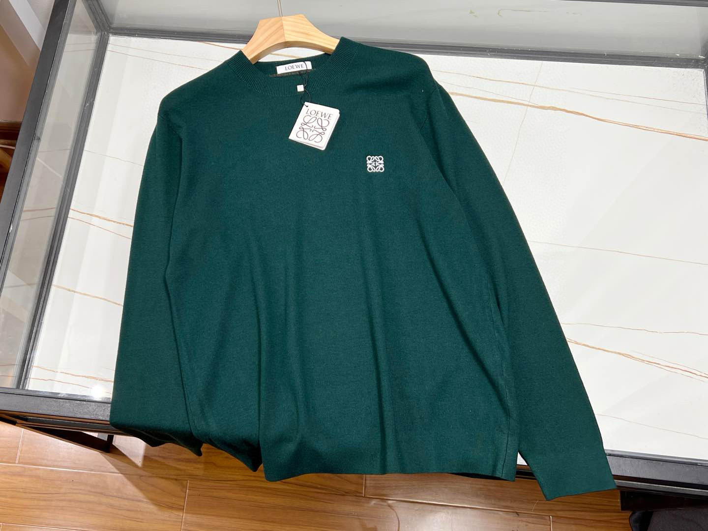 NO:689099,-24SS monogram simple sweaters for men and women!  - **Simple Fashion Design** This simple sweater with letters for men and women has won the love of many consumers for its simple and elegant design. The sweater is dotted with exquisite letter patterns, which is neither ostentatious nor loss of personality. It perfectly interprets the fashion concept of 'simple but not simple'. Whether it is a daily trip or a party, you can easily become the center of attention. -  **Comfortable and skin-friendly material** We select high-quality wool and wool blend materials, which are strictly screened and finely processed to ensure the softness and warmth of the sweater. When worn on the body, it is like being wrapped by a warm cloud, which is both comfortable and skin-friendly. At the same time, this material also has good breathability and moisture absorption, keeping you dry and comfortable even in the cold season. -  **The shape is on point and slimming** The sweater has a very sophisticated design, which is not only in line with ergonomic principles, but also can effectively modify the body curve. Whether you are a man or a woman, wearing this sweater can show an elegant posture and charming temperament. At the same time, the sweater has moderate elasticity and will not restrict the body, allowing you to enjoy fashion while also feeling free and comfortable. -  **Multiple colors available, versatile** In order to meet the needs of different consumers, we have specially launched sweaters in a variety of colors for you to choose from. From classic black and white to popular bright colors, each style can suit you!  Ready for sale green S-M-L, Loewe-clothing, loewe, sweaters,19860909-24SS字母男女同款简约毛衣！ - **简约时尚设计**这款字母男女同款简约毛衣,以其简洁大方的设计赢得了众多消费者的喜爱.毛衣上点缀着精致的字母图案,既不张扬又不失个性,完美诠释了“简约而不简单”的时尚理念.无论是日常出行还是参加聚会,都能让你轻松成为焦点. - **舒适亲肤材质**我们精选优质毛线和羊毛混纺材料,经过严格筛选和精细加工,确保毛衣的柔软度和保暖性.穿在身上,如同被温暖的云朵包裹,既舒适又亲肤.同时,这种材质还具有良好的透气性和吸湿性,即使在寒冷的季节里,也能让你保持干爽舒适. - **版型正点显瘦**毛衣的版型设计非常考究,既符合人体工学原理,又能有效修饰身材曲线.无论是男士还是女士,穿上这款毛衣都能展现出优雅的身姿和迷人的气质.同时,毛衣的弹性适中,不会束缚身体,让你在享受时尚的同时,也能感受到自由自在的舒适感. - **多色可选百搭**为了满足不同消费者的需求,我们特别推出了多种颜色的毛衣供您选择.从经典的黑色、白色到流行的亮色系,每一款都能让你！ 现货发售绿色S-M-L,罗意威-服装,loewe,sweaters,,Women's clothing