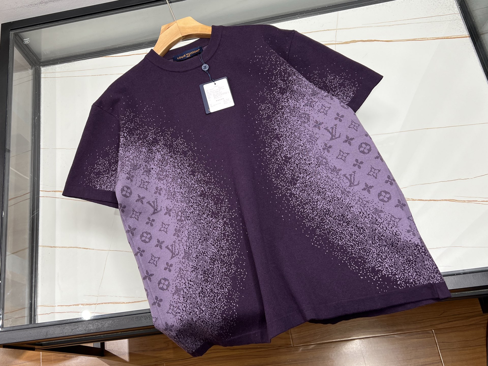 NO:689470,-26SS - Jacquard short sleeves with dark letters, interpreting the new fashion trend with a unique design. The fabric is made of high-quality cotton, which is soft and skin-friendly, has good breathability, and is comfortable to wear. The jacquard craftsmanship is exquisite, and the dark letters are cleverly integrated into it, showing a low-key luxury. The short-sleeved version is simple and neat, and modifies the arms.  The lines show a smart temperament. Whether it is paired with casual pants to create a daily casual style; or combined with suit pants to create a workplace outfit, it can be easily controlled. It is not only a piece of clothing, but also an expression of fashion attitude, making you stand out from the crowd and become the center of attention. It is an indispensable fashion item in your wardrobe.  Ready for sale purple S-M-L-XL, Louis Vuitton-clothing, Louis Vuitton, T-shirt, business suit,19860909-26SS——字母暗花提花短袖,以独特设计诠释时尚新风尚.其面料精选优质棉质,触感柔软亲肤,透气性佳,穿着舒适自在.提花工艺精湛,字母暗纹巧妙融入其中,若隐若现间尽显低调奢华.短袖版型简约利落,修饰手臂线条,展现干练气质.无论是搭配休闲裤,打造日常休闲风；还是与西装裤组合,塑造职场通勤装,都能轻松驾驭.它不仅是一件服装,更是时尚态度的表达,让你在人群中脱颖而出,成为焦点所在,是衣橱里不可或缺的时尚单品. 现货发售紫色S-M-L-XL,路易威登-服装,louis vuitton,T-shirt,business suit,,Women's clothing