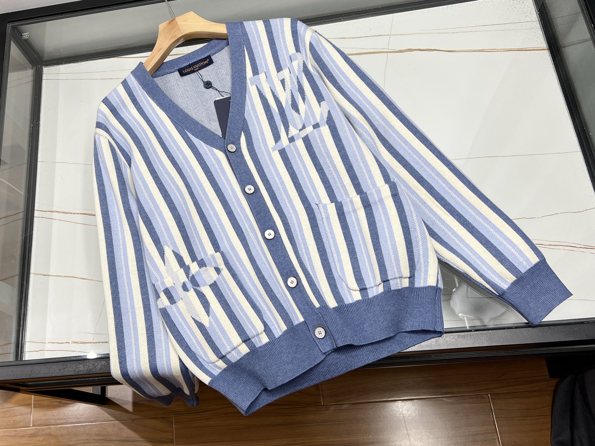 NO:689462,-26SS——The perfect fusion of fashion and comfort in the letter floral striped casual cardigan. This lettered floral striped casual cardigan is a rare treasure item in the wardrobe. It cleverly interweaves letter elements with floral patterns, and the striped design adds a sense of layering, breaks the monotony, and shows unique personality.  The fabric is soft and skin-friendly, wearing it close to the body without any burden, as if you are wrapped in gentle clouds. The loose fit is very friendly to all body types, casual and comfortable. Whether it is paired with simple jeans to create a casual street style, or with an elegant dress to create a romantic atmosphere, it can be easily controlled. Wear it and walk on the street, instantly becoming the center of attention, allowing you to enjoy comfort while blooming with unique charm. Purple S-XL, Louis Vuitton-Clothing, Louis  vuitton,skirts,jeans,19860909-26SS——字母花卉间条休闲开衫时尚与舒适的完美融合 这件字母花卉间条休闲开衫,是衣橱里不可多得的宝藏单品.它巧妙地将字母元素与花卉图案交织,间条设计增添层次感,打破单调,尽显独特个性. 面料柔软亲肤,贴身穿着毫无负担,仿佛被轻柔的云朵包裹.宽松的版型,对各种身材都十分友好,休闲又自在.无论是搭配简约的牛仔裤,打造随性街头风；还是配上飘逸的连衣裙,营造浪漫氛围感,它都能轻松驾驭.穿上它,走在街头,瞬间成为焦点,让你在享受舒适的同时,绽放独特魅力. 现货发售紫色S-XL,路易威登-服装,louis vuitton,skirts,jeans,,Women's clothing