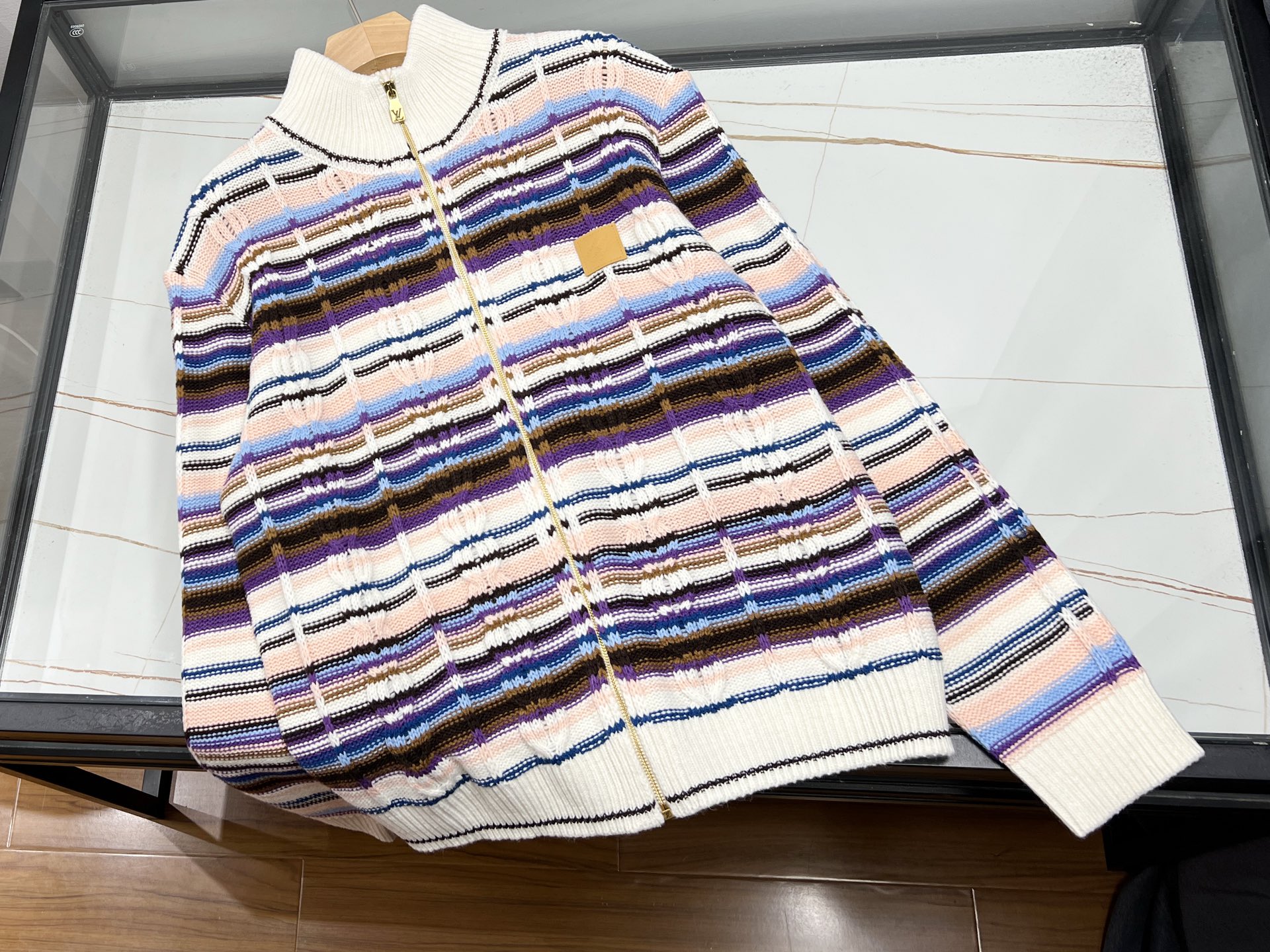 NO:689481,————The monogram color-blocked cable zipper knitted casual cardigan perfectly combines fashion and comfort. The classic cable texture gives the body a unique texture, three-dimensional and exquisite, showing good taste. The clever use of monogram color-blocking design breaks the monotony, injects vitality and personality into the overall shape, and easily becomes the focus of the street. Pull  The chain placket is easy to put on and take off, and can be flexibly adjusted according to different occasions and needs. The loose fit is not flattering to your figure and is highly tolerant. Whether it is paired with a simple T-shirt and jeans to create a casual daily style, or worn with a dress to create a gentle and sweet feeling, it can be easily controlled. It is an indispensable and versatile fashion item in the spring and autumn.  Ready for sale purple S-XL, Louis Vuitton-clothing, louis vuitton, skirts, jeans, tees, t-shirt,19860909————字母拼色绞花拉链针织休闲开衫,将时尚与舒适完美融合.经典绞花纹理赋予衣身独特质感,立体又精致,彰显不俗品味.巧妙运用字母拼色设计,打破单调,为整体造型注入活力与个性,轻松成为街头焦点.拉链门襟方便穿脱,可根据不同场合和需求灵活调整.宽松版型不挑身材,包容性强,无论是搭配简约T恤牛仔裤,打造休闲日常风；还是内搭连衣裙,营造温柔甜美感,都能轻松驾驭,是春秋季节不可或缺的百搭时尚单品. 现货发售紫色S-XL,路易威登-服装,louis vuitton,skirts,jeans,tees，t-shirt,,Women's clothing