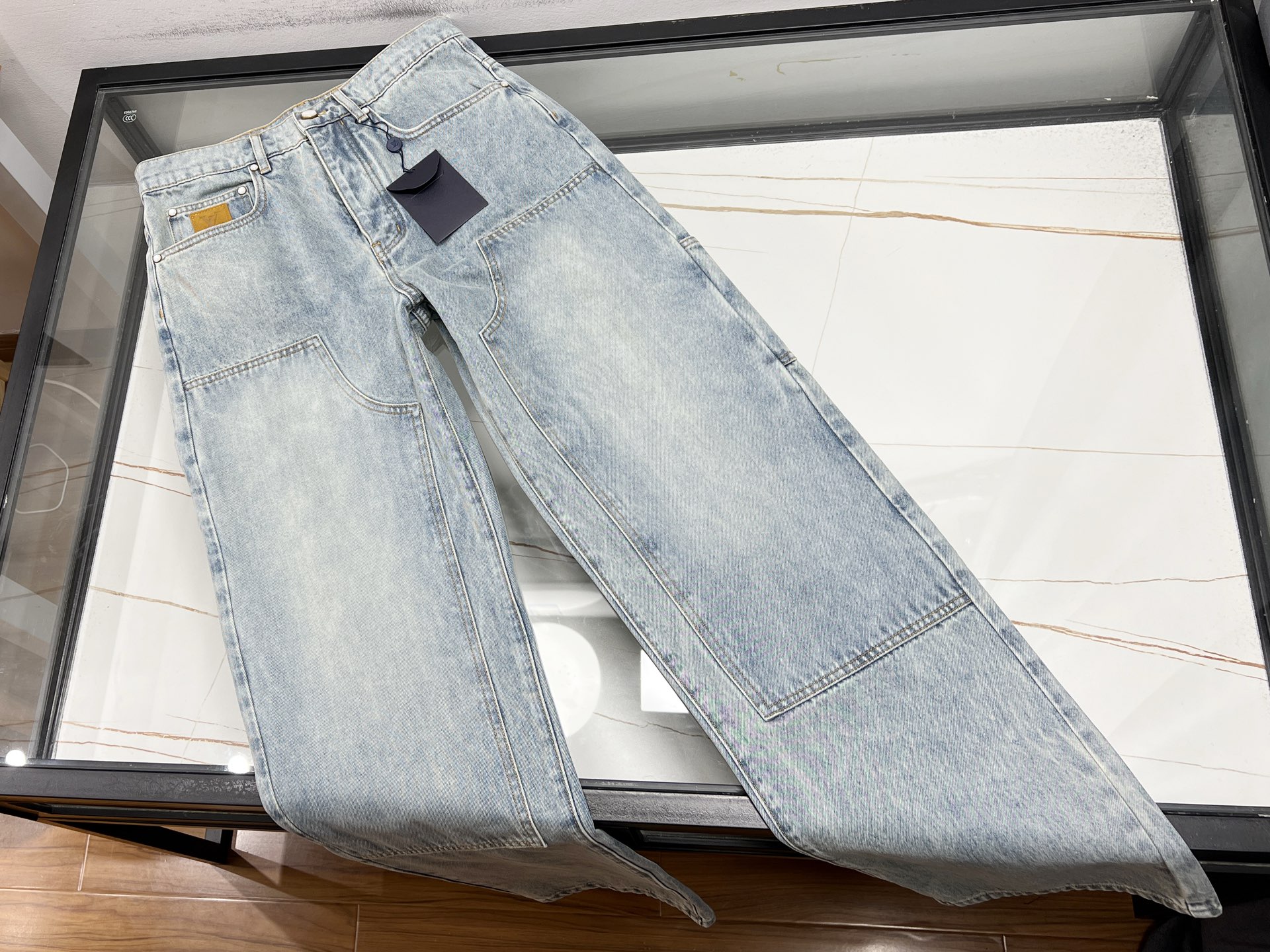 NO:689476,-26SS Pocket Fashion Jeans, Unlocking New Trends in Style. These pocket fashion jeans are simply a must-have item for fashionistas!  The unique multi-pocket design is not only practical, but also adds a bit of uninhibited personality to the overall look. The classic denim blue is versatile and attractive, and can be easily matched with a simple white T-shirt or a trendy sweater. The high-waisted style cleverly lengthens the leg line, making you look taller and slimmer. The slightly flared design of the trouser legs is retro and fashionable, showing a chic style when walking. Wearing it will instantly enhance your sense of fashion, making you stand out from the crowd and become the most handsome guy on the street!  Ready for sale light color S-XL, Louis Vuitton-clothing, louis vuitton, hoodie, sweatshirts, jeans,19860909-26SS口袋时尚牛仔裤,解锁穿搭新潮流 这条口袋时尚牛仔裤,简直是时尚达人的必备单品！独特的多口袋设计,不仅实用,还为整体造型增添了几分不羁的个性.经典牛仔蓝,百搭又耐看,无论是搭配简约白T,还是潮流卫衣,都能轻松驾驭.高腰款式巧妙拉长腿部线条,显高又显瘦.裤脚微喇设计,复古又时尚,行走间尽显潇洒风姿.穿上它,瞬间提升时尚感,让你在人群中脱颖而出,成为街头最靓的仔！ 现货发售浅色S-XL,路易威登-服装,louis vuitton,hoodie,sweatshirts,jeans,,Women's clothing