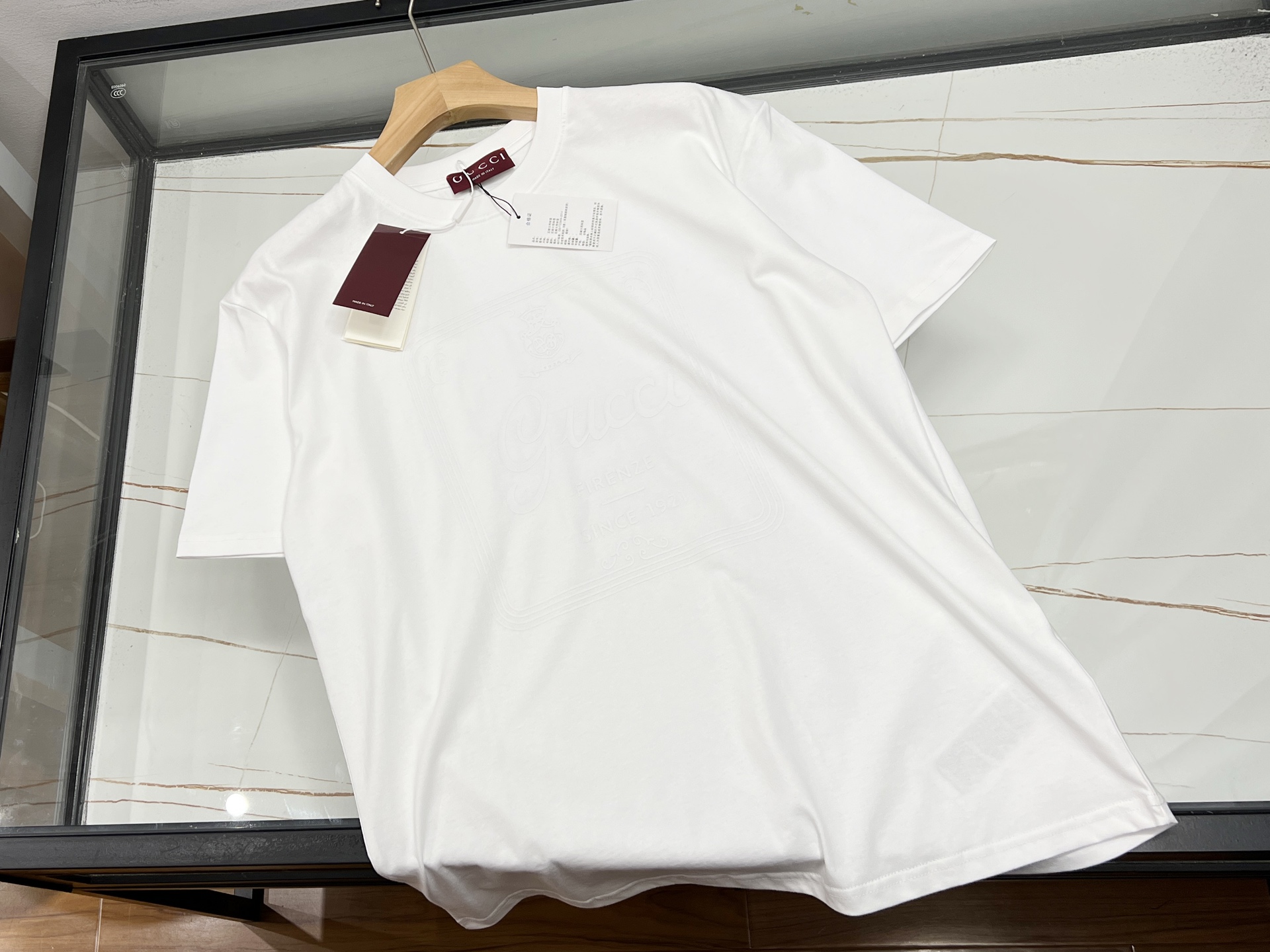 NO:689464,-26SS - The perfect fusion of fashion and quality for men's short sleeves with embroidery in the middle. This men's short sleeves with embroidery in the middle is a fashion tool in men's wardrobe. It is based on a simple version, with smooth and natural lines, fitting the male figure, comfortable and neat to wear. Its uniqueness lies in the exquisite embroidery pattern in the middle. Whether it is a simple Chinese element or a trendy abstract design, every stitch and line is meticulous, injecting soul into the short sleeves, highlighting personality and taste.  The fabric is made of high-quality cotton, which is soft and skin-friendly and has good breathability, allowing the skin to breathe freely even in the hot summer. In terms of color, the classic black, white, and gray are calm and atmospheric, while the bright colors are full of vitality, meeting the needs of different occasions. Whether worn with casual pants for walking on the street, or with suit pants for business events, it can be easily controlled and show the unique charm of men. Available in stock in two colors S-XL, Gucci-clothing, gucci, T-shirt, business suit,19860909-26SS——中间刺绣男短袖时尚与品质的完美融合 这款中间刺绣男短袖,是男士衣橱里的时尚利器.它以简约版型为基础,线条流畅自然,贴合男性身形,穿着舒适又显利落. 其独特之处在于正中间的精致刺绣图案.或古朴的中式元素,或潮流的抽象设计,每一针每一线都细腻入微,为短袖注入灵魂,彰显个性与品味. 面料选用优质棉质,柔软亲肤,透气性佳,即使在炎热夏日,也能让肌肤自由呼吸.颜色上,经典黑、白、灰沉稳大气,亮色系则活力满满,满足不同场合穿搭需求.无论是搭配休闲裤漫步街头,还是配西装裤出席商务活动,它都能轻松驾驭,展现男士独特魅力. 现货发售二色S-XL,古驰-服装,gucci,T-shirt,business suit,,Women's clothing