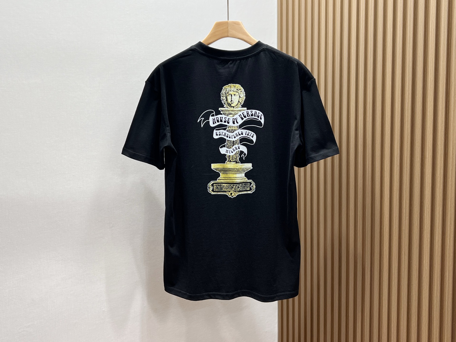 NO:689454,-26SS - The collision of retro and trend with front and rear king image printed short sleeves. This front and rear king image printed short sleeves can be called a personality in the fashion industry. On the front, the majestic king's head is outlined with unique brushstrokes. The colors are bright and layered. The details show the king's style and instantly become the focus of the vision.  Turning to the back, there is also a king element print, which echoes the front and is unique, as if telling a mysterious story. The short-sleeved version is loose and comfortable, not flattering to the figure, and the fabric is skin-friendly and breathable, making it effortless to wear in summer. Whether it is paired with casual jeans to show a casual and free style; or with striped sports shorts to highlight youthful vitality, it can be easily worn, making you stand out from the crowd and become the most dazzling presence on the street, showing your unique taste and uninhibited attitude.  Available now in two colors S-XL, men's and women's clothing, shorts, jeans, T-shirts,19860909-26SS——前后国王图像印花短袖复古与潮流的碰撞 这款前后国王图像印花短袖,堪称时尚界的个性担当.正面,威严的国王头像以独特笔触勾勒,色彩鲜明且富有层次感,细节之处尽显王者风范,瞬间成为视觉焦点. 转到背面,同样有国王元素印花,与正面相呼应又独具巧思,仿佛在诉说着一段神秘故事.短袖版型宽松舒适,不挑身材,面料亲肤透气,夏日穿着毫无负担. 无论是搭配休闲牛仔裤,展现随性洒脱；还是配条运动短裤,凸显青春活力,它都能轻松驾驭,让你在人群中脱颖而出,成为街头最耀眼的存在,尽显独特品味与不羁态度. 现货发售二色S-XL,男装女装,shorts,jeans,T-shirt,,Women's clothing