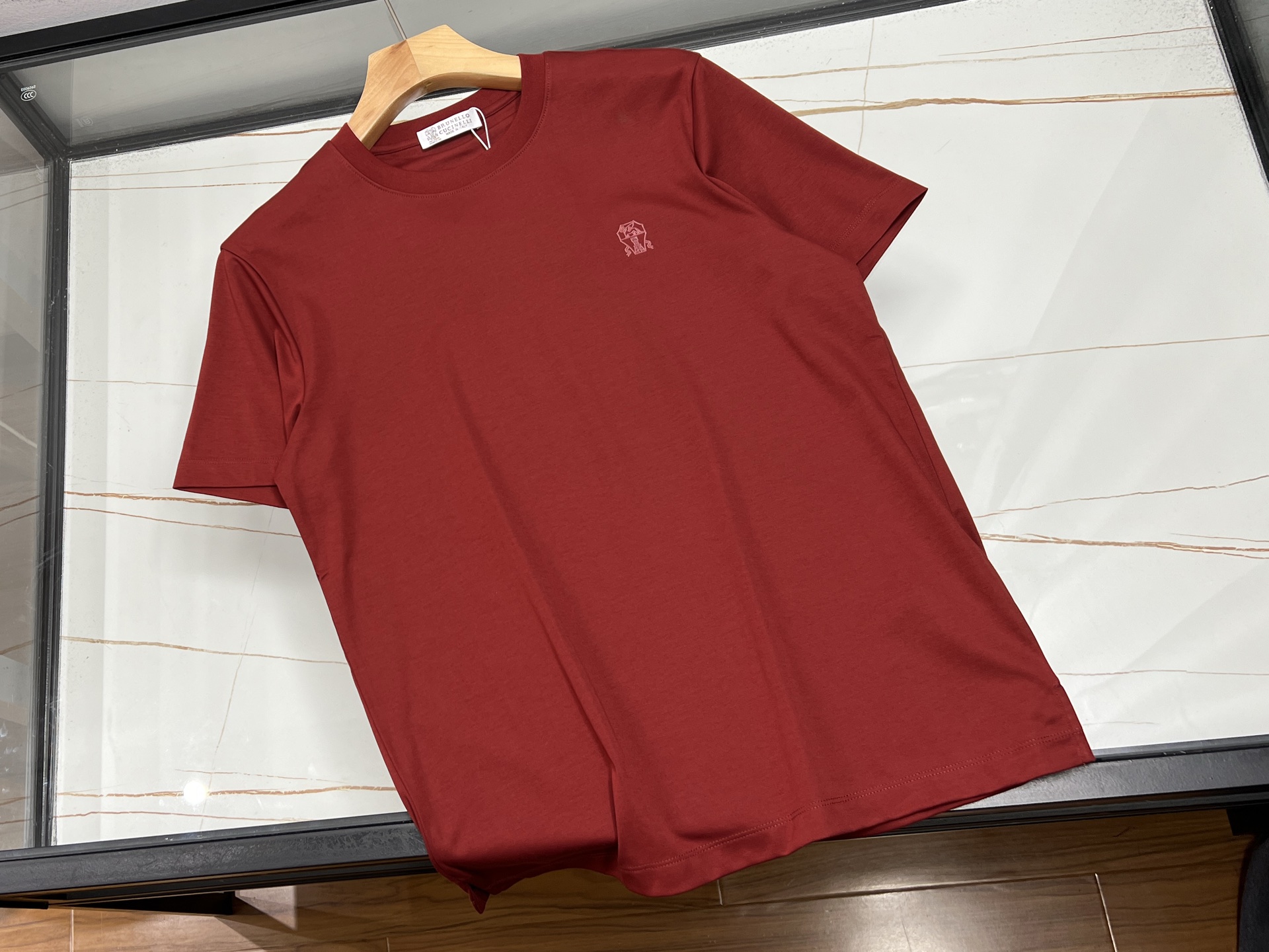 NO:689479,-26SS - Short sleeves with micro logo on the chest, a new choice for fashion and personality. This short sleeve with a unique micro logo on the chest is a must-have item for fashionistas. The micro logo design is original, either simple and abstract, or lively and interesting, adding a unique artistic flavor to the overall look.  The fabric is made of high-quality cotton, which is soft and skin-friendly and has good breathability. It is comfortable and comfortable to wear, as if you are wrapped in gentle clouds. The shape is crisp, slim but not tight, and can perfectly outline the body lines and show a confident style.  Whether paired with casual jeans to create a casual street style; or paired with an exquisite short skirt to create a sweet and cute girly feel, it can be easily controlled. Wearing this short-sleeved shirt with micro-marking on the chest will make you stand out from the crowd, become the focus of fashion, and start your own personalized fashion journey. Available in stock in 8 colors M- XXXL, men's and women's wear, skirts, jeans, T-shirts,19860909-26SS——胸前图像微标短袖,时尚个性新选择 这款胸前带有独特图像微标的短袖,是时尚达人的必备单品.微标设计独具匠心,或简约抽象,或生动有趣,为整体造型增添了一抹别样的艺术气息. 面料上,精选优质棉料,柔软亲肤,透气性佳,穿着起来舒适自在,仿佛被轻柔的云朵包裹.版型挺括,修身而不紧绷,能够完美勾勒出身体线条,展现自信风采. 无论是搭配休闲牛仔裤,打造随性洒脱的街头风；还是配上精致短裙,营造甜美可爱的少女感,它都能轻松驾驭.穿上这件胸前图像微标短袖,让你在人群中脱颖而出,成为时尚焦点,开启属于自己的个性时尚之旅. 现货发售8色M- XXXL,男装女装,skirts,jeans,T-shirt,,Women's clothing