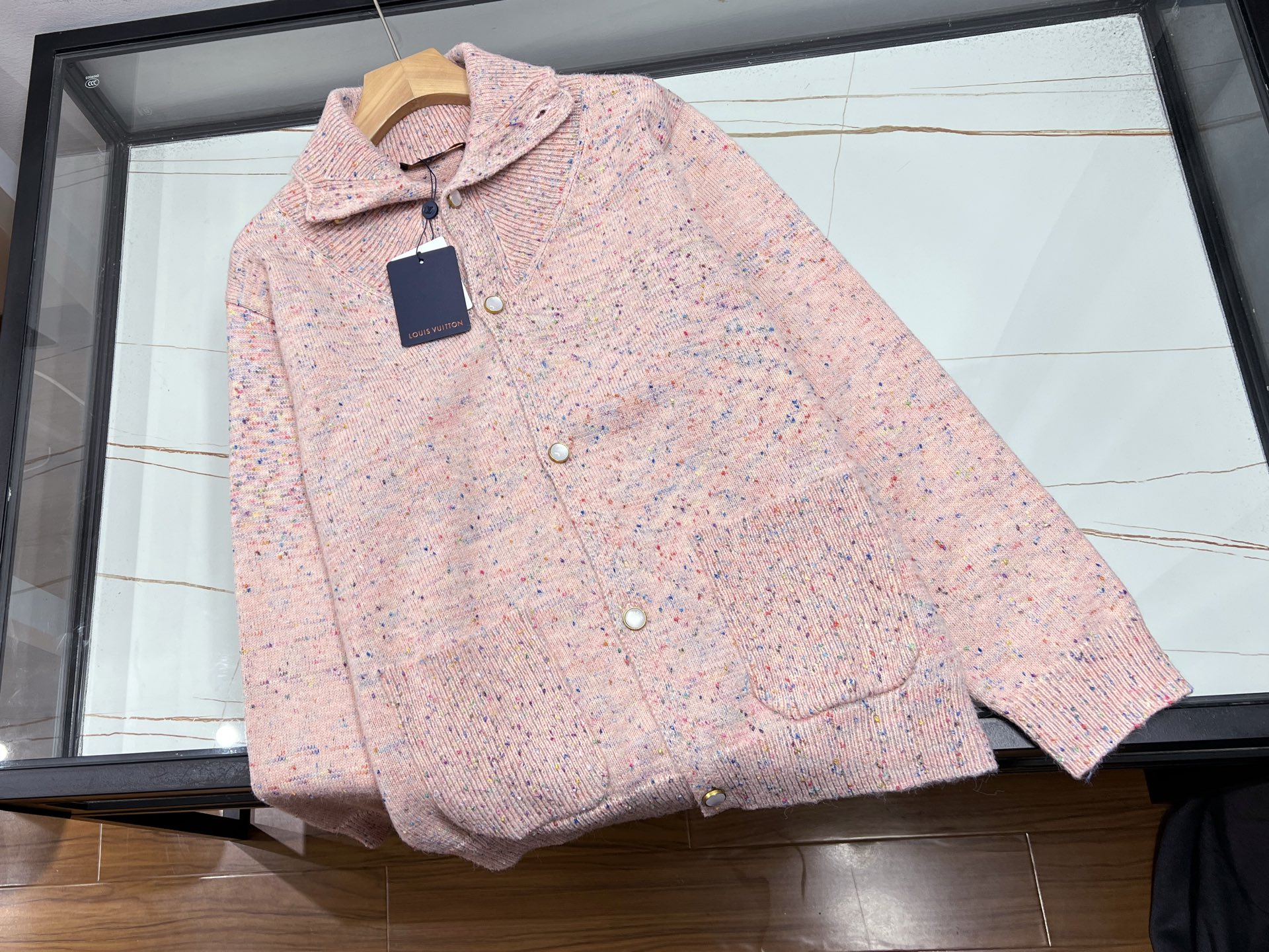 NO:689472,-26SS————Stylish casual sweaters for men and women, unlocking new styles in autumn and winter]  This sweater is designed with simple text as the highlight, cleverly blending fashion and leisure. The same version for men and women makes it easy to create a gender-neutral trend. The loose tailoring is highly tolerant and shows a casual temperament whether worn alone or layered. The selected high-quality fabrics are soft and skin-friendly and warm, and will not pierce the flesh when worn close to the body, making it perfect for autumn and winter.  You are warm and caring. The classic color is versatile and easy to match with jeans, casual pants or skirts, and can be easily matched in different occasions. Whether you are a couple going out or best friends wearing the same style, you can wear it with a unique sense of tacit understanding. One sweater, two styles, allows you to easily become the focus of the street in autumn and winter, fashion and warmth coexist!  Available now in pink and white S-XL, Louis Vuitton-clothing, louis vuitton, skirts, jeans, sweaters,19860909-26SS———字时尚休闲男女同款毛衣,解锁秋冬穿搭新风尚】 这款毛衣以简约字纹为设计亮点,巧妙融合时尚与休闲感,男女同款版型,轻松打造无性别穿搭风潮.宽松剪裁包容性强,无论是单穿叠搭都尽显随性气质.精选优质面料,柔软亲肤又保暖,贴身穿也不扎肉,秋冬季节给你温暖呵护.经典色系百搭不挑人,搭配牛仔裤、休闲裤或半裙,都能轻松驾驭不同场合.无论是情侣出街还是闺蜜同款,都能穿出独特默契感.一件毛衣,两种风格,让你在秋冬也能轻松成为街头焦点,时尚与温度并存！ 现货发售粉白S-XL,路易威登-服装,louis vuitton,skirts,jeans,sweaters,,Women's clothing